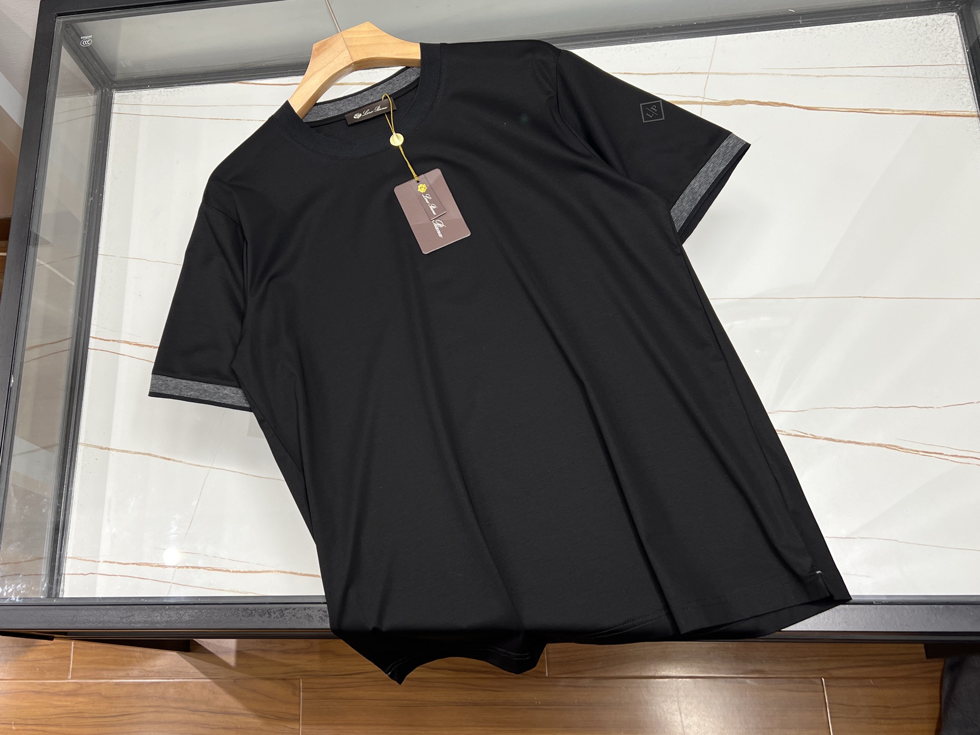 NO:755371,-26SS————Silk/cotton blended round-neck T-shirt This summer men’s classic round-neck T-shirt is made of 20% silk and 80% cotton interwoven plain fabric. The silk-cotton blend gives the skin a cloud-like soft touch, and the crisp version integrates the essence of Italian tailoring. The contrasting rib details on the cuffs low-key highlight the brand recognition. The main tone is calm and atmospheric, suitable for business and leisure wear in multiple scenarios, interpreting low-key luxury life aesthetics in details. Available now in dark green  Black dark blue M L XL XXL, men's clothing, tees, t-shirt,19860909-26SS———蚕丝/棉质混纺 圆领T恤衫 这款夏季男士经典圆领T恤,甄选20蚕丝与80棉交织平纹面料,丝棉混纺赋予肌肤云朵般轻柔触感,挺括版型融合意式剪裁精髓.袖口撞色罗纹细节低调彰显品牌辨识度,主调沉稳大气,适配商务休闲多场景穿搭,于细微处诠释低调奢华的生活美学. 现货发售墨绿 黑色 深蓝色M L XL XXL,男装,tees，t-shirt,,Women's clothing