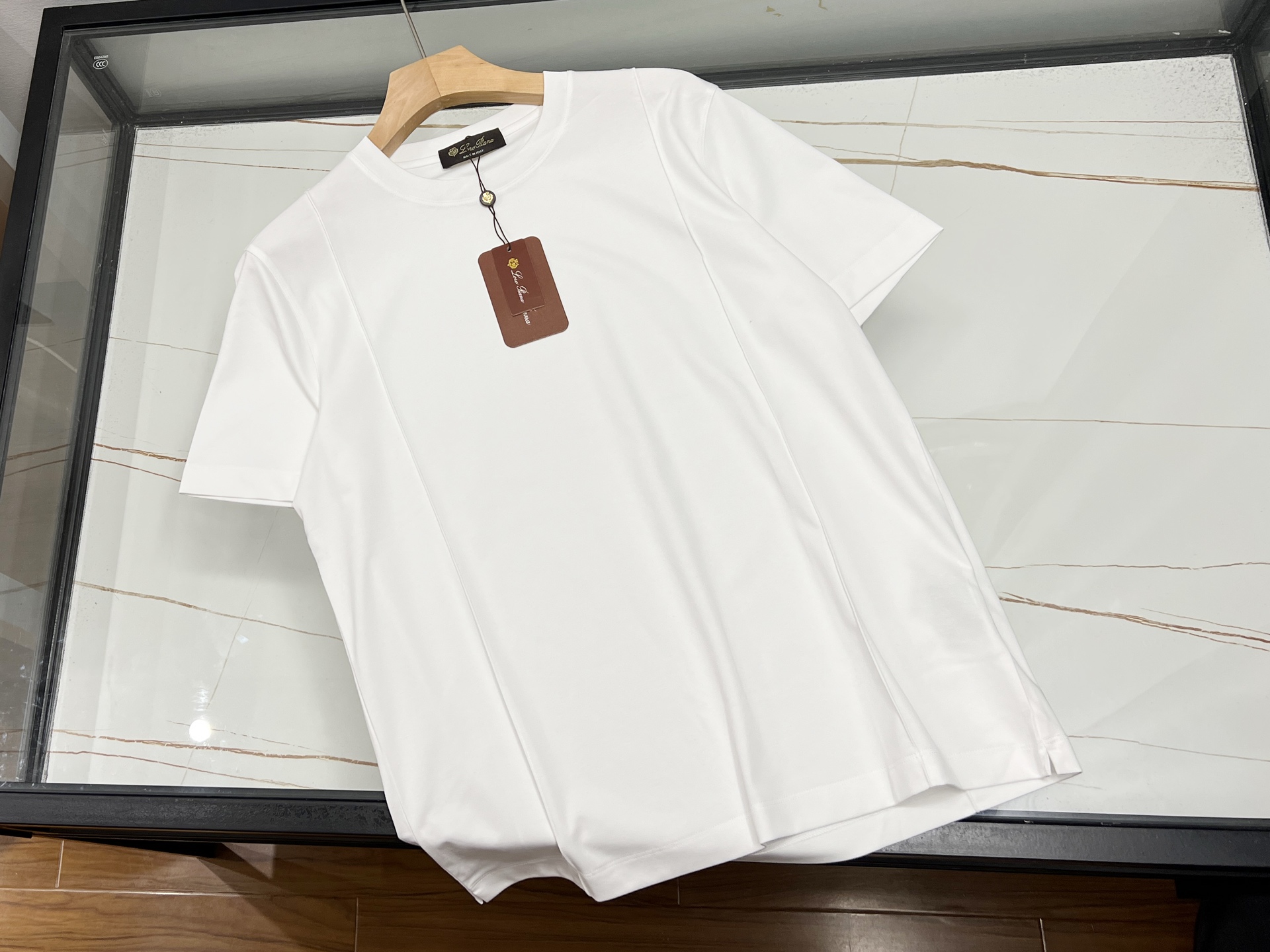 NO:755365,-26SS——Double-boned design casual cotton short-sleeves, a must-have for summer wardrobe. This double-boned design casual cotton short-sleeves are the perfect fusion of fashion and comfort. The double-boned design is unique, adding a unique layering to the overall look, breaking the monotony of conventional short sleeves, and easily showing your personality. Selected high-quality pure cotton fabrics are soft and skin-friendly, as if being embraced by clouds, giving the skin the most gentle care. It has excellent breathability, allowing the skin to breathe freely even in the hot summer, saying goodbye to stuffiness and stickiness.  The simple and casual style does not matter your body shape. Whether it is paired with jeans, shorts or sports pants, it can be easily worn and suitable for various occasions. Whether it is daily outings, sports and fitness, or home leisure, it is your ideal choice, allowing you to always stay fresh and comfortable, showing your casual charm. Three colors M-XXXL, men's clothing, shorts, jeans, T-shirt,19860909-26SS——双骨设计休闲纯棉短袖,夏日衣橱必备 这款双骨设计休闲纯棉短袖,是时尚与舒适的完美融合.双骨设计别具一格,为整体造型增添独特层次感,打破常规短袖的单调,轻松展现个性态度. 精选优质纯棉面料,触感柔软亲肤,仿佛被云朵轻拥,给予肌肤最温柔的呵护.透气性极佳,即使在炎炎夏日,也能让肌肤自由呼吸,告别闷热与黏腻. 简约休闲的版型,不挑身材,无论是搭配牛仔裤、短裤还是运动裤,都能轻松驾驭,适配多种场合.无论是日常出街、运动健身还是居家休闲,它都是你的理想之选,让你时刻保持清爽自在,尽显随性魅力. 现货发售三色M-XXXL,男装,shorts,jeans,T-shirt,,Women's clothing