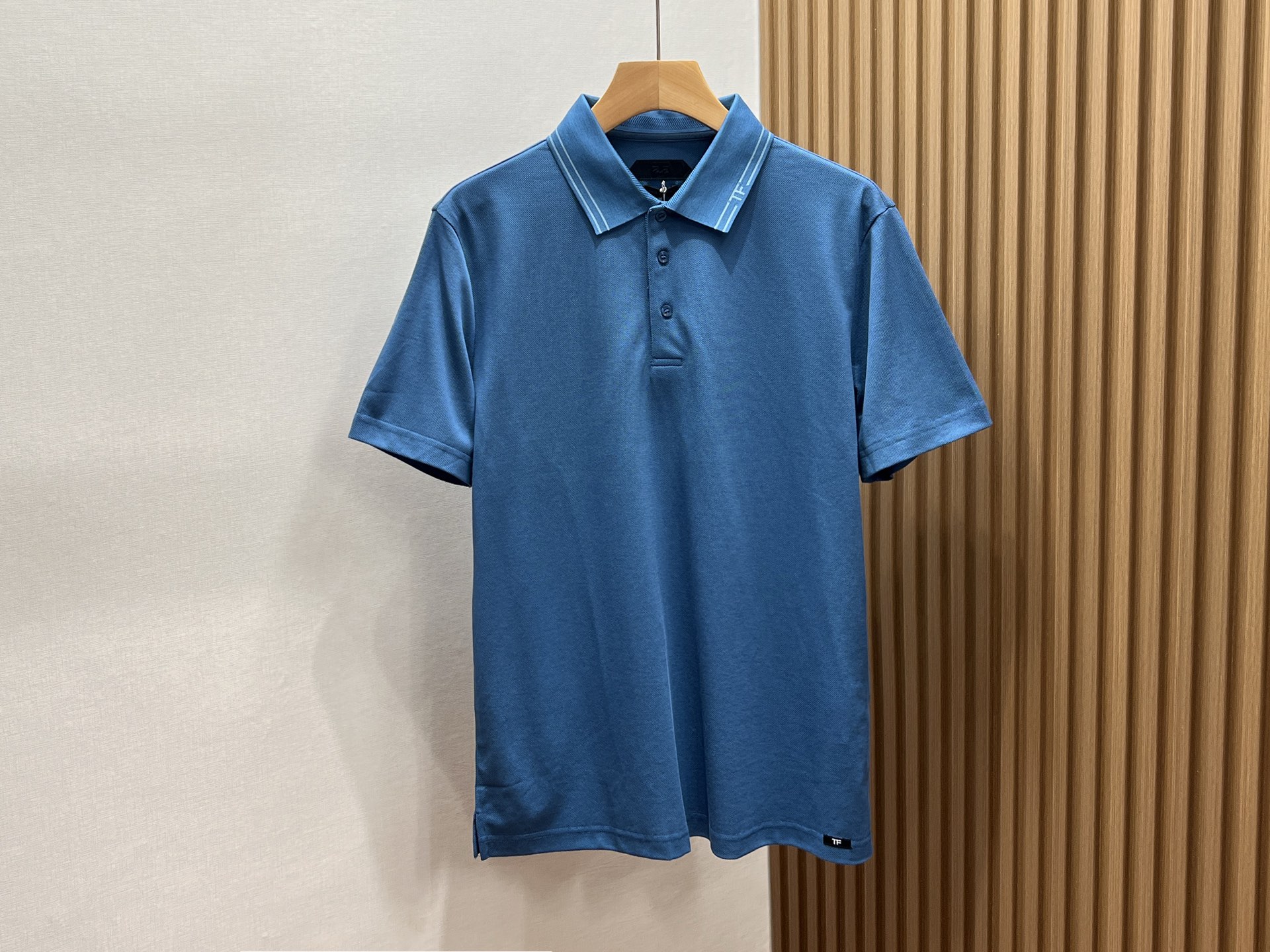 NO:755346,——TF simple letter short sleeves, with its streamlined yet fashionable design concept, have become a must-have item in the summer wardrobe. This short sleeve is made of high-quality fabrics, soft and comfortable to the touch, and has good breathability, which can keep the skin dry and comfortable even in the hot summer. The highlight of its design is the simple and generous letter logo on the chest, which reveals the unique charm of the brand in a low-key manner. Whether worn alone or as an inner layer, it can easily control a variety of styles.  In terms of style, the TF simple lettered short-sleeves are well-cut, not restricting the body but also able to modify the figure well, and are suitable for people of all shapes and sizes. In terms of color, a variety of basic colors are provided for consumers to choose from, whether it is the classic and versatile black, white and gray, or the fresh and bright macaron color series, which can meet the matching needs of different occasions and moods.  In short, with its high-quality fabrics, simple yet stylish design, and various color choices, TF simple letter short-sleeves have become the first choice for consumers who pursue both fashion and comfort. Whether it is daily travel or casual gatherings, it can make you the focus and show your personal charm. Available in stock in sky blue/burgundy/royal blue khaki 48-56, men's clothing, tom ford, T-shirt,19860909———TF简约字母短袖,以其精简而不失时尚的设计理念,成为夏日衣橱中的必备单品.这款短袖采用优质面料,触感柔软舒适,透气性好,即便是炎炎夏日也能保持肌肤的干爽与自在.其设计亮点在于胸前简洁大方的字母标识,低调中透露出品牌的独特韵味,无论是单穿还是作为内搭,都能轻松驾驭多种风格. 版型上,TF简约字母短袖剪裁得体,既不束缚身体又能很好地修饰身形,适合各种身材的人群穿着.颜色方面,提供多种基础色调供消费者选择,无论是经典百搭的黑白灰,还是清新明亮的马卡龙色系,都能满足不同场合与心情的搭配需求. 总之,TF简约字母短袖以其高品质的面料、简约而不失格调的设计,以及多样的色彩选择,成为了追求时尚与舒适并重的消费者的优选.无论是日常出行还是休闲聚会,它都能让你成为焦点,展现个人魅力. 现货发售天蓝色/酒红/宝蓝色卡其色48-56,男装,tom ford,T-shirt,,Women's clothing