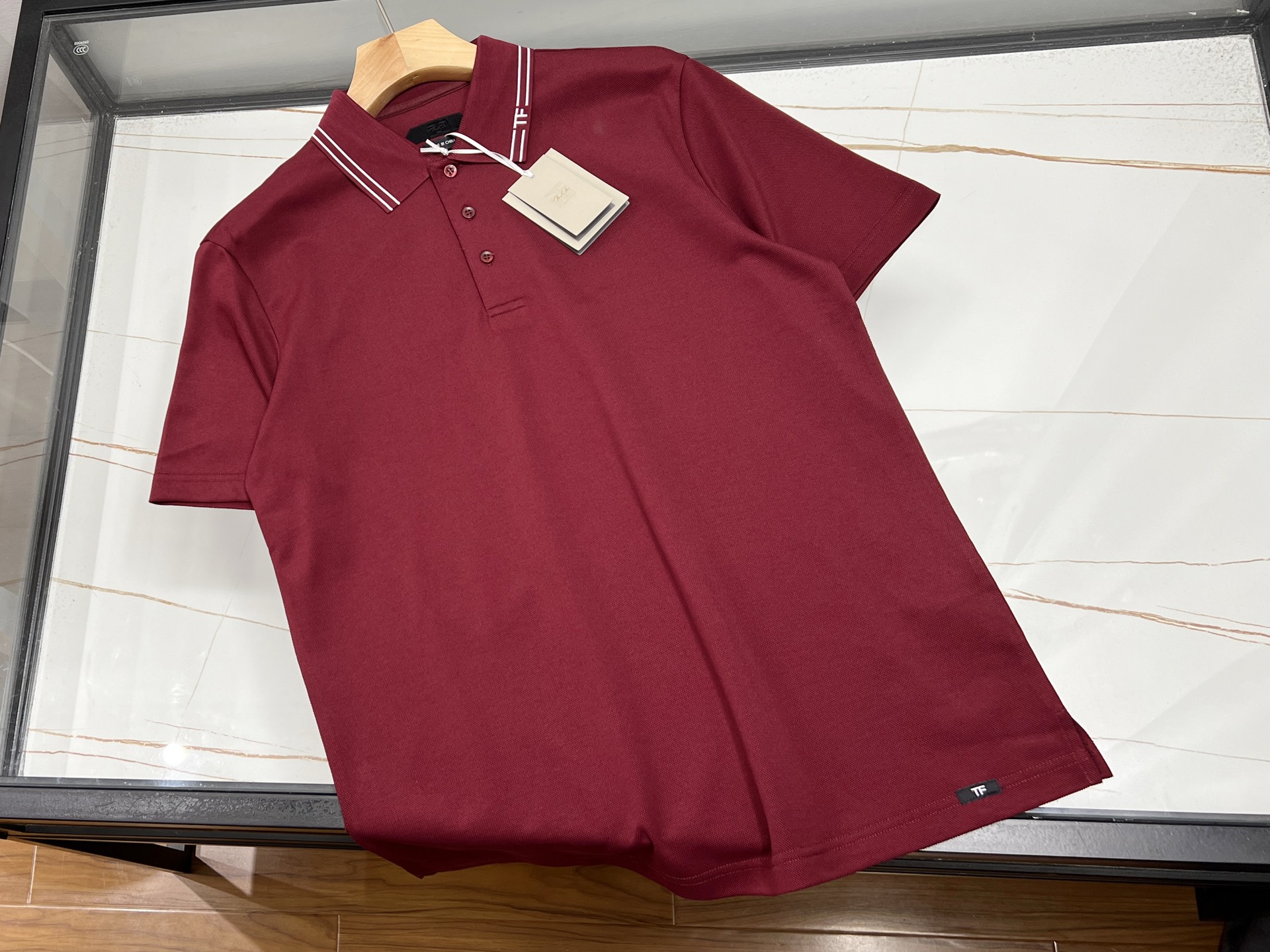 NO:755350,——TF simple letter short sleeves, with its streamlined yet fashionable design concept, have become a must-have item in the summer wardrobe. This short sleeve is made of high-quality fabrics, soft and comfortable to the touch, and has good breathability, which can keep the skin dry and comfortable even in the hot summer. The highlight of its design is the simple and generous letter logo on the chest, which reveals the unique charm of the brand in a low-key manner. Whether worn alone or as an inner layer, it can easily control a variety of styles.  In terms of style, the TF simple lettered short-sleeves are well-cut, not restricting the body but also able to modify the figure well, and are suitable for people of all shapes and sizes. In terms of color, a variety of basic colors are provided for consumers to choose from, whether it is the classic and versatile black, white and gray, or the fresh and bright macaron color series, which can meet the matching needs of different occasions and moods.  In short, with its high-quality fabrics, simple yet stylish design, and various color choices, TF simple letter short-sleeves have become the first choice for consumers who pursue both fashion and comfort. Whether it is daily travel or casual gatherings, it can make you the focus and show your personal charm. Available in stock in sky blue/burgundy/royal blue khaki 48-56, men's clothing, tom ford, T-shirt,19860909———TF简约字母短袖,以其精简而不失时尚的设计理念,成为夏日衣橱中的必备单品.这款短袖采用优质面料,触感柔软舒适,透气性好,即便是炎炎夏日也能保持肌肤的干爽与自在.其设计亮点在于胸前简洁大方的字母标识,低调中透露出品牌的独特韵味,无论是单穿还是作为内搭,都能轻松驾驭多种风格. 版型上,TF简约字母短袖剪裁得体,既不束缚身体又能很好地修饰身形,适合各种身材的人群穿着.颜色方面,提供多种基础色调供消费者选择,无论是经典百搭的黑白灰,还是清新明亮的马卡龙色系,都能满足不同场合与心情的搭配需求. 总之,TF简约字母短袖以其高品质的面料、简约而不失格调的设计,以及多样的色彩选择,成为了追求时尚与舒适并重的消费者的优选.无论是日常出行还是休闲聚会,它都能让你成为焦点,展现个人魅力. 现货发售天蓝色/酒红/宝蓝色卡其色48-56,男装,tom ford,T-shirt,,Women's clothing