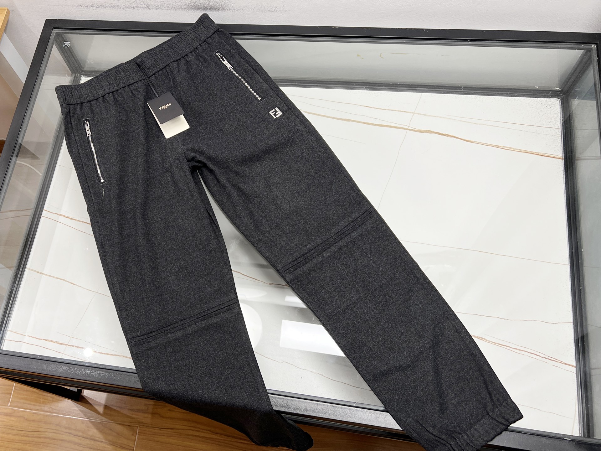 NO:755337,-26SS————Spring New Product Men’s elastic waist casual pants with classic style, 98% wool blend, top quality fabrics, high luxury designer brand, the men’s ready-to-wear is very tasteful. The material and workmanship are impeccable. The FF letter logo under the left pocket is unintentionally the soul of the whole pair of pants. The waist and trouser legs are cut with elastic design to create a sense of space. The waist and hips are slightly loose, and the trouser legs are small and straight, visually showing the length of the legs.  Anyone can control it, the effect is great, and every part is just right. The pants are soft, simple and neat, and you really don’t like to waste your brain cells when wearing them. Friends who are familiar with them can tell what grade they are at a glance, and the high-grade and unique fabrics are not polite at all. High-quality shipments can meet the needs of various occasions. Brothers who like it can go directly!  Spot sale dark gray 46-48-50-52-54, Fendi-clothing, fendi,19860909-26SS———春季新品 男士弹力腰围休闲裤经典裤型,98羊毛混纺,面料顶级 高奢设计师品牌,所塑造的男性成衣非常有品味. 版型用料做工,也是无可挑次的,左口袋下方FF字母logo无意是整条裤的灵魂所在. 腰部和裤脚利用松紧设计剪裁构建出空间感,腰臀稍松,裤脚小直筒 视觉上显腿长. 任何人都可以驾驭的款,效果相当棒,各部位恰到好处. 裤子柔软简约利落,穿搭真的不爱浪费脑细胞 熟悉的朋友一眼就知道是什么级别,大气高级别及独有的面料也是一点不客气 高品质出货,满足各种场合的需要喜欢的兄弟可直入！ 现货发售深灰色46-48-50-52-54,芬迪-服装,fendi,,Women's clothing