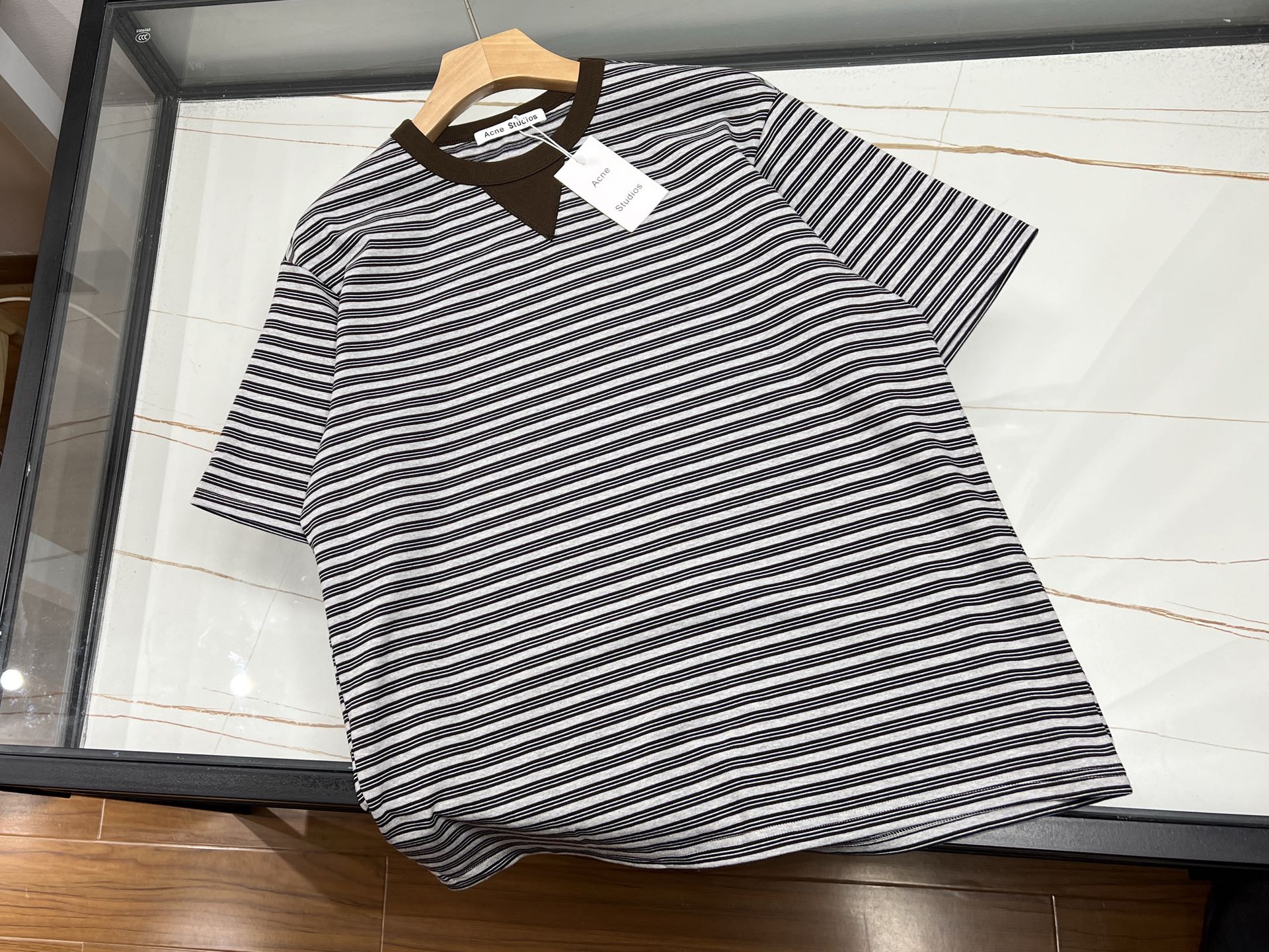 NO:776436,-26SS - Heavy-duty washed short-sleeves with striped strips perfectly integrate retro craftsmanship with modern trends. They are made of 320g heavy-weight pure cotton fabric and are treated with double washing to present a natural aged texture and soft touch. The iconic striped design adopts double-sided heavy-duty sewing technology, and the stripe spacing is precisely calculated, which can not only modify the body shape but also full of visual tension.  The details reflect the ingenuity of the three-needle reinforced neckline to ensure that it does not deform, the double-stitched cuffs improve durability, and the slightly dropped shoulder tailoring combines comfort and silhouette. The special washing process gives the clothes a retro charm while keeping the fabric stiff and not easily deformed. It is highly malleable in terms of matching, whether it is paired with overalls to create a street style, or combined with denim items to give an American retro feel, it can be easily controlled. The loose-fitting design is suitable for layering, and is a must-have item for trendy people who pursue texture and personality.  Ready for sale S-XL, men's clothing, T-shirt,19860909-26SS——间条重工水洗短袖将复古工艺与现代潮流完美融合,采用320g重磅纯棉面料,经过双重水洗工艺处理,呈现出自然的做旧质感与柔软触感.标志性的间条设计采用双面重工缝制技术,条纹间距经过精密计算,既能修饰身形又充满视觉张力, 细节处体现匠心三本针加固领口确保不变形,双车线袖口提升耐用性,微落肩剪裁兼顾舒适与廓形感.特殊的水洗工艺使衣物自带复古韵味,同时保持面料挺括不易变形.搭配方面极具可塑性,无论是搭配工装裤打造街头风,还是与牛仔单品组合呈现美式复古感,都能轻松驾驭.宽松版型设计适合叠穿,是追求质感与个性的潮流人士必备单品. 现货发售间条S-XL,男装,T-shirt,,Women's clothing