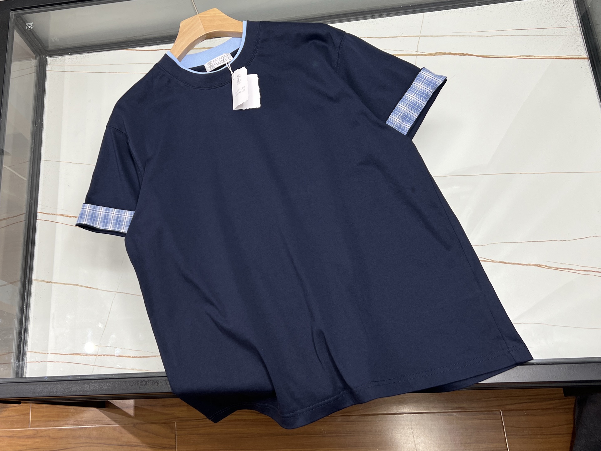 NO:774211,-26SS - Heavy-duty washed short sleeves with folded sleeves perfectly integrate retro craftsmanship and modern trends. They are made of 320g heavy-weight pure cotton fabric, which has been double-washed to give it a natural aged texture and soft touch. The iconic strip design uses double-sided heavy-duty sewing technology, and the stripe spacing is precisely calculated to modify the body shape and full of visual tension. Classic color schemes such as black and gray/blue and white meet different style needs.  The details reflect the ingenuity of the three-needle reinforced neckline to ensure that it does not deform, the double-stitched cuffs improve durability, and the slightly dropped shoulder tailoring combines comfort and silhouette. The special washing process gives the clothes a retro charm while keeping the fabric stiff and not easily deformed. It is highly malleable in terms of matching, whether it is paired with overalls to create a street style, or combined with denim items to give an American retro feel, it can be easily controlled. The loose-fitting design is suitable for layering, and is a must-have item for trendy people who pursue texture and personality.  Ready for sale blue S-XL, men's clothing, T-shirt,19860909-26SS——袖边折拼重工水洗短袖将复古工艺与现代潮流完美融合,采用320g重磅纯棉面料,经过双重水洗工艺处理,呈现出自然的做旧质感与柔软触感.标志性的间条设计采用双面重工缝制技术,条纹间距经过精密计算,既能修饰身形又充满视觉张力,黑灰/蓝白等经典配色方案满足不同风格需求. 细节处体现匠心三本针加固领口确保不变形,双车线袖口提升耐用性,微落肩剪裁兼顾舒适与廓形感.特殊的水洗工艺使衣物自带复古韵味,同时保持面料挺括不易变形.搭配方面极具可塑性,无论是搭配工装裤打造街头风,还是与牛仔单品组合呈现美式复古感,都能轻松驾驭.宽松版型设计适合叠穿,是追求质感与个性的潮流人士必备单品. 现货发售蓝色S-XL,男装,T-shirt,,Women's clothing