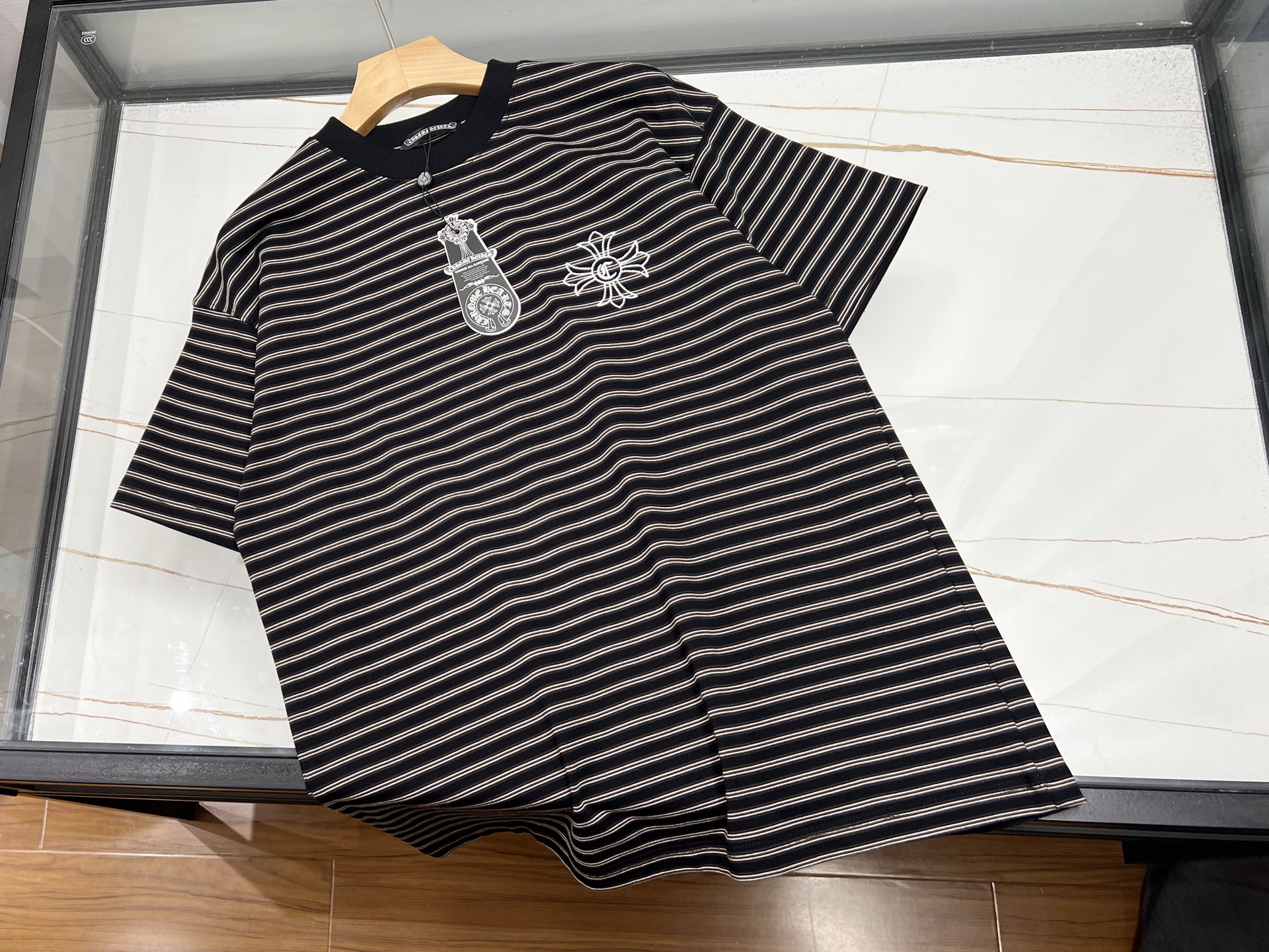 NO:774199,-26SS - Crow's heart-stitched heavy-duty washed short-sleeves perfectly integrate retro craftsmanship with modern trends. They are made of 320g heavyweight pure cotton fabric and are treated with double washing to present a natural aged texture and soft touch. The iconic strip design uses double-sided heavy-duty sewing technology, and the stripe spacing is precisely calculated to modify the body shape and full of visual tension. Classic color schemes such as black and gray/blue and white meet different style needs.  The details reflect the ingenuity of the three-needle reinforced neckline to ensure that it does not deform, the double-stitched cuffs improve durability, and the slightly dropped shoulder tailoring combines comfort and silhouette. The special washing process gives the clothes a retro charm while keeping the fabric stiff and not easily deformed. It is highly malleable in terms of matching, whether it is paired with overalls to create a street style, or combined with denim items to give an American retro feel, it can be easily controlled. The loose-fitting design is suitable for layering, and is a must-have item for trendy people who pursue texture and personality.  Ready for sale in two colors S-XL, chrome hearts-clothing, chrome hearts, T-shirt,19860909-26SS——克罗心折拼重工水洗短袖将复古工艺与现代潮流完美融合,采用320g重磅纯棉面料,经过双重水洗工艺处理,呈现出自然的做旧质感与柔软触感.标志性的间条设计采用双面重工缝制技术,条纹间距经过精密计算,既能修饰身形又充满视觉张力,黑灰/蓝白等经典配色方案满足不同风格需求. 细节处体现匠心三本针加固领口确保不变形,双车线袖口提升耐用性,微落肩剪裁兼顾舒适与廓形感.特殊的水洗工艺使衣物自带复古韵味,同时保持面料挺括不易变形.搭配方面极具可塑性,无论是搭配工装裤打造街头风,还是与牛仔单品组合呈现美式复古感,都能轻松驾驭.宽松版型设计适合叠穿,是追求质感与个性的潮流人士必备单品. 现货发售二色S-XL,克罗心-服装,chrome hearts,T-shirt,,Women's clothing