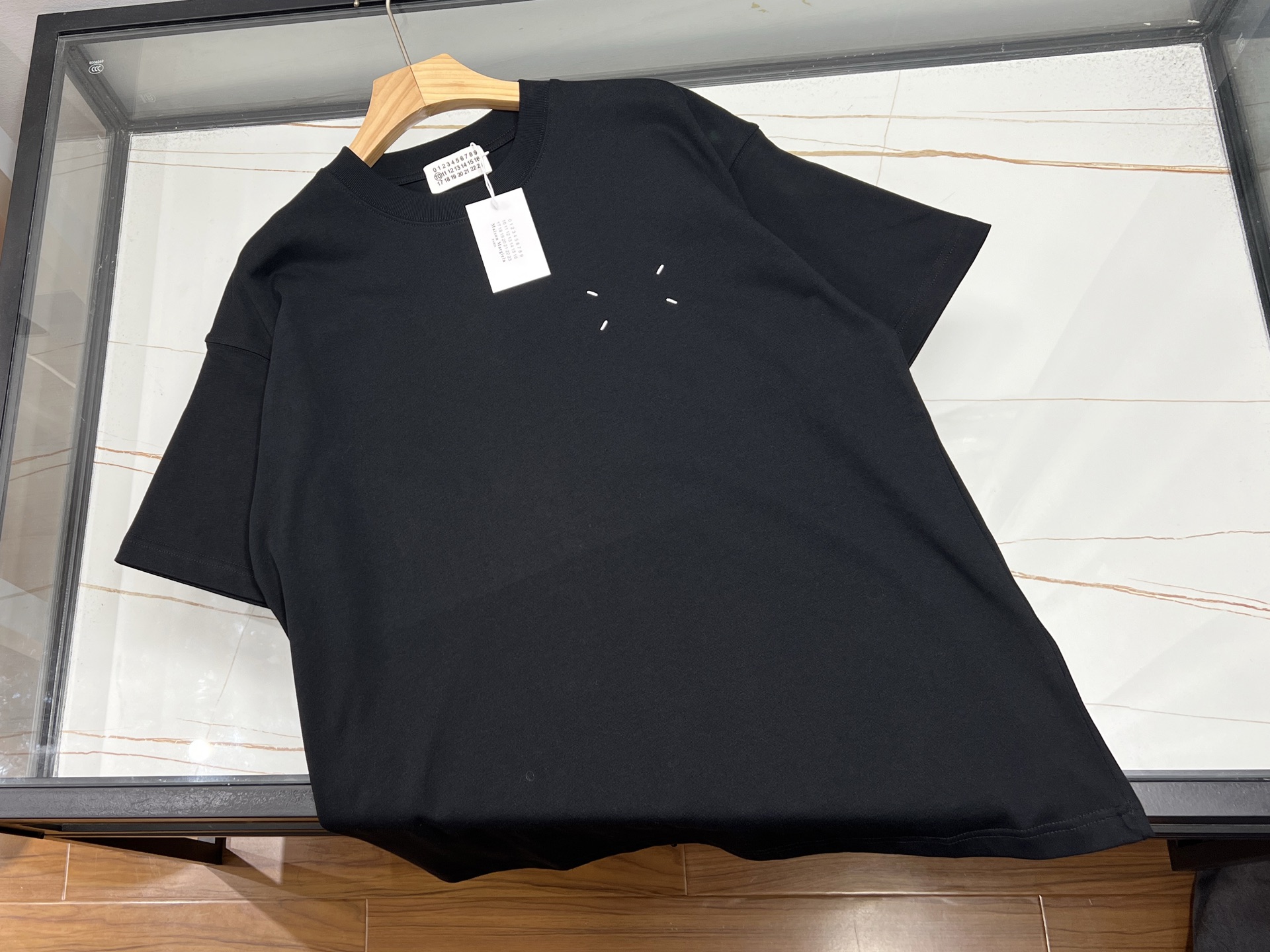 NO:774194,-26SS——MA folding heavy-duty washed short-sleeves perfectly integrate retro craftsmanship with modern trends. They are made of 320g heavy-weight pure cotton fabric and are treated with double washing to present a natural aged texture and soft touch. The iconic strip design adopts double-sided heavy-duty sewing technology, and the stripe spacing is precisely calculated, which can not only modify the body shape but also full of visual tension.  The details reflect the ingenuity of the three-needle reinforced neckline to ensure that it does not deform, the double-stitched cuffs improve durability, and the slightly dropped shoulder tailoring combines comfort and silhouette. The special washing process gives the clothes a retro charm while keeping the fabric stiff and not easily deformed. It is highly malleable in terms of matching, whether it is paired with overalls to create a street style, or combined with denim items to give an American retro feel, it can be easily controlled. The loose-fitting design is suitable for layering, and is a must-have item for trendy people who pursue texture and personality.  Available now in two colors S-XL, men's clothing, T-shirt,19860909-26SS——MA折拼重工水洗短袖将复古工艺与现代潮流完美融合,采用320g重磅纯棉面料,经过双重水洗工艺处理,呈现出自然的做旧质感与柔软触感.标志性的间条设计采用双面重工缝制技术,条纹间距经过精密计算,既能修饰身形又充满视觉张力, 细节处体现匠心三本针加固领口确保不变形,双车线袖口提升耐用性,微落肩剪裁兼顾舒适与廓形感.特殊的水洗工艺使衣物自带复古韵味,同时保持面料挺括不易变形.搭配方面极具可塑性,无论是搭配工装裤打造街头风,还是与牛仔单品组合呈现美式复古感,都能轻松驾驭.宽松版型设计适合叠穿,是追求质感与个性的潮流人士必备单品. 现货发售二色S-XL,男装,T-shirt,,Women's clothing