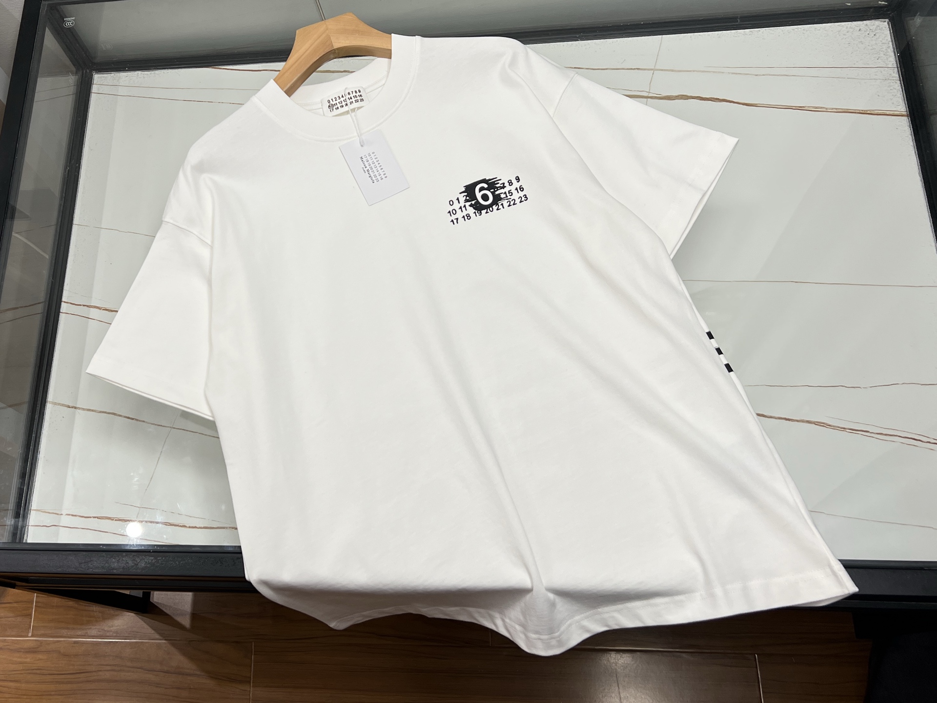 NO:774184,-26SS——MA folding heavy-duty washed short-sleeves perfectly integrate retro craftsmanship with modern trends. They are made of 320g heavy-weight pure cotton fabric and are treated with double washing to present a natural aged texture and soft touch. The iconic strip design adopts double-sided heavy-duty sewing technology, and the stripe spacing is precisely calculated, which can not only modify the body shape but also full of visual tension.  The details reflect the ingenuity of the three-needle reinforced neckline to ensure that it does not deform, the double-stitched cuffs improve durability, and the slightly dropped shoulder tailoring combines comfort and silhouette. The special washing process gives the clothes a retro charm while keeping the fabric stiff and not easily deformed. It is highly malleable in terms of matching, whether it is paired with overalls to create a street style, or combined with denim items to give an American retro feel, it can be easily controlled. The loose-fitting design is suitable for layering, and is a must-have item for trendy people who pursue texture and personality.  Available now in two colors S-XL, men's clothing, T-shirt,19860909-26SS——MA折拼重工水洗短袖将复古工艺与现代潮流完美融合,采用320g重磅纯棉面料,经过双重水洗工艺处理,呈现出自然的做旧质感与柔软触感.标志性的间条设计采用双面重工缝制技术,条纹间距经过精密计算,既能修饰身形又充满视觉张力, 细节处体现匠心三本针加固领口确保不变形,双车线袖口提升耐用性,微落肩剪裁兼顾舒适与廓形感.特殊的水洗工艺使衣物自带复古韵味,同时保持面料挺括不易变形.搭配方面极具可塑性,无论是搭配工装裤打造街头风,还是与牛仔单品组合呈现美式复古感,都能轻松驾驭.宽松版型设计适合叠穿,是追求质感与个性的潮流人士必备单品. 现货发售二色S-XL,男装,T-shirt,,Women's clothing