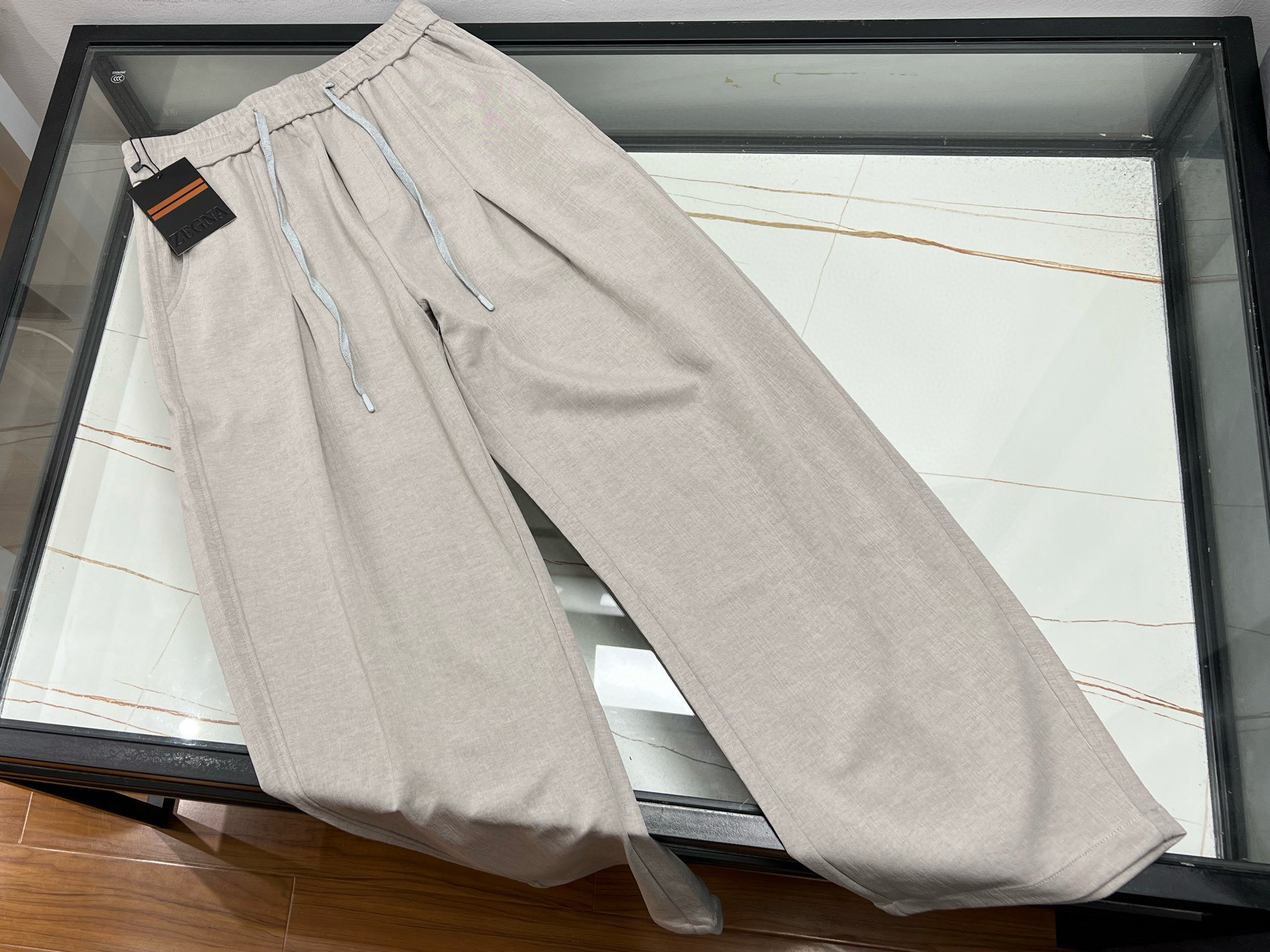 NO:778674,-26SS————Tencel men's casual flap wide-leg pants, made of lightweight Tencel fabric, feel smooth and breathable, refreshing and not stuffy to wear in summer. The wide-leg design is loose and comfortable, cleverly modifying the leg shape, showing a free and easy temperament. The flap patch pocket design adds a sense of layering, is both practical and decorative, breaking the monotony and making it more fashionable.  .The drawstring design at the waist can be flexibly adjusted for tightness, making it comfortable and non-restrictive to wear. Whether worn with a simple T-shirt or a casual shirt, it can be easily used in a variety of occasions, from daily outings to casual gatherings, showing a man's calm demeanor and unique taste. These wide-leg pants are a must-have item in men's wardrobes who pursue both comfort and fashion.  Available in two colors XS-L, men's clothing, shirts, tees, t-shirt,19860909-26SS———天丝男休闲翻盖阔腿裤,以轻盈天丝面料打造,触感柔滑透气,夏日穿着清爽不闷热.阔腿版型设计,宽松自在,巧妙修饰腿型,尽显洒脱随性气质.翻盖贴袋设计增添层次感,兼具实用性与装饰性,打破单调更显时尚.腰头抽绳设计,灵活调节松紧,穿着舒适无束缚.无论是搭配简约T恤还是休闲衬衫,都能轻松驾驭多种场合,从日常出行到休闲聚会,皆能展现男士的从容风度与独特品味.这款阔腿裤,是追求舒适与时尚并存的男士衣橱必备单品. 现货二色XS-L,男装,shirts,tees，t-shirt,,Women's clothing
