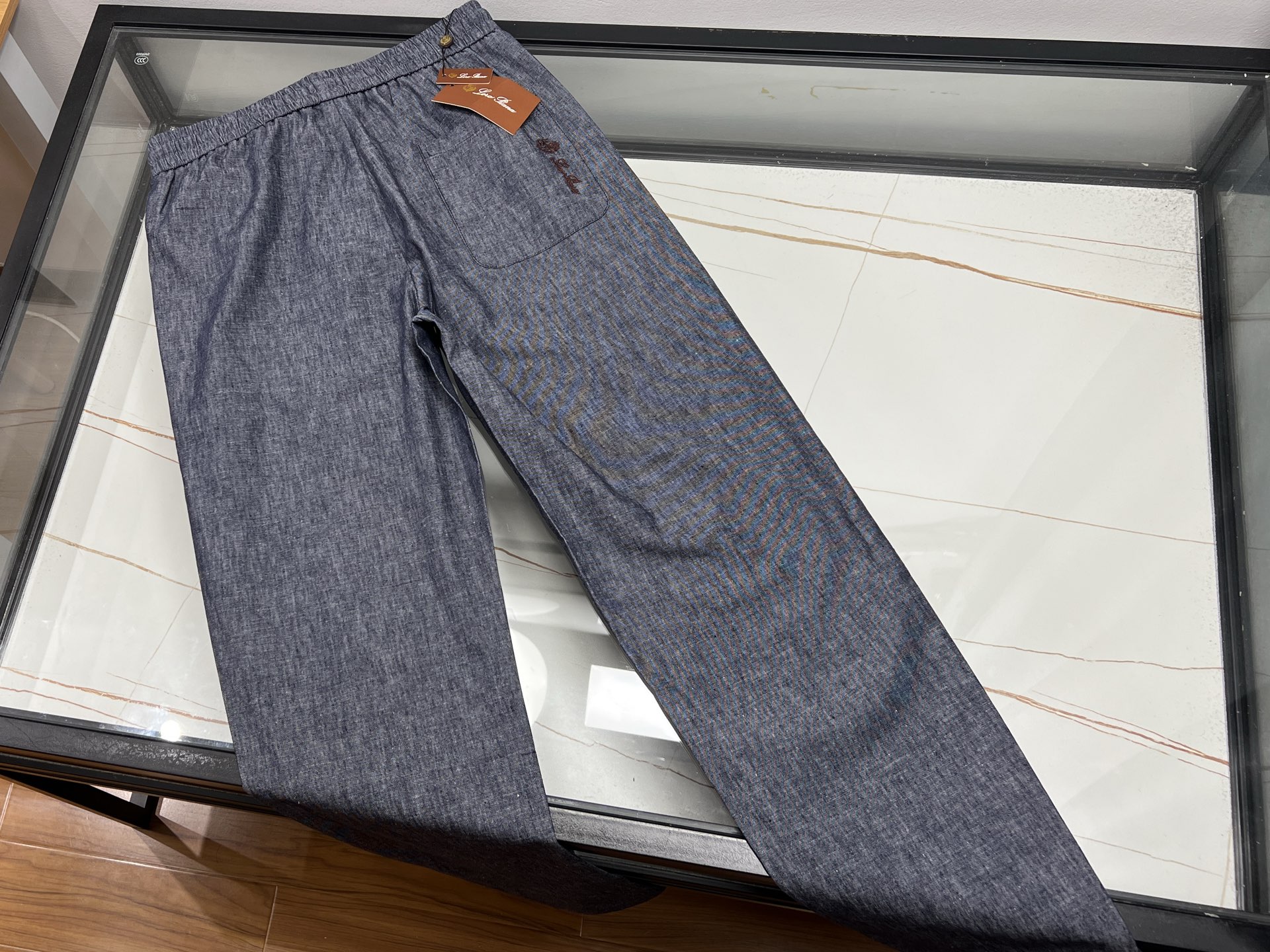 NO:774176,-26SS————LP Descendants Embroidered Casual Pants are the perfect fusion of tradition and fashion. Descendants Embroidered Casual Pants cleverly combine exquisite embroidery craftsmanship with modern casual style. On the trousers, the delicate embroidery patterns are lifelike, either as smart flowers and birds or as simple decorations. Every stitch and every thread is devoted to the efforts of the craftsmen, showing the unique charm of traditional craftsmanship.  It is made of high-quality fabrics, soft and skin-friendly, has good breathability, and is comfortable to wear. The loose-fitting design does not pick on your body shape, and can be easily controlled whether it is daily outings, sports and fitness, or leisure at home. The embellishment of embroidery elements makes the pants get rid of the monotony, adding an artistic atmosphere and a sense of fashion. Wearing them, you can not only show your personal taste, but also inherit traditional culture. It is a rare fashion item.  Ready for sale blue 31-32-33-34-35-36, men's clothing, loro piana,19860909-26SS———LP后代刺绣休闲裤传统与时尚的完美融合 后代刺绣休闲裤,将精湛刺绣工艺与现代休闲风格巧妙结合.裤身之上,细腻的刺绣图案栩栩如生,或为灵动花鸟,或为古朴纹饰,每一针每一线都倾注着匠人的心血,尽显传统工艺的独特魅力. 它选用优质面料,柔软亲肤,透气性佳,穿着舒适自在.宽松的版型设计,不挑身材,无论是日常出街、运动健身还是居家休闲,都能轻松驾驭.刺绣元素的点缀,让裤子摆脱单调,增添了一份艺术气息与时尚感,穿上它,既能展现个性品味,又能传承传统文化,实乃不可多得的时尚单品. 现货发售蓝色31-32-33-34-35-36,男装,loro piana,,Women's clothing