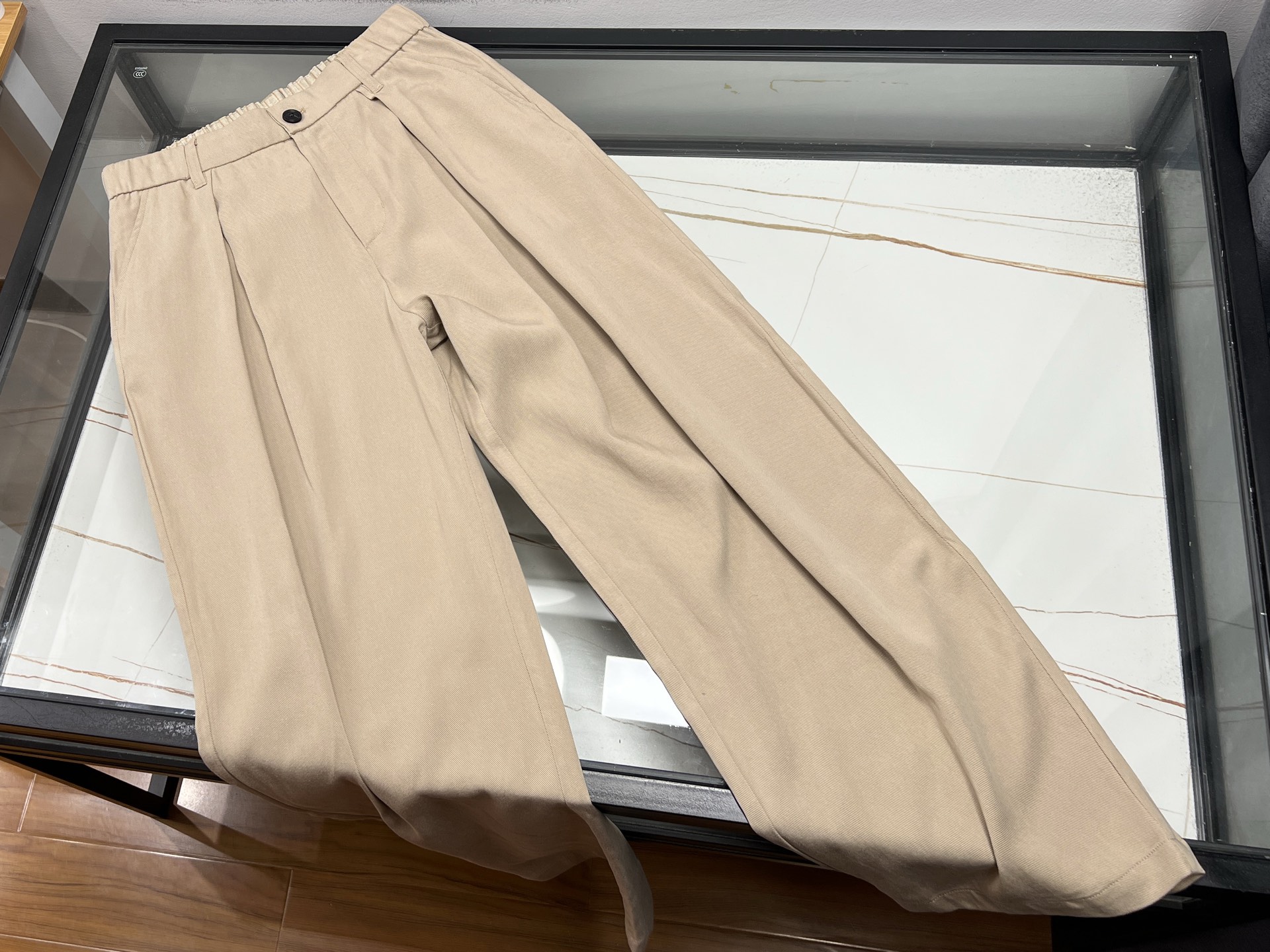 NO:774206,-26SS - Men's casual flap wide-leg lyocell pants, made of lightweight Tencel fabric, feel smooth and breathable, making them refreshing and not stuffy to wear in summer. The wide-leg design is loose and comfortable, cleverly modifying the leg shape, showing a free and easy temperament. The flap patch pocket design adds a sense of layering, is both practical and decorative, breaking the monotony and making it more fashionable.  Stylish. The drawstring design at the waist can be flexibly adjusted for elasticity, making it comfortable to wear without restraint. Whether paired with a simple T-shirt or a casual shirt, it can be easily used in a variety of occasions, from daily outings to casual gatherings, showing a man's calm demeanor and unique taste. These wide-leg pants are a must-have item in men's wardrobes who pursue both comfort and fashion.  Available in two colors M-XXL, men's clothing, shirts, tees, t-shirt,19860909-26SS———莱赛尔男休闲翻盖阔腿裤,以轻盈天丝面料打造,触感柔滑透气,夏日穿着清爽不闷热.阔腿版型设计,宽松自在,巧妙修饰腿型,尽显洒脱随性气质.翻盖贴袋设计增添层次感,兼具实用性与装饰性,打破单调更显时尚.腰头抽绳设计,灵活调节松紧,穿着舒适无束缚.无论是搭配简约T恤还是休闲衬衫,都能轻松驾驭多种场合,从日常出行到休闲聚会,皆能展现男士的从容风度与独特品味.这款阔腿裤,是追求舒适与时尚并存的男士衣橱必备单品. 现货二色M-XXL,男装,shirts,tees，t-shirt,,Women's clothing