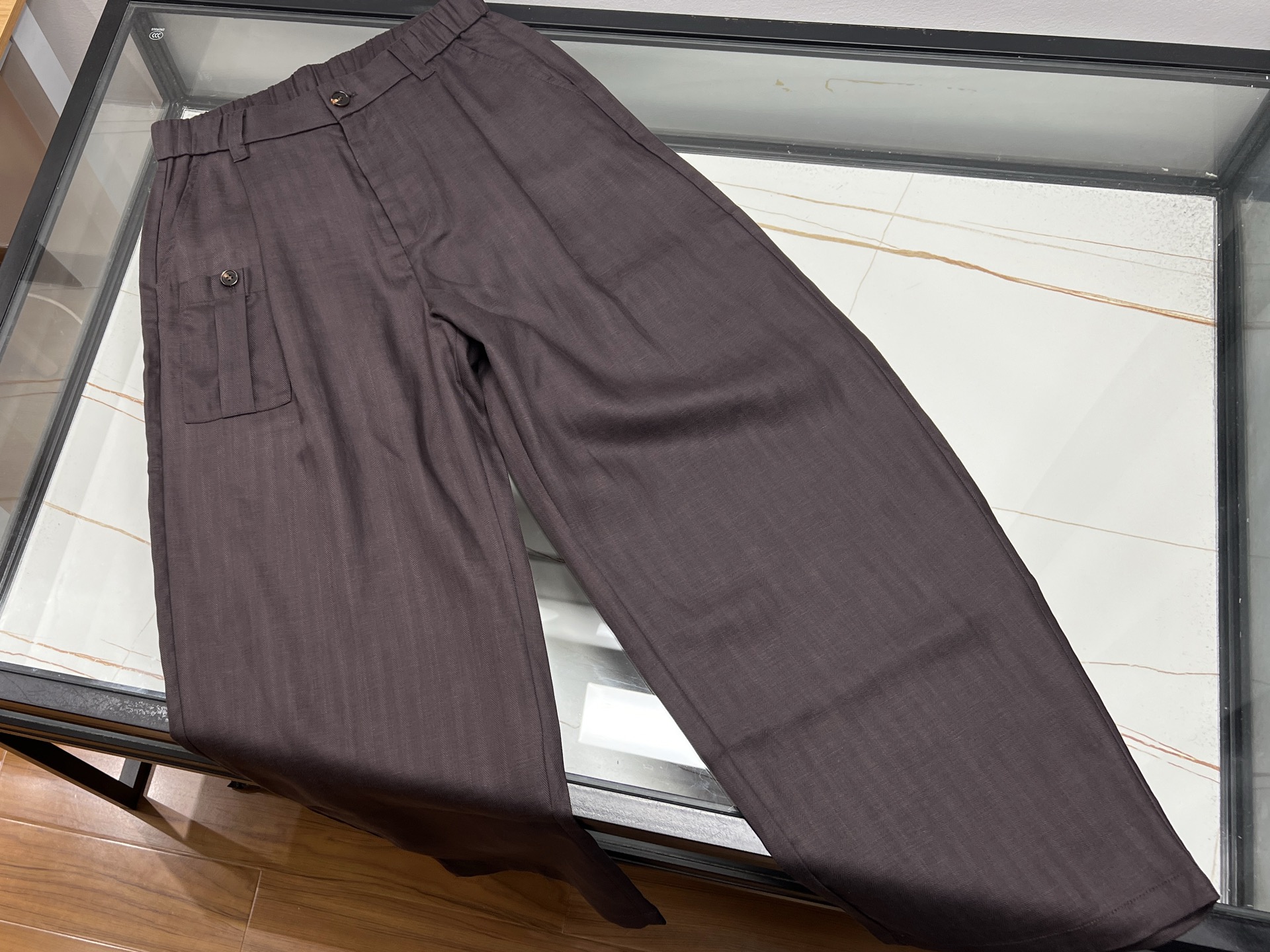 NO:774195,-26SS————Tencel men's casual flap wide-leg pants, made of lightweight Tencel fabric, feel smooth and breathable, refreshing and not stuffy to wear in summer. The wide-leg design is loose and comfortable, cleverly modifying the leg shape, showing a free and easy temperament. The flap patch pocket design adds a sense of layering, is both practical and decorative, breaking the monotony and making it more fashionable.  .The drawstring design at the waist can be flexibly adjusted for tightness, making it comfortable and non-restrictive to wear. Whether worn with a simple T-shirt or a casual shirt, it can be easily used in a variety of occasions, from daily outings to casual gatherings, showing a man's calm demeanor and unique taste. These wide-leg pants are a must-have item in men's wardrobes who pursue both comfort and fashion.  Spot smoke red M-XXL, men's clothing, shirts, tees, t-shirt,19860909-26SS———天丝男休闲翻盖阔腿裤,以轻盈天丝面料打造,触感柔滑透气,夏日穿着清爽不闷热.阔腿版型设计,宽松自在,巧妙修饰腿型,尽显洒脱随性气质.翻盖贴袋设计增添层次感,兼具实用性与装饰性,打破单调更显时尚.腰头抽绳设计,灵活调节松紧,穿着舒适无束缚.无论是搭配简约T恤还是休闲衬衫,都能轻松驾驭多种场合,从日常出行到休闲聚会,皆能展现男士的从容风度与独特品味.这款阔腿裤,是追求舒适与时尚并存的男士衣橱必备单品. 现货烟红M-XXL,男装,shirts,tees，t-shirt,,Women's clothing