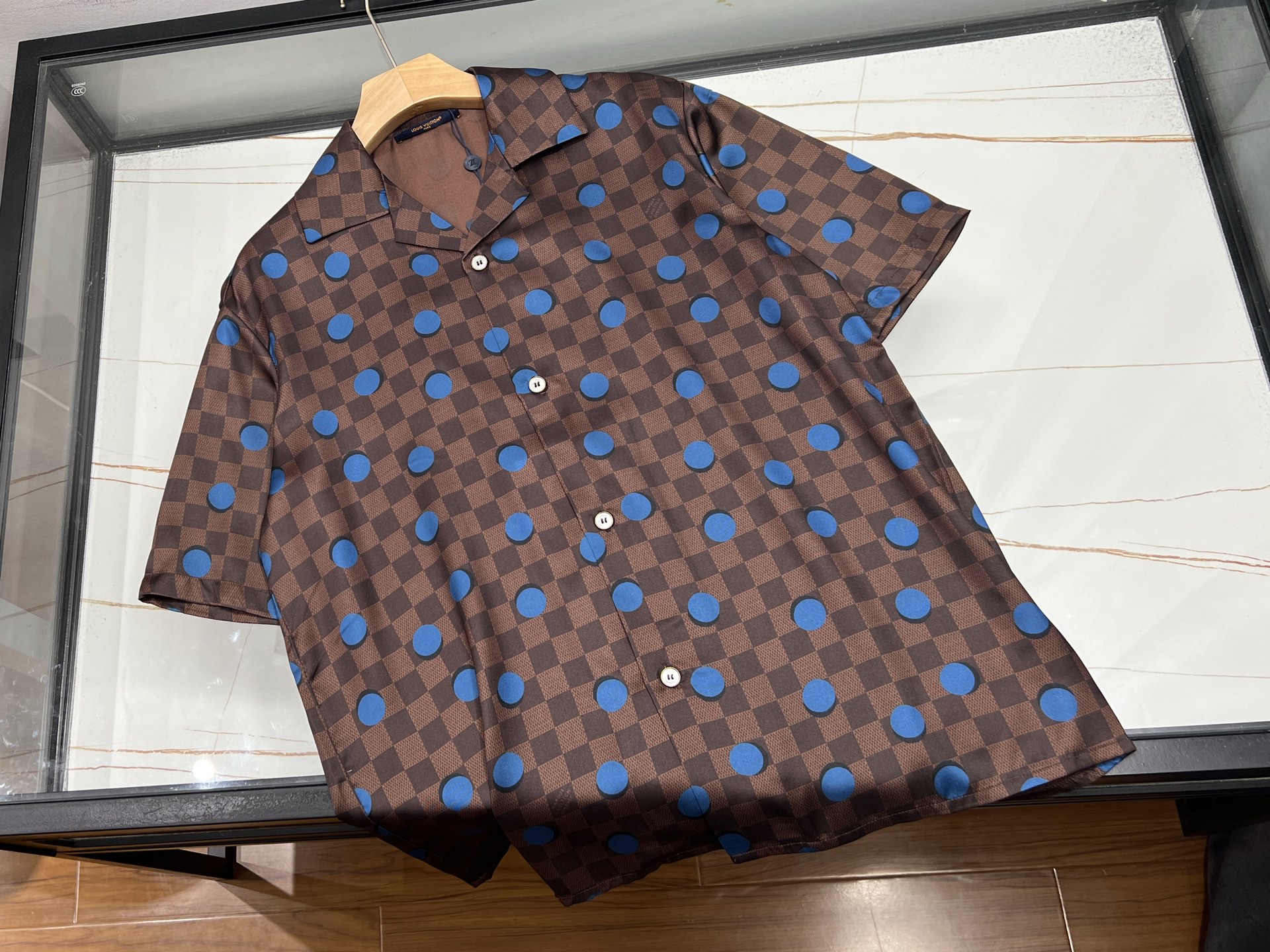 NO:774185,-26SS—Beach casual shirt is an elegant choice for the seaside in summer. In summer when the sun and waves intertwine, a beach casual shirt is a must-have item for a romantic vacation. Selected pure cotton or cotton and linen blended fabrics are as light and breathable as the sea breeze, and have a delicate touch that gently wraps the skin, keeping you fresh and comfortable even under the scorching sun. The fabric treated with special technology is both wrinkle-resistant and quick-drying, allowing you to say goodbye to the worries of wearing clothes for playing at the beach.  The classic stand-up collar design modifies the neck line, the slim cut outlines the graceful figure, and the unique cuff design cleverly covers arm fat. From white as pure as waves, to blue as deep as the ocean, to vibrant coral, there are multiple color options to meet the matching needs of different occasions. The tassel decoration on the hem of the clothes flutters in the wind, and the exquisite buttons and personalized patterns embellish the details, each of which shows good taste.  The multifunctional pocket design is considerate and practical, and can easily store mobile phones, sunscreen and other small items. Whether you wear it with jeans for a stroll on the beach or with shorts to enjoy a sunbath, you can create a casual and comfortable vacation style. Wear it and let the pure white of the shirt and the blue of the sea collide to create the most healing color combination, becoming the most beautiful scenery on the seaside this summer. Available in stock in two colors S-XL, Louis Vuitton-clothing, louis vuitton, shorts, jeans, shirts,19860909-26SS—沙滩休闲衬衫夏日海边的优雅之选 在阳光与海浪交织的夏日,一件沙滩休闲衬衫是开启浪漫度假时光的必备单品.精选纯棉或棉麻混纺面料,轻盈透气如海风拂面,细腻触感温柔包裹肌肤,即使烈日当空也能保持清爽自在.特殊工艺处理的面料兼具抗皱性与速干性,让你告别海边游玩的衣物烦恼. 经典立领设计修饰颈部线条,修身剪裁勾勒曼妙身姿,独特的袖口设计巧妙遮盖手臂赘肉.从纯净如浪花的白色,到深邃如海洋的蓝色,再到活力四射的珊瑚色,多色选择满足不同场合搭配需求.衣摆处的流苏装饰随风轻扬,精致纽扣与个性图案点缀细节,每一处都彰显着不俗品味. 多功能口袋设计贴心实用,手机、防晒霜等小物轻松收纳.无论是搭配牛仔裤漫步沙滩,还是配短裤享受阳光浴,都能演绎出随性自在的度假风情.穿上它,让衬衫的纯白与大海的蔚蓝碰撞出最治愈的色彩组合,成为这个夏天海边最亮丽的风景线. 现货发售二色S-XL,路易威登-服装,louis vuitton,shorts,jeans,shirts,,Women's clothing