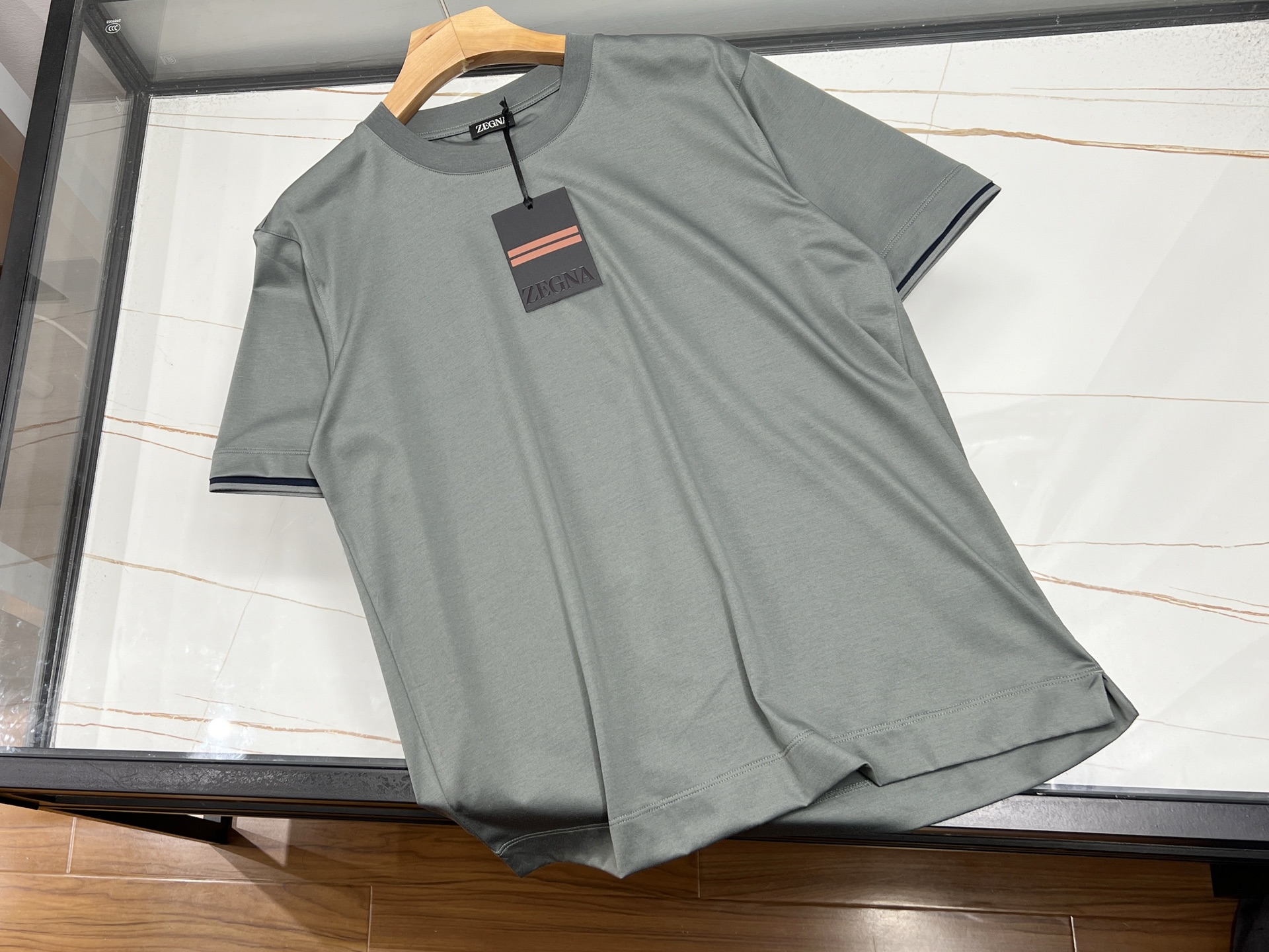 NO:774175,-26SS——New product for spring and summer, silk/cotton blended contrasting color crew neck T-shirts are usually made of cotton and silk blended fabrics (67 cotton silk + 23 fiber), which combine the breathability and skin-friendlyness of cotton with the soft luster of silk. They have a delicate touch and a natural drape, making them suitable for wearers who pursue texture. The cuffs are designed with contrasting edges, which adds a level of detail to the simple silhouette and enhances recognition. Known for its high-end fabrics and exquisite craftsmanship, its T-shirts are often used as wardrobe basics. With their comfortable texture and low-key design, they have become the first choice for business elites and quality men! Available in stock, dark blue, light green, gray blue M-XXL, women's clothing, tees, t-shirts,19860909-26SS———春夏新品、蚕丝/棉质混纺撞色圆领衫T恤通常采用棉与蚕丝的混纺面料67棉蚕丝+23纤维）,兼具棉的透气亲肤与蚕丝的柔软光泽,触感细腻且带有自然垂坠感,适合追求质感的穿搭者. 袖口处采用撞色包边设计,在简约版型中增加了细节层次,提升辨识度.以高端面料与精湛工艺著称,其T恤单品常作为衣橱基础款,凭借舒适质感与低调设计成为商务精英与品质男士的首选！ 现货发售深蓝 浅绿 灰蓝M-XXL,女装,tees，t-shirt,,Women's clothing