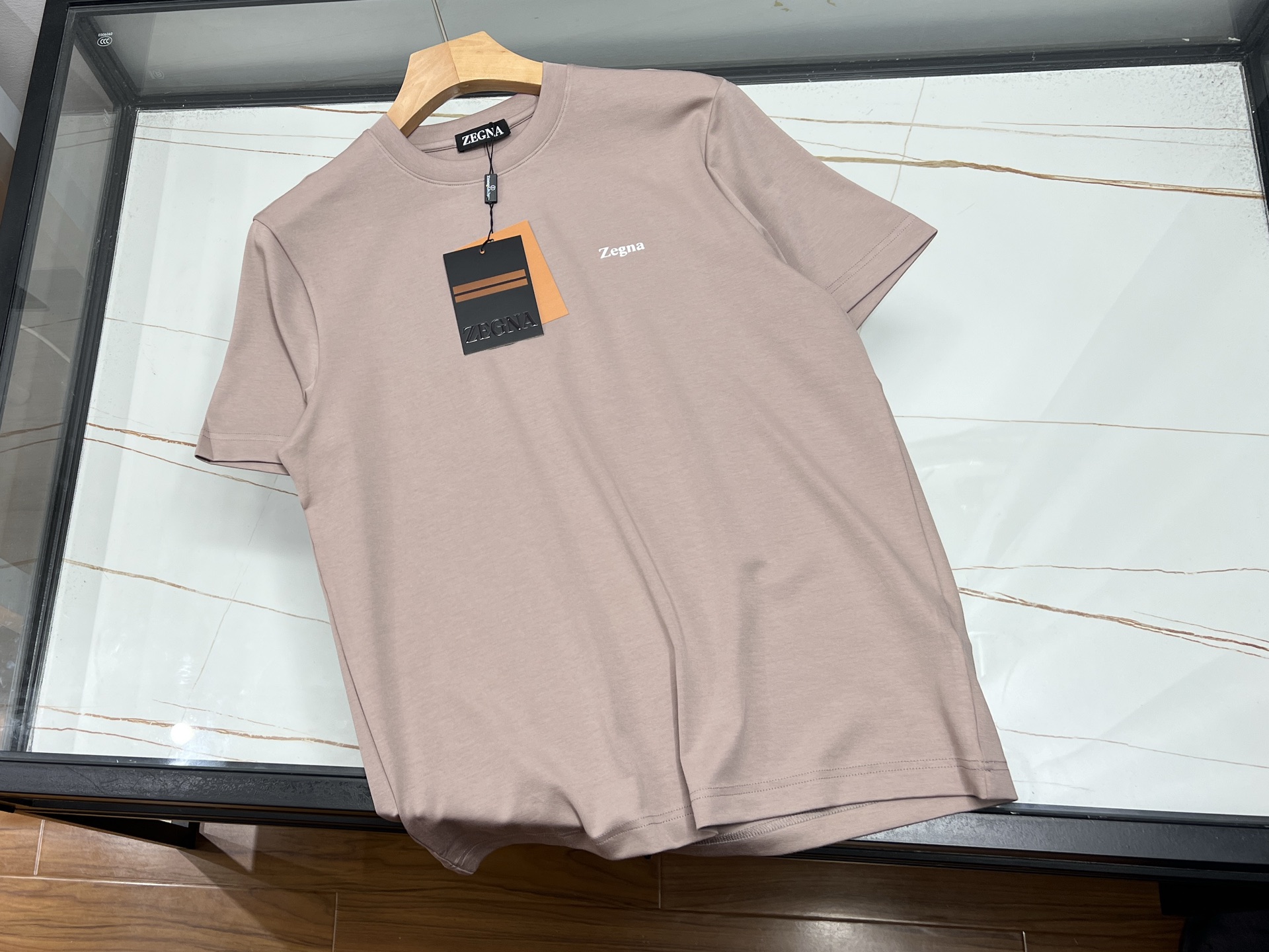 NO:774183,-26SS——EZ classic cotton elastic casual short sleeves, a must-have choice for summer wardrobe. This short sleeve is made of high-quality pure cotton fabric and blended with elastic fiber, which not only retains the softness and breathability of cotton, but also gives the clothes excellent elasticity and comfort. Its simple yet fashionable design can be easily used in various occasions whether worn alone or as an inner layer.  The short-sleeved version is loose and decent, not flattering on your body shape, allowing you to stretch freely and enjoy comfort whether it is daily travel or casual gatherings. The classic round neck design modifies the neck line and shows elegance. The short-sleeved cuffs are simple and elegant, allowing you to move freely.  In addition, this short-sleeve has been treated with fine workmanship, neatly routed, and the details are full of quality. A variety of colors are available to meet the matching needs of different styles. Whether it is a fresh and natural light color or a calm and atmospheric dark color, it can give you a different style in summer. In short, this classic cotton elastic casual short-sleeve has become the first choice for many people in summer due to its excellent comfort and versatile fashion sense. Come and choose a color that belongs to you and make this summer more exciting!  Now on sale in 5 colors M-XXXL, women's clothing, T-shirt,19860909-26SS———EZ经典棉弹休闲短袖,夏日衣橱的必备之选.这款短袖采用高品质纯棉面料,融入弹力纤维,既保留了棉质的柔软透气,又赋予了衣物出色的弹性与舒适度.其简约而不失时尚的设计,无论是单穿还是作为内搭,都能轻松驾驭各种场合. 短袖的版型宽松得体,不挑身材,无论是日常出行还是休闲聚会,都能让你自在舒展,尽享惬意.经典圆领设计,修饰颈部线条,展现优雅气质.短袖袖口,简洁大方,活动自如. 此外,这款短袖还经过精细的做工处理,走线工整,细节之处尽显品质感.多种颜色可选,满足不同风格的搭配需求.无论是清新自然的浅色系,还是沉稳大气的深色调,都能让你在夏日里焕发出别样的风采. 总之,这款经典棉弹休闲短袖,以其卓越的舒适度和百搭的时尚感,成为了许多人夏季的首选服饰.快来挑选一款属于你的颜色,让这个夏天更加精彩纷呈吧！ 现在发售5色M-XXXL,女装,T-shirt,,Women's clothing