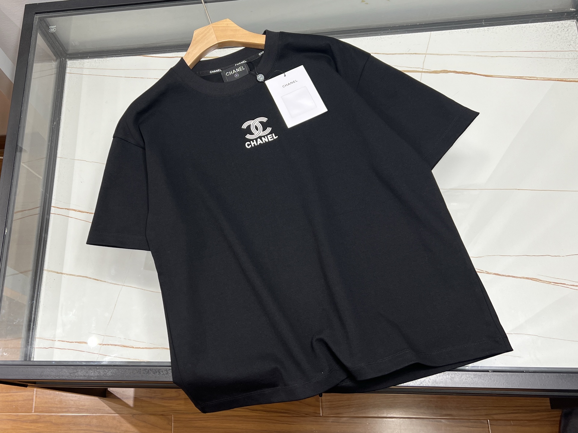 NO:774203,-26SS—Xiaoxiang-style micro-embroidered short-sleeves have become a bright spot in the fashion industry with their unique charm and exquisite craftsmanship. This short-sleeves are made of high-quality fabrics, which are soft and comfortable to the touch and have good breathability. They can bring a cool wearing experience even in the hot summer. The highlight of its design is the micro-embroidery elements, and the delicate stitches outline exquisite patterns, which not only retains the classic charm of Xiaoxiang style, but also adds a bit of modern fashion.  The short sleeves are well-tailored, can well modify the body shape, and show the elegance of women. Whether paired with high-waisted pants or a skirt, it can easily handle various occasions and make you stand out from the crowd. In addition, this short-sleeved shirt also pays great attention to details. From the collar to the cuffs, every part has been carefully polished to ensure excellent overall quality. In short, this small embroidered short-sleeved shirt is a choice you cannot miss if you pursue quality and fashion.  Ready for sale black XS-S-M-L, Chanel-clothing, chanel, skirts, T-shirt,19860909-26SS—小香风格的微绣花短袖,以其独特的韵味与精致工艺,成为了时尚界的一抹亮色.这款短袖采用了高品质的面料,触感柔软舒适,透气性好,即便在炎炎夏日也能带来清凉的穿着体验.其设计亮点在于微绣花元素,细腻的针脚勾勒出精美的图案,既保留了小香风格的经典韵味,又增添了几分现代时尚感.短袖的剪裁合体,能够很好地修饰身形,展现出女性的优雅气质.无论是搭配高腰裤还是半身裙,都能轻松驾驭各种场合,让你在人群中脱颖而出.此外,这款短袖还非常注重细节处理,从领口到袖口,每一处都经过精心打磨,确保整体品质的卓越.总之,这款小香微绣花短袖,是追求品质与时尚的你不容错过的选择. 现货发售黑色XS-S-M- L,香奈儿-服装,chanel,skirts,T-shirt,,Women's clothing