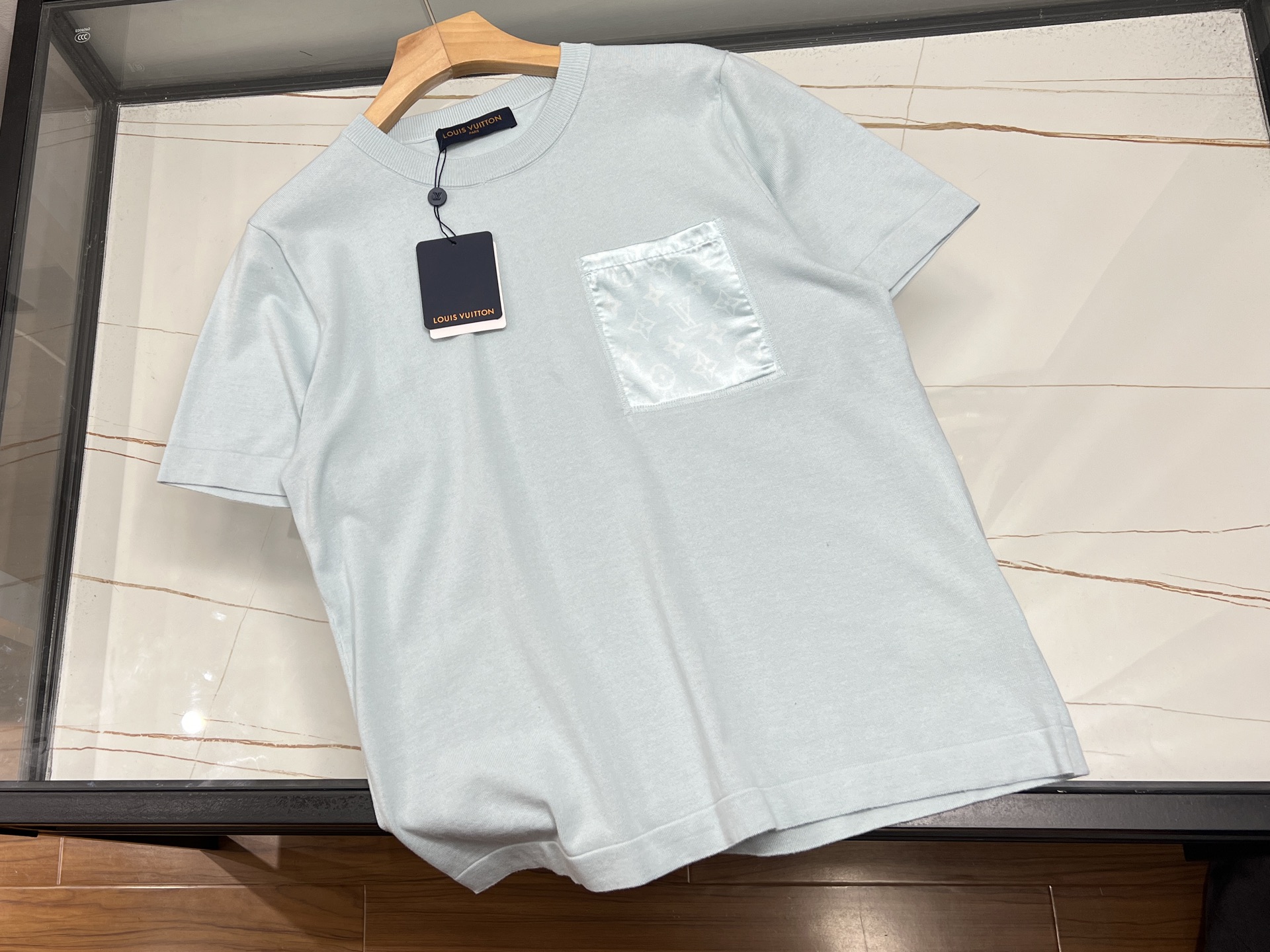 NO:774193,-26SS————Pocket dark pattern jacquard unisex knitting, unlocking new fashion trends. This dark pattern jacquard unisex knitted item is undoubtedly a treasure in the fashion industry. It uses unique dark pattern jacquard technology to outline exquisite patterns among the delicate knitted textures, showing a luxurious texture in a low-key manner, unobtrusive but with a high-end aura.  The clever design is suitable for both men and women. It has just the right slimming effect without being too tight, making it comfortable to wear. Whether it is worn with jeans for daily outings or with suit pants for business occasions, it can be easily adapted to show the charm of different styles. The fabric is soft and skin-friendly, has good warmth retention, and provides warmth and care in cold seasons. The design of the same style for men and women adds to the sweet atmosphere between couples. Wearing it together on the street is eye-catching and romantic. Available now in blue S-M-L-  XL,Louis Vuitton-clothing,louis vuitton,jeans,business suit,19860909-26SS————口袋暗纹提花男女同款针织,解锁时尚新风尚这款暗纹提花男女同款针织单品,无疑是时尚界的宝藏之选.它以独特暗纹提花工艺,于细腻针织纹理间勾勒出精致图案,低调中尽显奢华质感,不张扬却自带高级气场. 版型设计巧妙,男女皆宜,既有着恰到好处的修身效果,又不会过于紧绷,穿着舒适自在.无论是日常出街搭配牛仔裤,还是商务场合搭配西装裤,都能轻松适配,展现不同风格魅力.面料柔软亲肤,保暖性佳,在寒冷季节给予温暖呵护.男女同款的设计,更增添了情侣间的甜蜜氛围,一起穿着出街,吸睛又浪漫. 现货发售蓝色S-M-L- XL,路易威登-服装,louis vuitton,jeans,business suit,,Women's clothing