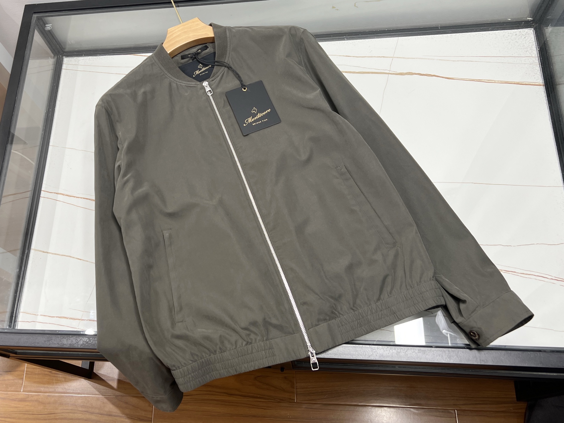 NO:775747,-26SS——The 2026 spring acetate super-soft luxury jacket launched by genuine Italian Montecore uses 87 acetate fiber and 13 polyester fiber blended fabric as the core to create a unique texture with a delicate metallic micro-gloss. The brand was founded in 2006 Founded in the Marche region, it is famous for its fusion of tailoring craftsmanship and sports style. This jacket continues the essence of the brand and adopts a stand-up collar and dropped shoulder design. It not only retains the crispness of business occasions, but also adapts to casual matching such as jeans through a slightly wide cut, realizing the practical value of 'one garment for multiple wear'. In terms of fabric properties, acetate fiber gives the clothes a natural drape and breathability, while polyester fiber enhances wear resistance. With the brand's iconic hidden stowable hood design, the style can be flexibly adjusted according to the weather or occasion. The Italian craftsmanship of rigorous zippers with snap double closure systems, patch pockets and flap pockets can be seen in the details, which not only improves practicality, but also highlights the sense of luxury through structural tailoring. Although the price of this jacket is three times higher than that of similar domestic products, thanks to LORO PIANA's homologous fabric supply chain and limited production strategy have made it the spring outfit choice for consumers who pursue quality and uniqueness. Available in stock, dark green 48-54, men's clothing, loro piana, jeans, jackets & coats, hats,19860909-26SS———正品意大利Montecore推出的2026春季醋酸超柔奢华夹克,以87醋酸纤维与13聚酯纤维混纺面料为核心,打造出细腻金属微光泽的独特质感.该品牌自2006年创立于马尔凯地区,以裁缝工艺与运动风格融合著称,此款夹克延续品牌精髓,采用立领落肩版型设计,既保留商务场合的挺括感,又通过微阔剪裁适配牛仔裤等休闲搭配,实现“一衣多穿”的实用价值. 面料特性上,醋酸纤维赋予衣物天然垂坠感与透气性,聚酯纤维则强化耐磨性,配合品牌标志性的隐藏式可收纳风帽设计,可根据天气或场合灵活调整穿搭风格.细节处可见意大利工艺的严谨拉链配按扣双闭合系统、贴袋翻盖口袋等元素,既提升实用性,又通过结构感剪裁凸显高级感.该夹克定价虽高于国内同类产品3倍,但凭借LORO PIANA同源面料供应链及限量生产策略,成为追求品质与独特性的消费者的春日穿搭优选. 现货发售墨绿色48-54,男装,loro piana,jeans,jackets & coats,hats,,Women's clothing