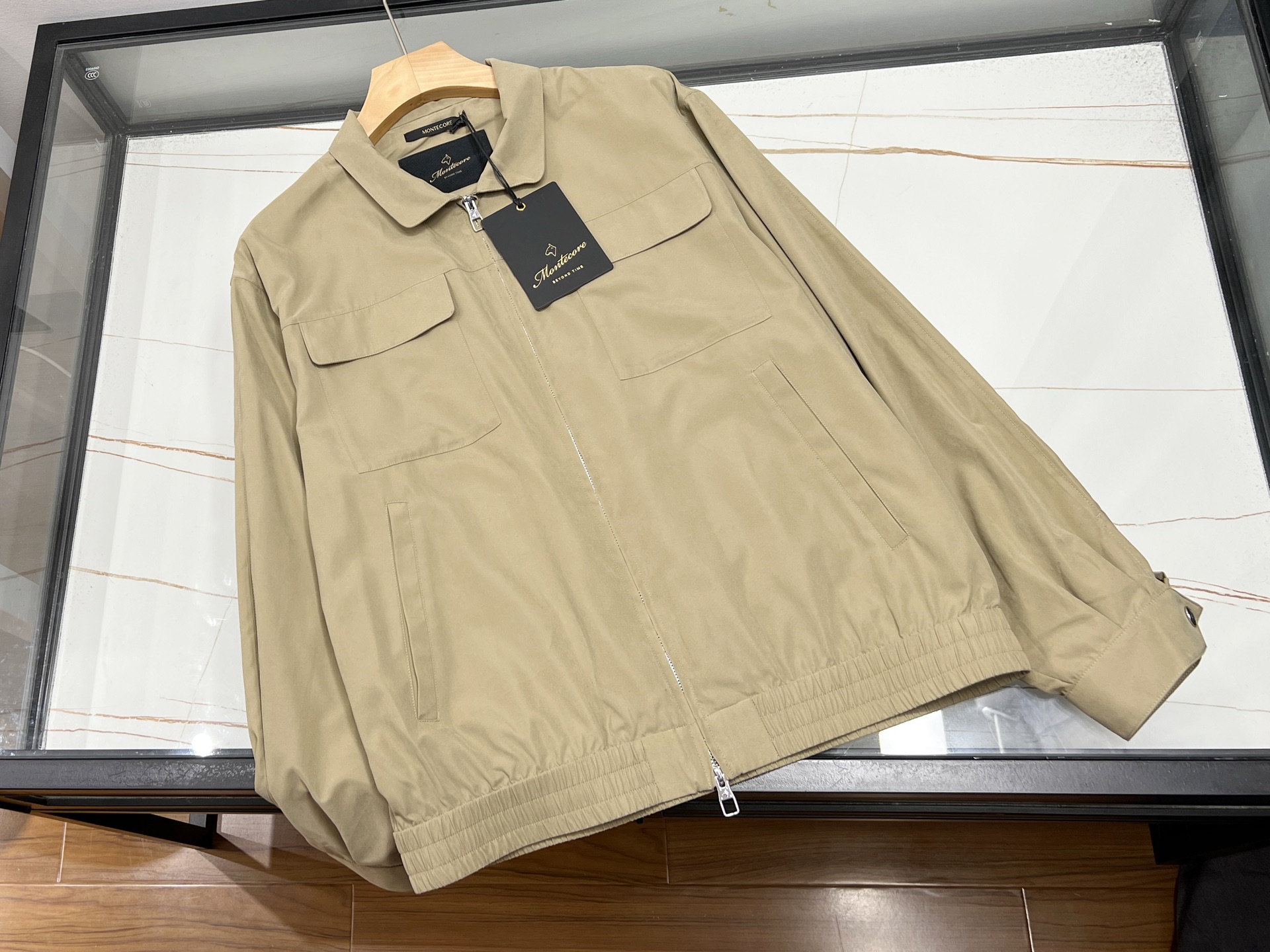 NO:775739,-26SS——The 2026 spring acetate super-soft luxury zipper jacket launched by genuine Italian Montecore uses 87 acetate fiber and 13 polyester fiber blended fabric as the core to create a unique texture with a delicate metallic micro-gloss. The brand has been around since 2006 Founded in the Marche region, it is famous for its fusion of tailoring craftsmanship and sports style. This jacket continues the essence of the brand and adopts a stand-up collar and dropped shoulder design. It not only retains the crispness of business occasions, but also adapts to casual matching such as jeans through a slightly wider cut, realizing the practical value of 'one garment for multiple wear'. In terms of fabric properties, acetate fiber gives the clothes a natural drape and breathability, while polyester fiber enhances wear resistance. With the brand's iconic hidden stowable hood design, the style can be flexibly adjusted according to the weather or occasion. The Italian craftsmanship of rigorous zippers with snap double closure systems, patch pockets and flap pockets can be seen in the details, which not only improves practicality, but also highlights the sense of luxury through structural tailoring. Although the price of this jacket is three times higher than that of similar domestic products, thanks to LORO PIANA's homologous fabric supply chain and limited production strategy have made it the first choice for spring wear for consumers who pursue quality and uniqueness. Available now in three colors 48-54, men's clothing, loro piana, jeans, jackets & coats, hats,19860909-26SS———正品意大利Montecore推出的2026春季醋酸超柔奢华拉链款夹克,以87醋酸纤维与13聚酯纤维混纺面料为核心,打造出细腻金属微光泽的独特质感.该品牌自2006年创立于马尔凯地区,以裁缝工艺与运动风格融合著称,此款夹克延续品牌精髓,采用立领落肩版型设计,既保留商务场合的挺括感,又通过微阔剪裁适配牛仔裤等休闲搭配,实现“一衣多穿”的实用价值. 面料特性上,醋酸纤维赋予衣物天然垂坠感与透气性,聚酯纤维则强化耐磨性,配合品牌标志性的隐藏式可收纳风帽设计,可根据天气或场合灵活调整穿搭风格.细节处可见意大利工艺的严谨拉链配按扣双闭合系统、贴袋翻盖口袋等元素,既提升实用性,又通过结构感剪裁凸显高级感.该夹克定价虽高于国内同类产品3倍,但凭借LORO PIANA同源面料供应链及限量生产策略,成为追求品质与独特性的消费者的春日穿搭优选. 现货发售三色48-54,男装,loro piana,jeans,jackets & coats,hats,,Women's clothing