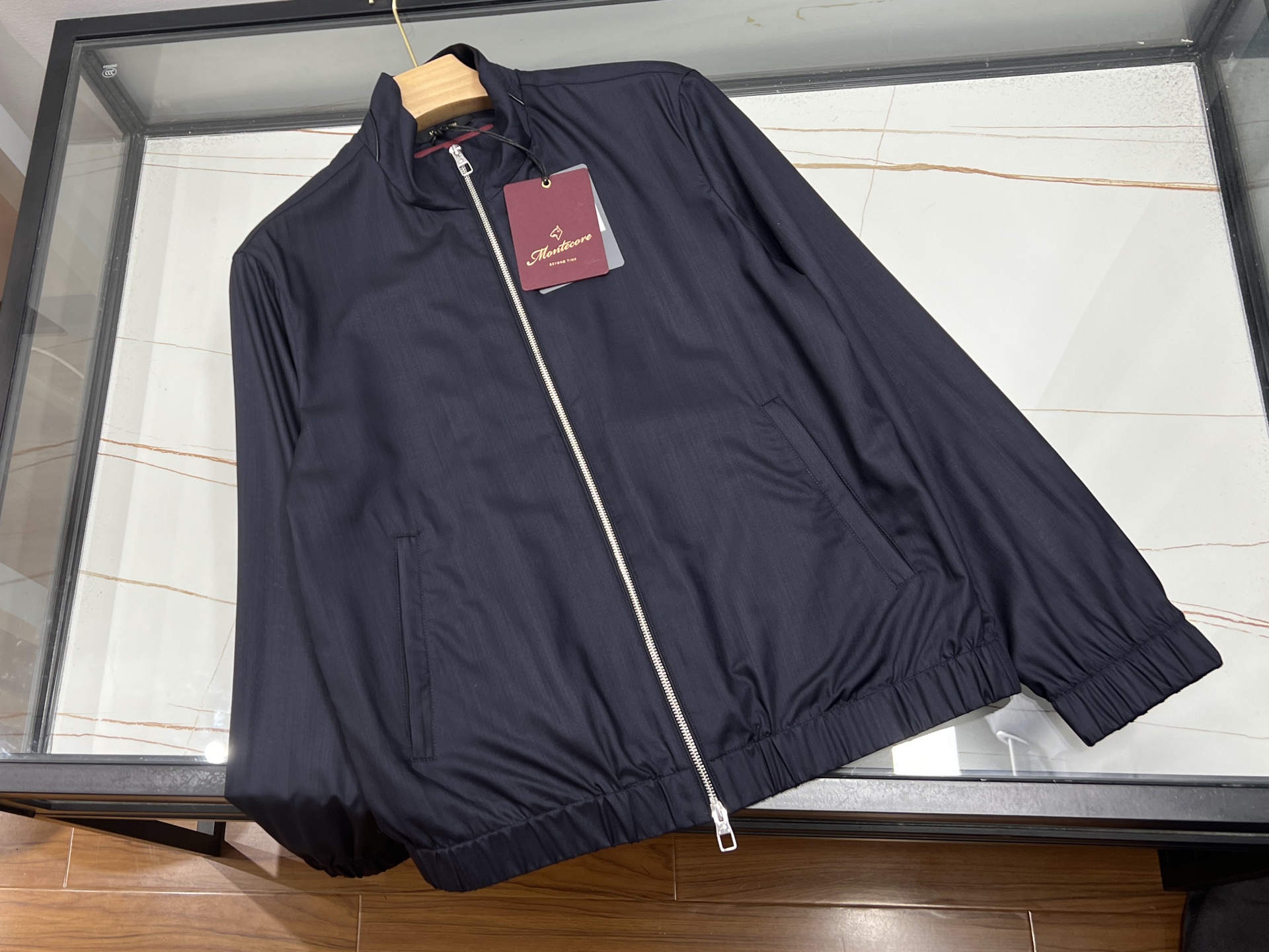 NO:775780,P-26SS——Authorized by Montecore for sale, a refreshing choice for spring and summer!  This wool and leather jacket is made of ultra-fine and soft fabrics. It feels as delicate as a cloud and has excellent breathability. It will not be stuffy when worn in summer. The unique wool and leather splicing design combines natural texture and urban fashion to provide sun protection while highlighting your personal taste. The lightweight version allows for freedom of movement, whether commuting in the city or outdoors.  Casual and easy to control. The Montecore brand is ingenious and the details are genuine, adding a touch of high-end texture to your spring and summer wardrobe. Choose authentic products and enjoy quality life. Let this jacket become your fashion shield in spring and summer, resisting ultraviolet rays and guarding your every moment of elegance.  Ready for sale blue 48-50-52-54, men's clothing, jackets & coats,19860909P-26SS——Montecore授权代售,春夏焕新之选！这款羊毛拼真皮外套,以超细柔面料打造,触感细腻如云,透气性极佳,夏日穿着不闷热.独特羊毛与真皮拼接设计,融合自然质感与都市时尚,防晒同时彰显个性品味.轻盈版型,活动自如,无论是都市通勤还是户外休闲,都能轻松驾驭.Montecore品牌匠心独运,细节之处见真章,为您的春夏衣橱增添一抹高级质感.选择正品,享受品质生活,让这款外套成为您春夏季节的时尚护盾,抵御紫外线,守护您的每一刻优雅. 现货发售蓝色48-50-52-54,男装,jackets & coats,,Women's clothing