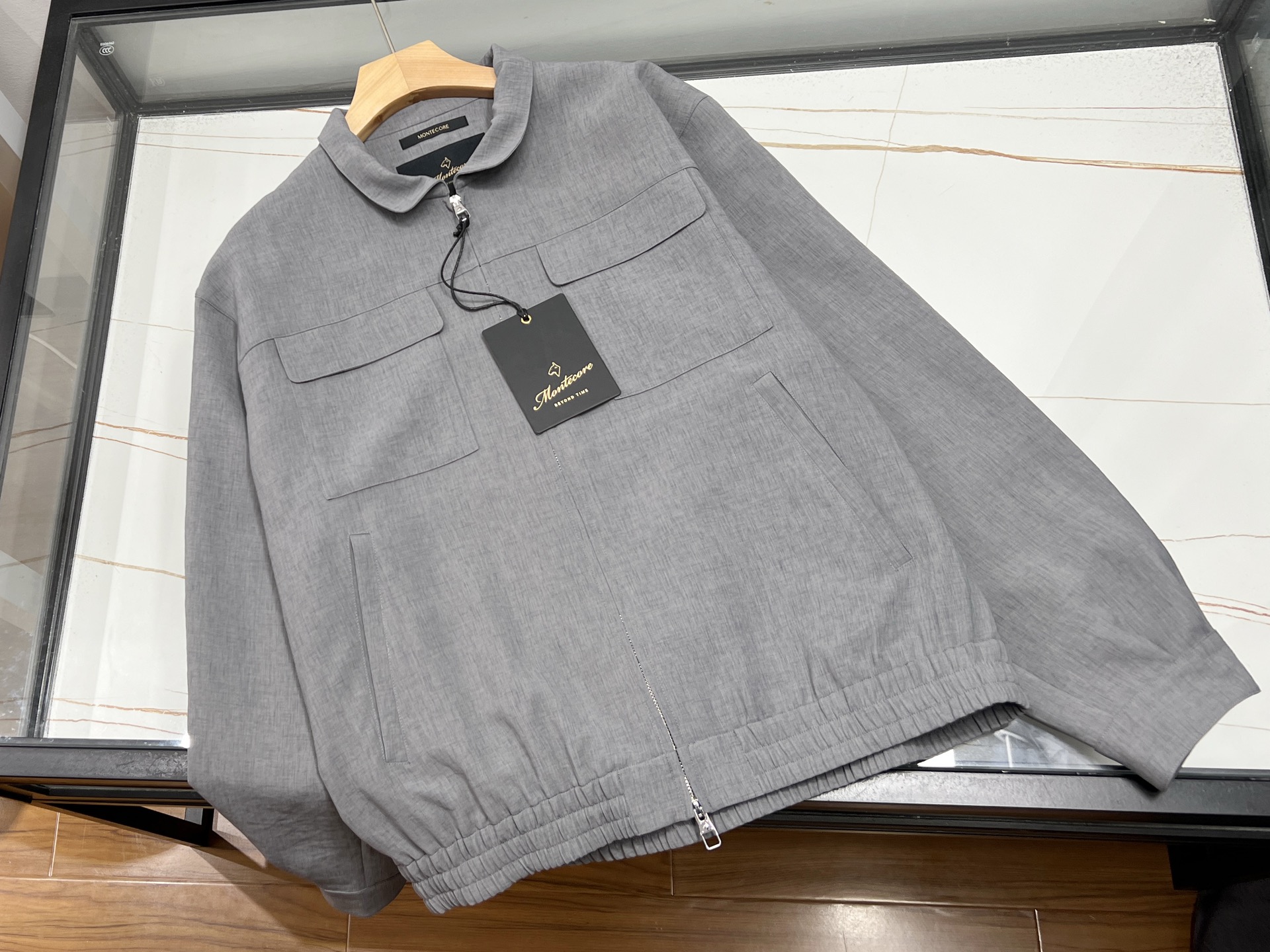 NO:775768,-26SS—Montecore’s authentic authorized sun protection clothing is made of high-tech nylon custom-made fabric imported from German GLS, which is both light and highly functional. This sun protection clothing weighs only about 200g, but has UPF50+ professional-grade sun protection performance, can block 99% of ultraviolet rays, and is windproof and rainproof. The nylon fabric feels as soft and breathable as a 'second skin'.  The design details highlight the high-end quality. The double zipper structure provides multiple ways to wear it. All hardware is engraved with the Montecore brand logo, and the sleeve embroidery label adopts original Italian craftsmanship. The lining is embedded with sensor chip technology, and the washed label undergoes special anti-counterfeiting treatment. It is available in classic colors such as black and nude pink. The short and slim version is suitable for daily commuting, while the mid-length version meets outdoor needs.  This series of sun protection clothing has passed the German TV antibacterial certification. The fabric has been treated with bubble lattice dense weaving and is combined with a physical sun protection coating to maintain the sun protection effect even if washed many times. As the same style as the counter, its three-dimensional tailoring can perfectly fit the Asian body shape, and the hidden side pockets are both practical and beautiful. Available now in three colors 48-54, men's clothing,19860909-26SS———Montecore正品授权防晒衣采用德国GLS进口高科技尼龙定制面料,兼具轻盈与强功能性.这款防晒衣重量仅200g左右,却拥有UPF50+专业级防晒性能,可阻挡99紫外线,同时具备防风防雨特性,尼龙面料触感如'第二层皮肤'般柔软透气. 设计细节彰显高端品质双拉链结构提供多种穿法,所有五金件均雕刻Montecore品牌logo,衣袖绣标采用意大利原版工艺.内衬植入感应芯片科技,水洗标经过特殊防伪处理.提供黑色、裸粉等经典色系,短款修身版型适合日常通勤,中长款则满足户外需求. 该系列防晒衣通过德国TV抗菌认证,面料经过泡泡格密织处理,配合物理防晒涂层,即使多次水洗仍保持防晒效果.作为专柜同款,其立体剪裁能完美贴合亚洲人身形,侧边隐形口袋兼顾实用性与美观度. 现货发售三色48-54,男装,,Women's clothing