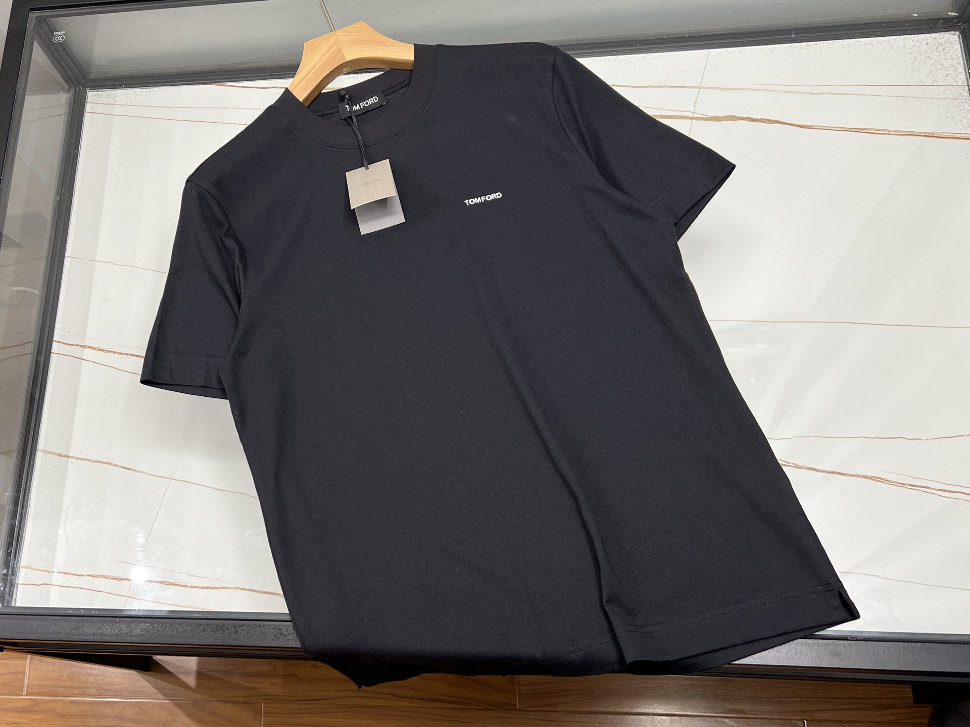 NO:775746,-26SS——TF short sleeves with letter print on the chest, a perfect fusion of fashion and personality. Selected high-quality cotton material, soft and skin-friendly, breathable and sweat-absorbent, comfortable to wear. The unique letter print on the chest adopts three-dimensional embroidery or exquisite printing technology, with bright colors and smooth lines, which not only shows the trendy attitude, but also maintains a simple style.  Whether it is paired with jeans or casual pants, it can be easily worn and show your unique charm. The letter design can be freely selected, whether it is an English phrase expressing attitude or a creative pattern combination, it can make your short sleeves become the focus of the street. This short sleeve is not only suitable for daily wear, but also a fashionable item to show your own style.  Ready for sale in four colors M-XXXL, men's clothing, tom ford, jeans, T-shirt,19860909-26SS———TF胸前字母印花设计短袖,是时尚与个性的完美融合.精选优质棉料,柔软亲肤,透气吸汗,穿着舒适自在.胸前独特的字母印花,采用立体刺绣或精致印花工艺,色彩鲜明,线条流畅,既彰显潮流态度,又不失简约格调.无论是搭配牛仔裤还是休闲裤,都能轻松驾驭,展现你的独特魅力.字母设计可自由选择,无论是表达态度的英文短句,还是富有创意的图案组合,都能让你的短袖成为街头焦点.这款短袖,不仅适合日常穿搭,更是展现自我风格的时尚单品. 现货发售四色M-XXXL,男装,tom ford,jeans,T-shirt,,Women's clothing