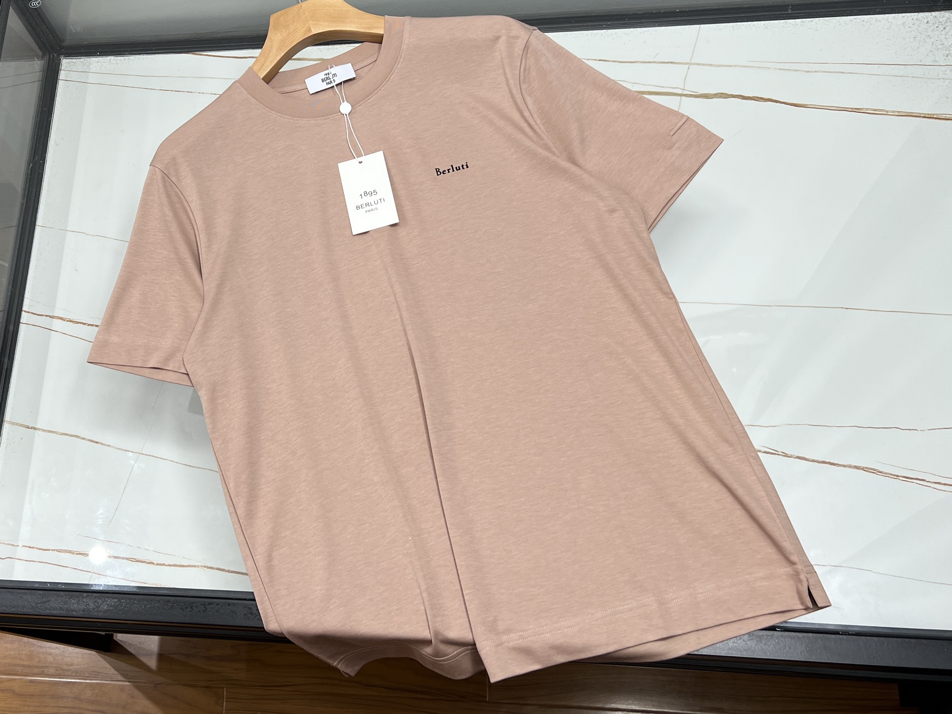 NO:775738,-26SS——BUT short-sleeve design with letter print on the chest, a perfect fusion of fashion and personality. Selected high-quality cotton material, soft and skin-friendly, breathable and sweat-absorbent, comfortable to wear. The unique letter print on the chest uses three-dimensional embroidery or exquisite printing technology, with bright colors and smooth lines, which not only shows the trendy attitude, but also maintains a simple style  .Whether it is paired with jeans or casual pants, it can be easily worn and show your unique charm. The letter design can be freely selected. Whether it is an English phrase expressing your attitude or a creative pattern combination, your short-sleeved shirt can become the focus of the street. This short-sleeved shirt is not only suitable for daily wear, but also a fashion item that shows your own style.  Ready for sale in five colors M-XXXL, men's clothing, jeans, T-shirt,19860909-26SS———BUT胸前字母印花设计短袖,是时尚与个性的完美融合.精选优质棉料,柔软亲肤,透气吸汗,穿着舒适自在.胸前独特的字母印花,采用立体刺绣或精致印花工艺,色彩鲜明,线条流畅,既彰显潮流态度,又不失简约格调.无论是搭配牛仔裤还是休闲裤,都能轻松驾驭,展现你的独特魅力.字母设计可自由选择,无论是表达态度的英文短句,还是富有创意的图案组合,都能让你的短袖成为街头焦点.这款短袖,不仅适合日常穿搭,更是展现自我风格的时尚单品. 现货发售五色M-XXXL,男装,jeans,T-shirt,,Women's clothing