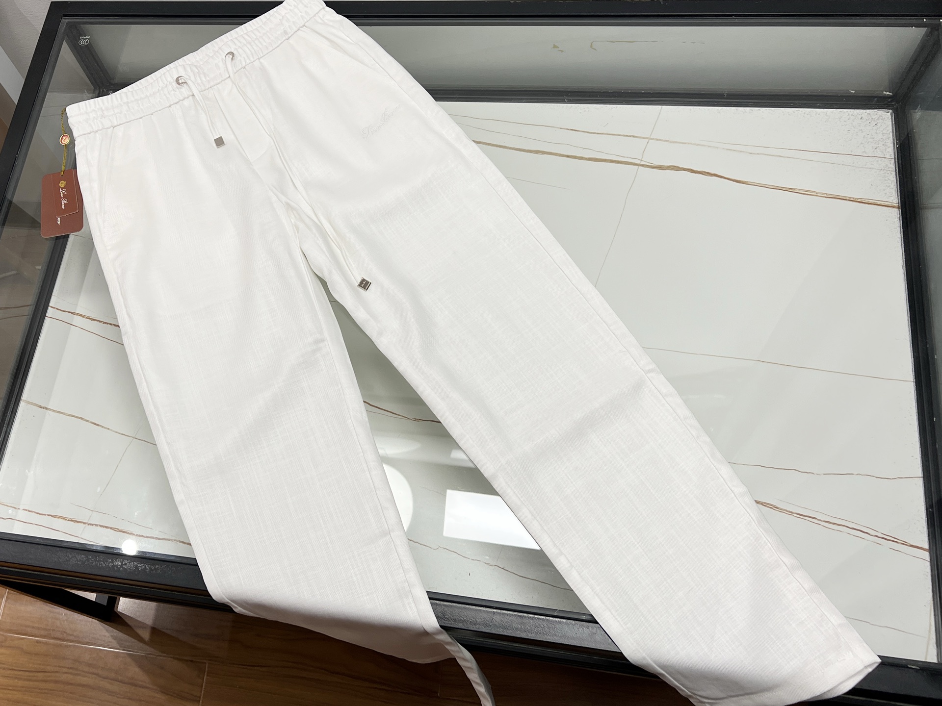 NO:775723,-26SS————EZ Descendants Embroidered Casual Pants are the perfect fusion of tradition and fashion. Descendants Embroidered Casual Pants cleverly combine exquisite embroidery craftsmanship with modern casual style. On the trousers, the delicate embroidery patterns are lifelike, either as smart flowers and birds, or as simple decorations. Every stitch and every thread is devoted to the efforts of the craftsmen, fully displaying the unique charm of traditional craftsmanship.  It is made of high-quality fabrics, soft and skin-friendly, has good breathability, and is comfortable to wear. The loose-fitting design is not picky about your body shape, and can be easily controlled whether it is daily outings, sports and fitness, or home leisure. The embellishment of embroidery elements makes the pants get rid of the monotony, adding an artistic atmosphere and a sense of fashion. Wearing it, you can not only show your personal taste, but also inherit the traditional culture. It is a rare fashion item. Available now in white 31-32-33-34-35-36, women's clothing,19860909-26SS———EZ后代刺绣休闲裤传统与时尚的完美融合 后代刺绣休闲裤,将精湛刺绣工艺与现代休闲风格巧妙结合.裤身之上,细腻的刺绣图案栩栩如生,或为灵动花鸟,或为古朴纹饰,每一针每一线都倾注着匠人的心血,尽显传统工艺的独特魅力. 它选用优质面料,柔软亲肤,透气性佳,穿着舒适自在.宽松的版型设计,不挑身材,无论是日常出街、运动健身还是居家休闲,都能轻松驾驭.刺绣元素的点缀,让裤子摆脱单调,增添了一份艺术气息与时尚感,穿上它,既能展现个性品味,又能传承传统文化,实乃不可多得的时尚单品. 现货发售白色31-32-33-34-35-36,女装,,Women's clothing