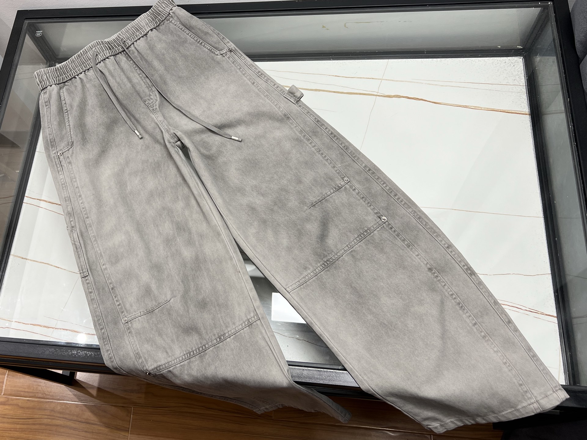 NO:775715,-26SS - Simple and simple wide-leg denim trousers, a fashionable and versatile treasure item. This wide-leg denim trousers stands out with its simple and simple design concept. The straight wide-leg version cleverly modifies the leg lines. No matter what kind of leg you have, you can easily have the visual effect of straight and long legs.  Classic denim fabric, full of texture and wear-resistant. The color is pure denim blue, fresh, natural and versatile. There are no too many complicated decorations, just smooth lines and neat tailoring, showing grandeur and casualness. There is no pressure in matching, with a simple white T, youthful and energetic; paired with a slim knitted sweater, elegant and intellectual; paired with a suit jacket, smart and fashionable. Whether it is for daily outings, commuting to work or casual gatherings, it is your best choice, easily create different styles.  Ready for sale light gray XS-S-M-L, Bottega Veneta-clothing,bottega veneta,jackets & coats,business suit,19860909-26SS——简单简约阔腿牛仔长裤时尚百搭的宝藏单品 这款阔腿牛仔长裤,以简单简约的设计理念脱颖而出.直筒阔腿版型,巧妙修饰腿部线条,无论你是何种腿型,都能轻松拥有笔直大长腿的视觉效果. 经典的牛仔面料,质感十足且耐磨耐穿.颜色是纯粹的牛仔蓝,清新自然又百搭.没有过多繁杂的装饰,仅靠流畅的线条和利落的剪裁,尽显大气与随性. 搭配上更是毫无压力,配简约白T,青春活力；搭修身针织衫,优雅知性；外搭西装外套,干练时尚.无论是日常出街、上班通勤还是休闲聚会,它都是你的绝佳选择,轻松打造不同风格造型. 现货发售浅灰色XS-S-M-L,葆蝶家-服装,bottega veneta,jackets & coats,business suit,,Women's clothing