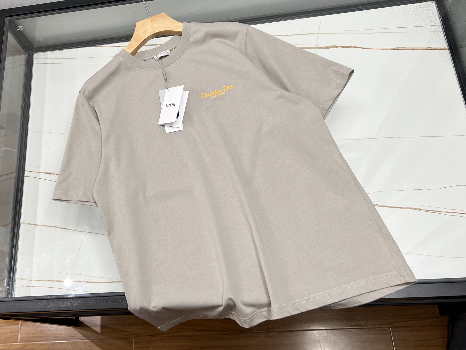 NO:774987,-26SS————Casual short sleeves with letters on the chest, a must-have for fashion outings. This casual short sleeves with letters on the chest is a versatile artifact for the summer wardrobe. The simple solid color background is clean and refreshing, setting a comfortable tone for the overall look. The eye-catching letter print on the chest instantly breaks the monotony, becomes the visual focus, and highlights your personality.  Its style is loose and comfortable, not flattering on your figure, and there is no pressure whether you wear it alone or inside. The fabric is soft and soft against the skin, and has good breathability, which can keep your body dry even in the hot summer. Paired with jeans, it is casual and casual; paired with a short skirt, it is youthful and lively. Whether it is for daily outings, gatherings with friends, or sports and fitness, it can be easily adapted, allowing you to always maintain a sense of fashion and easily become the highlight of the crowd.  Ready for sale gray XS-L, Dior-clothing, dior, skirts, jeans, T-shirt,19860909-26SS———胸前字母休闲短袖,时尚出街必备 这款胸前字母休闲短袖,是夏日衣橱的百搭神器.简约的纯色底色,干净清爽,为整体造型奠定舒适基调.而胸前醒目的字母印花,瞬间打破单调,成为视觉焦点,彰显个性态度. 它的版型宽松自在,不挑身材,无论是单穿还是内搭都毫无压力.面料亲肤柔软,透气性佳,即使在炎炎夏日也能保持身体干爽.搭配牛仔裤,休闲随性；配上短裙,青春活泼.无论是日常出街、朋友聚会还是运动健身,它都能轻松适配,让你时刻保持时尚感,轻松成为人群中的亮点. 现货发售灰色XS-L,迪奥-服装,dior,skirts,jeans,T-shirt,,Women's clothing