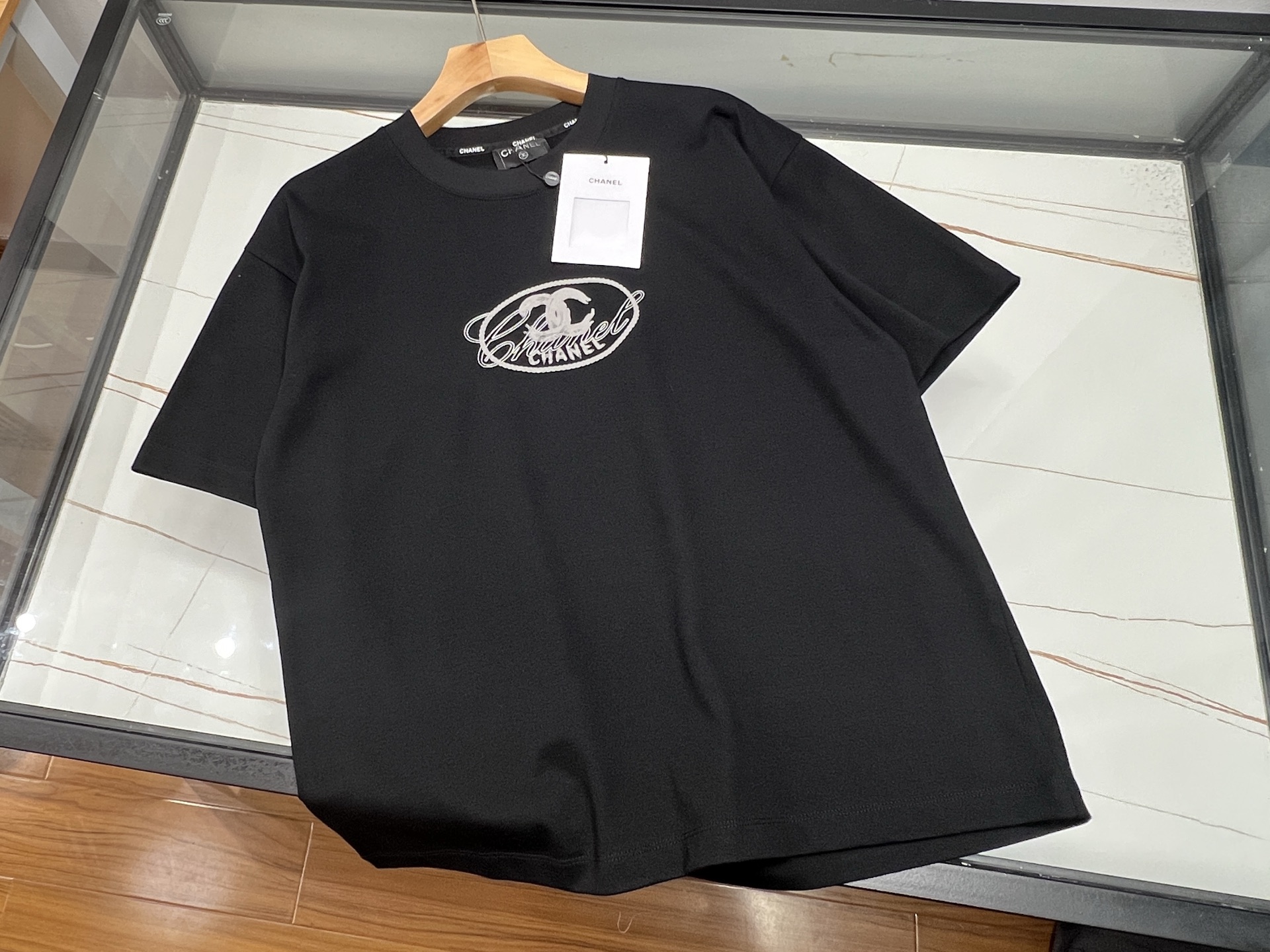 NO:774995,-26SS—Xiaoxiang-style micro-embroidered short-sleeves have become a bright spot in the fashion industry with their unique charm and exquisite craftsmanship. This short-sleeves are made of high-quality fabrics, which are soft and comfortable to the touch and have good breathability. They can bring a cool wearing experience even in the hot summer. The highlight of its design is the micro-embroidery elements, and the delicate stitches outline exquisite patterns, which not only retains the classic charm of Xiaoxiang style, but also adds a bit of modern fashion.  The short sleeves are well-tailored, can well modify the body shape, and show the elegance of women. Whether paired with high-waisted pants or a skirt, it can easily handle various occasions and make you stand out from the crowd. In addition, this short-sleeved shirt also pays great attention to details. From the collar to the cuffs, every part has been carefully polished to ensure excellent overall quality. In short, this small embroidered short-sleeved shirt is a choice you cannot miss if you pursue quality and fashion.  Ready for sale black XS-S-M-L, Chanel-clothing, chanel, skirts, T-shirt,19860909-26SS—小香风格的微绣花短袖,以其独特的韵味与精致工艺,成为了时尚界的一抹亮色.这款短袖采用了高品质的面料,触感柔软舒适,透气性好,即便在炎炎夏日也能带来清凉的穿着体验.其设计亮点在于微绣花元素,细腻的针脚勾勒出精美的图案,既保留了小香风格的经典韵味,又增添了几分现代时尚感.短袖的剪裁合体,能够很好地修饰身形,展现出女性的优雅气质.无论是搭配高腰裤还是半身裙,都能轻松驾驭各种场合,让你在人群中脱颖而出.此外,这款短袖还非常注重细节处理,从领口到袖口,每一处都经过精心打磨,确保整体品质的卓越.总之,这款小香微绣花短袖,是追求品质与时尚的你不容错过的选择. 现货发售黑色XS-S-M- L,香奈儿-服装,chanel,skirts,T-shirt,,Women's clothing