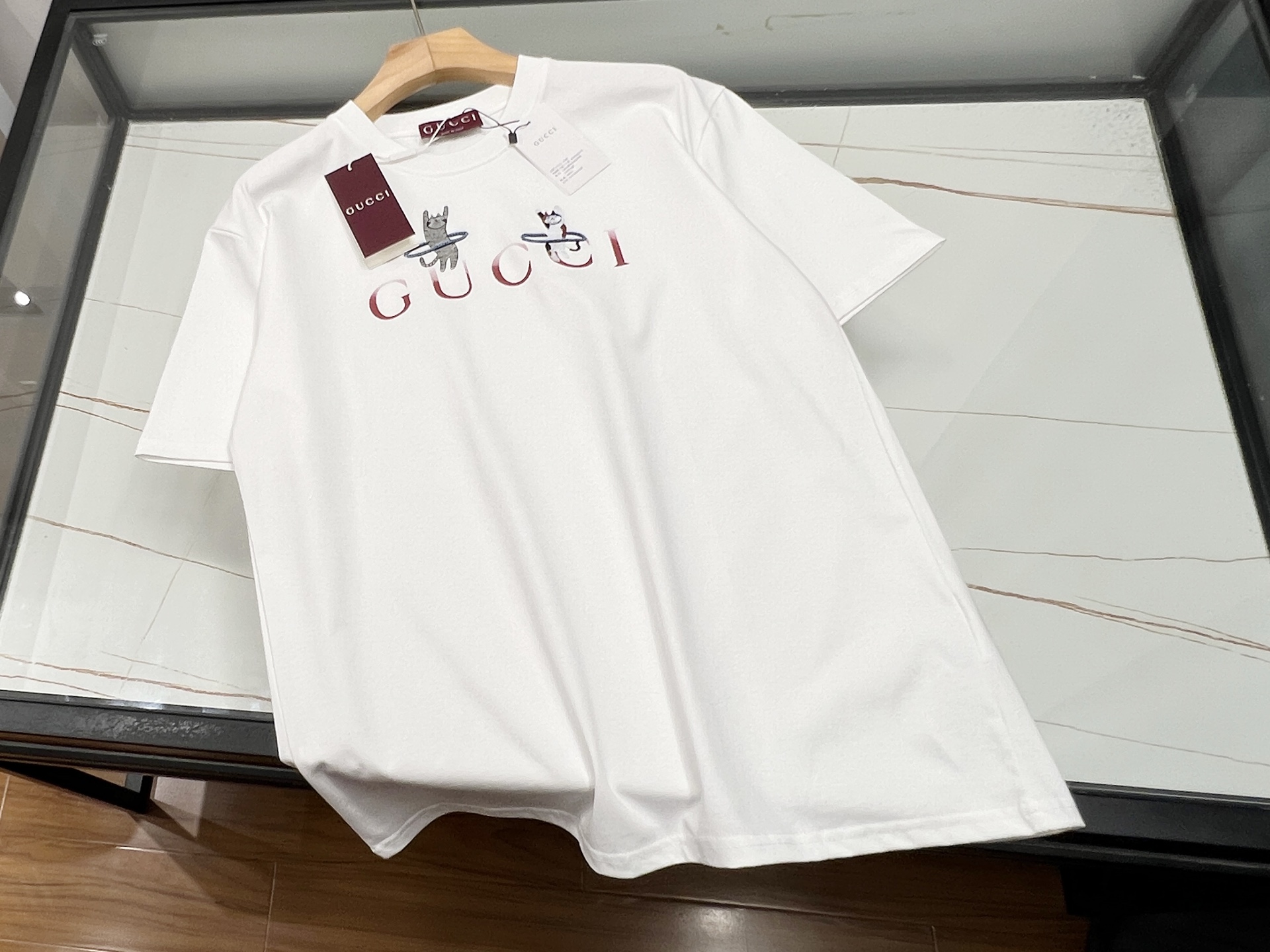 NO:775012,——26SS——Letter-printed short sleeves are a classic favorite in the fashion circle. Its unique design lies in the clever integration of letter-printed elements on the hem, which can be simple or flamboyant, adding personality highlights to the overall look. Selected high-quality fabrics are soft and skin-friendly, and have good breathability, bringing a comfortable wearing experience. The short-sleeved version is neat and not flattering on the figure.  , whether it is worn with jeans to show a casual and casual look, or with a short skirt to look playful and cute, it can be easily controlled. The letter print is the finishing touch, making simple short sleeves instantly fashionable. Whether it is a daily outing, a gathering of friends, or school time, wearing it can make you stand out from the crowd and become the focus of fashion.  Available now in three colors S-M-L- XL, Gucci-clothing, gucci, skirts, jeans, T-shirt,19860909———26SS——字母印花短袖,是时尚圈的经典宠儿.其独特设计在于下摆处巧妙融入字母印花元素,或简约或张扬,为整体造型增添个性亮点.精选优质面料,柔软亲肤,透气性佳,带来舒适穿着体验.短袖版型利落,不挑身材,无论是搭配牛仔裤展现休闲随性,还是配短裙凸显俏皮可爱,都能轻松驾驭.字母印花作为点睛之笔,让简单的短袖瞬间变得时髦有范,无论是日常出街、朋友聚会还是校园时光,穿上它,都能让你在人群中脱颖而出,成为时尚焦点. 现货发售三色S-M-L- XL,古驰-服装,gucci,skirts,jeans,T-shirt,,Women's clothing