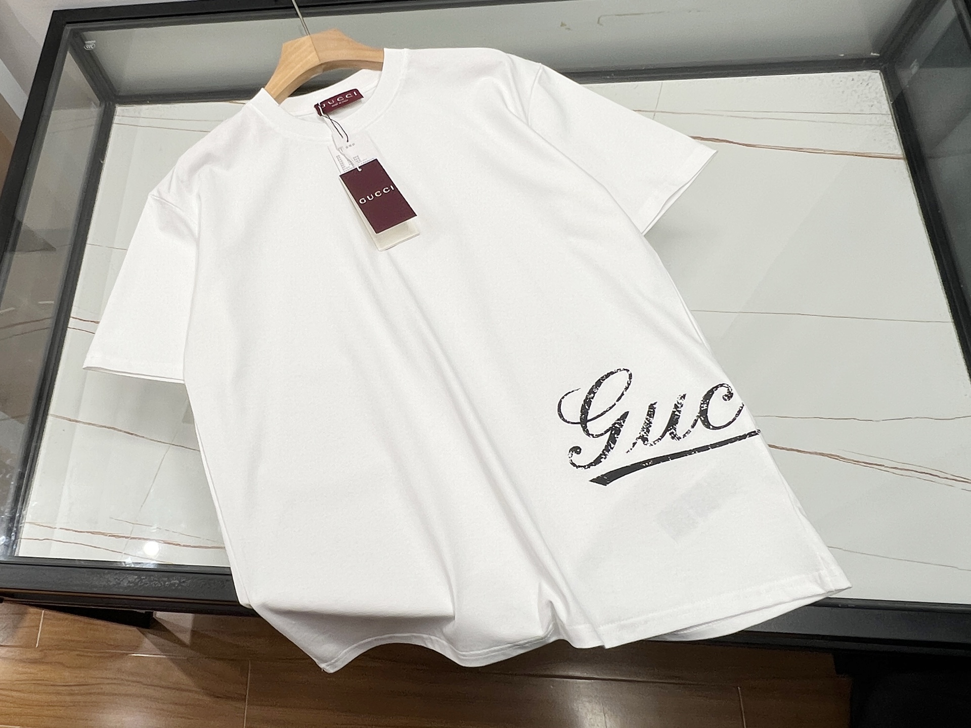 NO:775003,——26SS——Letter hem printed short sleeves are a classic darling in the fashion circle. Its unique design lies in the clever integration of letter printing elements at the hem, which can be simple or flamboyant, adding personality highlights to the overall look. Selected high-quality fabrics are soft and skin-friendly, and have good breathability, bringing a comfortable wearing experience. The short-sleeved version is neat and not slimming.  Whether it is worn with jeans for a casual look, or with a short skirt for a playful and cute look, it can be easily worn. The letter print is the finishing touch, making simple short sleeves instantly fashionable. Whether it is a daily outing, a gathering of friends, or school time, wearing it can make you stand out from the crowd and become the focus of fashion.  Ready for sale white S-M-L- XL, Gucci-clothing, gucci, skirts, jeans, T-shirt,19860909———26SS——字母下摆印花短袖,是时尚圈的经典宠儿.其独特设计在于下摆处巧妙融入字母印花元素,或简约或张扬,为整体造型增添个性亮点.精选优质面料,柔软亲肤,透气性佳,带来舒适穿着体验.短袖版型利落,不挑身材,无论是搭配牛仔裤展现休闲随性,还是配短裙凸显俏皮可爱,都能轻松驾驭.字母印花作为点睛之笔,让简单的短袖瞬间变得时髦有范,无论是日常出街、朋友聚会还是校园时光,穿上它,都能让你在人群中脱颖而出,成为时尚焦点. 现货发售白色S-M-L- XL,古驰-服装,gucci,skirts,jeans,T-shirt,,Women's clothing