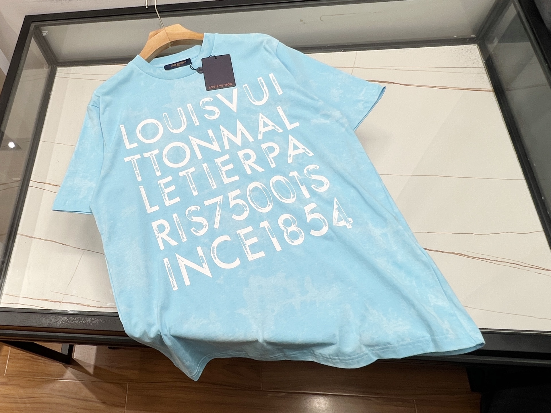 NO:775706,-26SS——Dye-printed short-sleeves integrate patterns into fabrics through special processes, which are both artistic and practical. Demana contrast-printed short-sleeves use environmentally friendly reactive printing and dyeing technology. The color transition is natural like a watercolor painting. It remains bright after 50 washes and has a smooth touch.  No glue feeling. The fabric is 95 cotton + 5 spandex, 180g/m medium weight, moisture-absorbent, quick-drying and slightly elastic for slimming. Turn over gently to avoid bleach, and dry in a cool place to prevent print cracking. It can be worn with suit pants for commuting or jeans for casual wear on a daily basis, allowing for multi-scenario wear.  Ready for sale sky blue S-XL, Louis Vuitton-clothing, louis vuitton, jeans, T-shirt, business suit,19860909-26SS———染色印花短袖通过特殊工艺将图案融入面料,兼具艺术性与实用性.德玛纳撞色印花短袖采用环保活性印染技术,色彩过渡自然如水彩画,洗涤50次仍保持鲜艳,且触感平滑无胶感.面料为95棉+5氨纶,180g/m中等克重,吸湿速干且微弹修身,翻面轻柔处理,避免漂白剂,阴凉晾晒以防印花开裂.日常可搭配西装裤通勤或牛仔裤休闲,实现多场景穿搭. 现货发售天蓝S-XL,路易威登-服装,louis vuitton,jeans,T-shirt,business suit,,Women's clothing