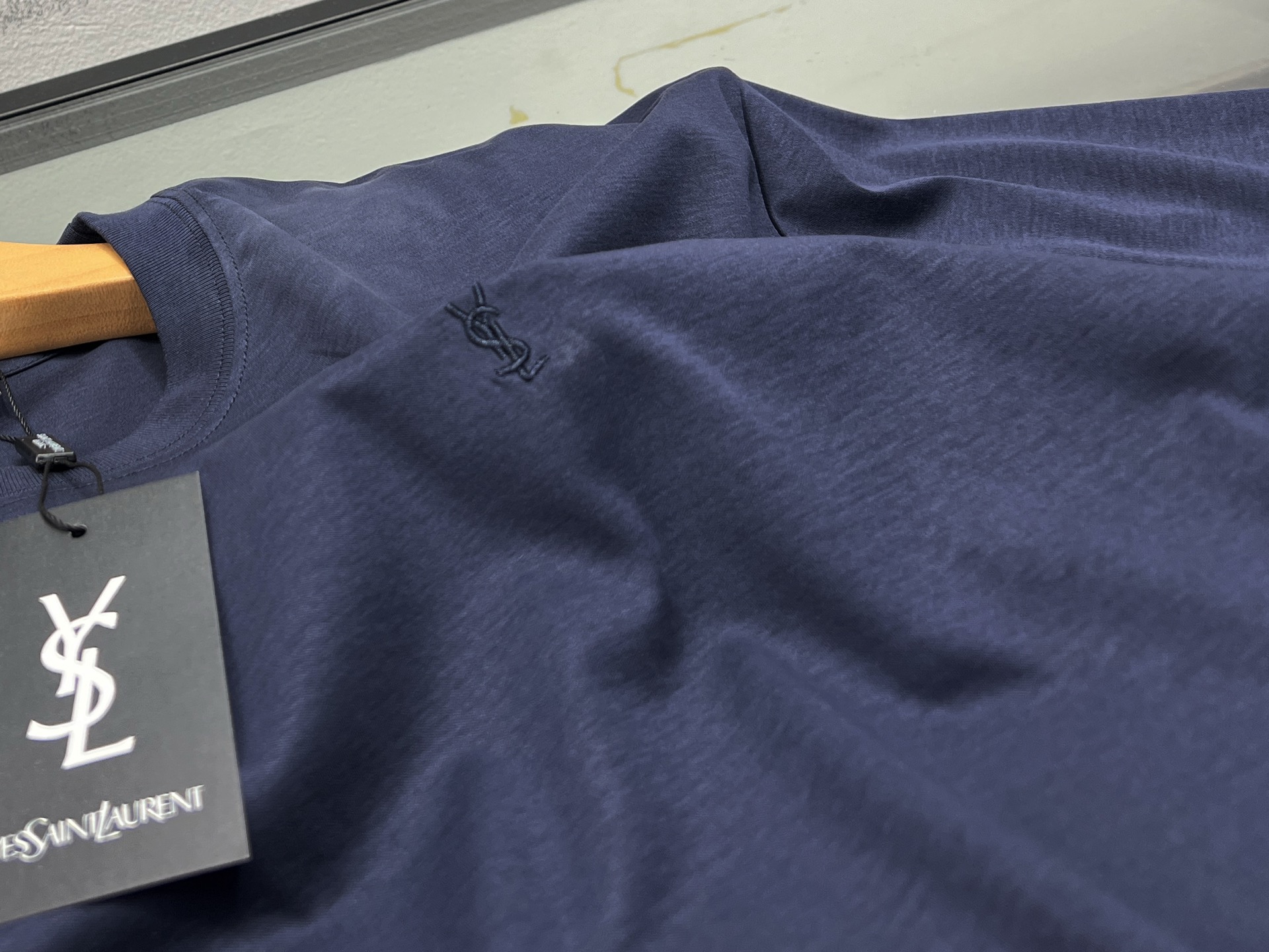 NO:775696,——26SS——Letter-printed short sleeves are a classic favorite in the fashion circle. Its unique design lies in the clever integration of letter-printed elements on the hem, which can be simple or flamboyant, adding personality highlights to the overall look. Selected high-quality fabrics are soft and skin-friendly, and have good breathability, bringing a comfortable wearing experience. The short-sleeved version is neat and not flattering on the figure.  , whether it is worn with jeans to show a casual and casual look, or with a short skirt to look playful and cute, it can be easily controlled. The letter print is the finishing touch, making simple short sleeves instantly fashionable. Whether it is a daily outing, a gathering of friends, or school time, wearing it can make you stand out from the crowd and become the focus of fashion.  Available now in two colors S-M-L-XL, Saint Laurent-clothing, saint laurent, skirts, jeans, T-shirt,19860909———26SS——字母印花短袖,是时尚圈的经典宠儿.其独特设计在于下摆处巧妙融入字母印花元素,或简约或张扬,为整体造型增添个性亮点.精选优质面料,柔软亲肤,透气性佳,带来舒适穿着体验.短袖版型利落,不挑身材,无论是搭配牛仔裤展现休闲随性,还是配短裙凸显俏皮可爱,都能轻松驾驭.字母印花作为点睛之笔,让简单的短袖瞬间变得时髦有范,无论是日常出街、朋友聚会还是校园时光,穿上它,都能让你在人群中脱颖而出,成为时尚焦点. 现货发售二色S-M-L- XL,圣罗兰-服装,saint laurent,skirts,jeans,T-shirt,,Women's clothing