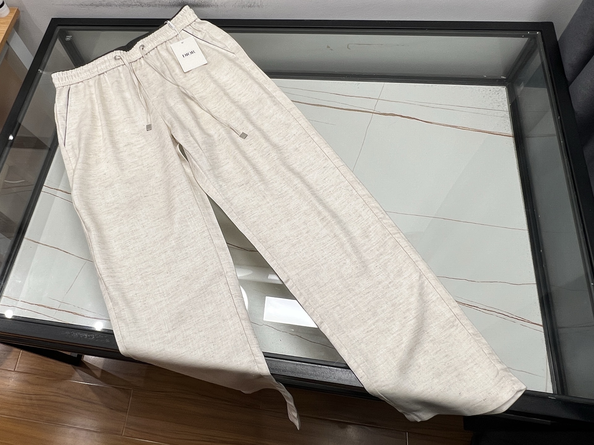 NO:775729,-26SS—— Casual pants made of linen material, perfectly blending sports style and fashion sense, creating a simple yet stylish dressing tool. Its unique linen fabric is breathable and skin-friendly, allowing the skin to breathe freely, keeping you dry and comfortable even if you move for a long time. The design of the pants is simple and smooth  Smooth, neat lines, not picky about your body shape, easily modify your leg shape. Whether you pair it with sports shoes to create a dynamic and sporty style, or pair it with casual leather shoes for a simple and fashionable route, there is no pressure. Menma rest sports casual pants allow you to show your unique charm with a comfortable posture at any time in your busy life!  Ready for sale, single color 31-32-33-34-35-36, Dior-clothing, dior, sneakers,19860909-26SS———面麻材质休闲裤,将运动风与时尚感完美融合,打造出简约而不失格调的穿搭利器.其独特的面麻面料,透气亲肤,让肌肤自由呼吸,即便长时间活动也能保持干爽舒适.裤型设计简约流畅,线条利落,不挑身材,轻松修饰腿型.无论是搭配运动鞋演绎活力运动风,还是配上休闲皮鞋走简约时尚路线,都毫无压力.面麻休行运动休闲裤,让你在忙碌生活中,随时以自在姿态,展现独特魅力！ 现货发售单色31-32-33-34-35-36,迪奥-服装,dior,sneakers,,Women's clothing