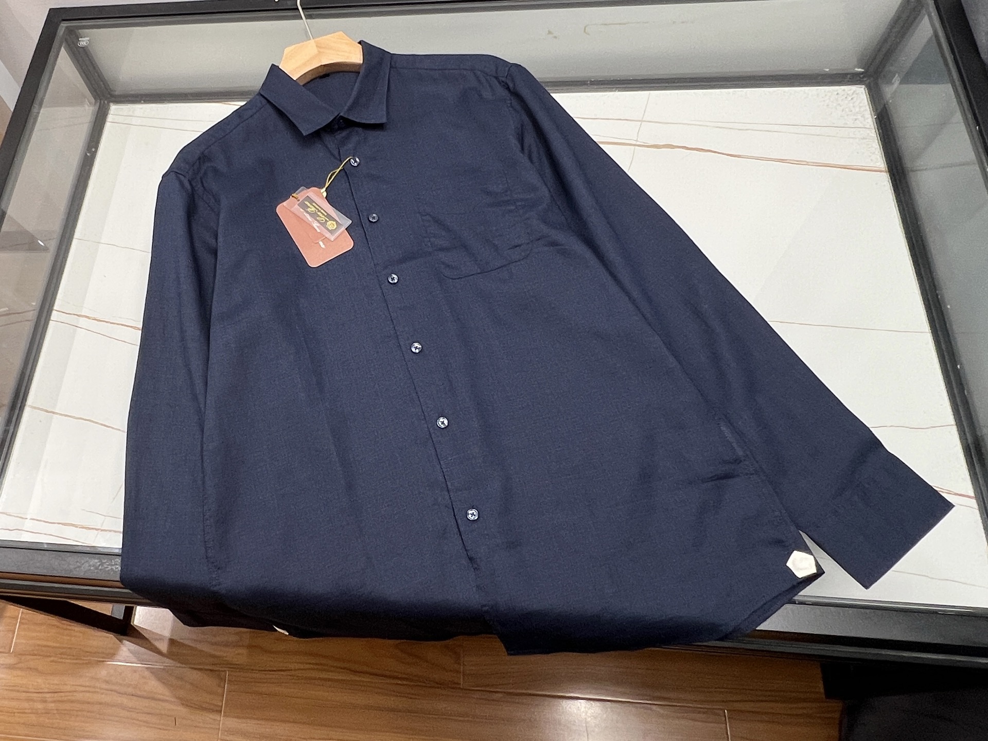 NO:775721,-26SS——Summer must-have lettered casual linen shirt When the summer heat wave hits, a refreshing and comfortable linen shirt is definitely a treasure in the wardrobe. This shirt is made of high-quality linen material, which is soft to the touch and skin-friendly, and has excellent breathability. Even under the scorching sun, it allows the skin to breathe freely, saying goodbye to stuffiness and stickiness.  The overall design of the shirt is simple yet fashionable, and the classic lettering elements are cleverly embellished, adding a bit of personality and vitality to the casual style. The loose fit is not flattering on the figure, and it can be easily controlled whether it is paired with shorts to show a casual and comfortable atmosphere, or with trousers to create a lazy atmosphere. Whether walking on the beach or walking through the city streets, this casual linen shirt with letters can keep you fresh and fashionable in the summer, becoming a unique scenery among the crowd. Available in 4 colors.  L-4XL,men's clothing,shorts,shirts,19860909-26SS——夏日必备字母休闲面麻衬衫 当夏日热浪来袭,一件清爽舒适的面麻衬衫绝对是衣橱里的宝藏单品.这款衬衫精选优质面麻材质,触感柔软亲肤,透气性绝佳,即便在炎炎烈日下,也能让肌肤自由呼吸,告别闷热黏腻. 衬衫整体设计简约又不失时尚感,经典的字母元素巧妙点缀,为休闲风格增添了几分个性与活力.宽松的版型不挑身材,无论是搭配短裤展现随性自在,还是配上长裤营造慵懒氛围,都能轻松驾驭. 无论是漫步在海边,还是穿梭于城市街头,这件字母休闲面麻衬衫都能让你在夏日里保持清爽与时尚,成为人群中一道独特的风景线. 现货发货4色 L-4XL,男装,shorts,shirts,,Women's clothing