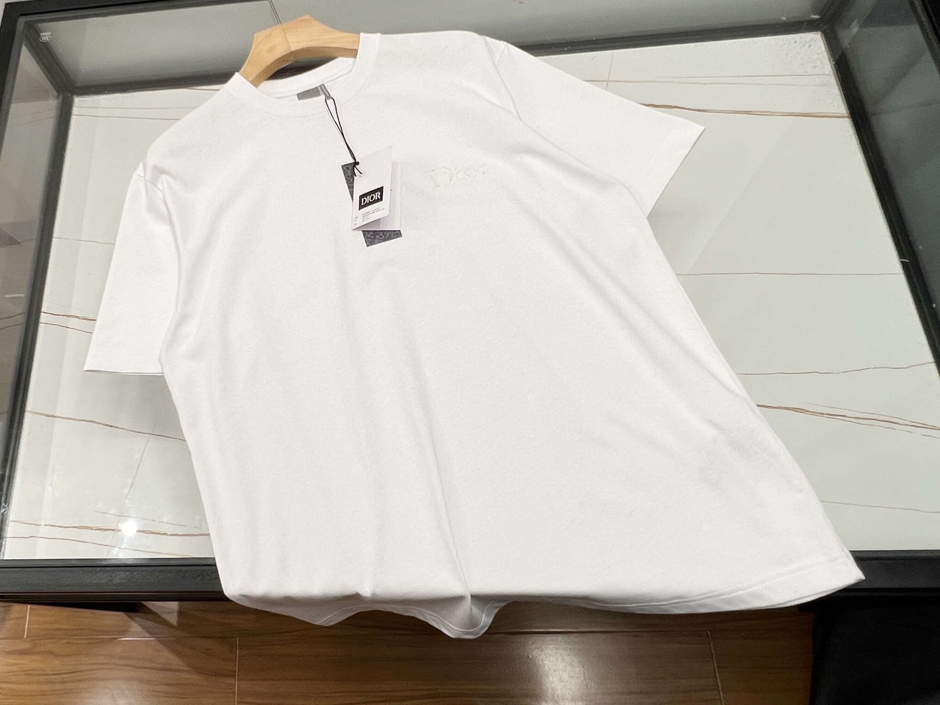 NO:775713,-26SS————Casual short sleeves with letters on the chest, a must-have for fashion outings. This casual short sleeves with letters on the chest is a versatile artifact for the summer wardrobe. The simple solid color background is clean and refreshing, setting a comfortable tone for the overall look. The eye-catching letter print on the chest instantly breaks the monotony, becomes the visual focus, and highlights your personality.  Its style is loose and comfortable, not flattering on your figure, and there is no pressure whether you wear it alone or inside. The fabric is soft and soft against the skin, and has good breathability, which can keep your body dry even in the hot summer. Paired with jeans, it is casual and casual; paired with a short skirt, it is youthful and lively. Whether it is for daily outings, gatherings with friends, or sports and fitness, it can be easily adapted, allowing you to always maintain a sense of fashion and easily become the highlight of the crowd.  Ready for sale in two colors S-XL, Dior-clothing, dior, skirts, jeans, T-shirt,19860909-26SS———胸前字母休闲短袖,时尚出街必备 这款胸前字母休闲短袖,是夏日衣橱的百搭神器.简约的纯色底色,干净清爽,为整体造型奠定舒适基调.而胸前醒目的字母印花,瞬间打破单调,成为视觉焦点,彰显个性态度. 它的版型宽松自在,不挑身材,无论是单穿还是内搭都毫无压力.面料亲肤柔软,透气性佳,即使在炎炎夏日也能保持身体干爽.搭配牛仔裤,休闲随性；配上短裙,青春活泼.无论是日常出街、朋友聚会还是运动健身,它都能轻松适配,让你时刻保持时尚感,轻松成为人群中的亮点. 现货发售二色S-XL,迪奥-服装,dior,skirts,jeans,T-shirt,,Women's clothing