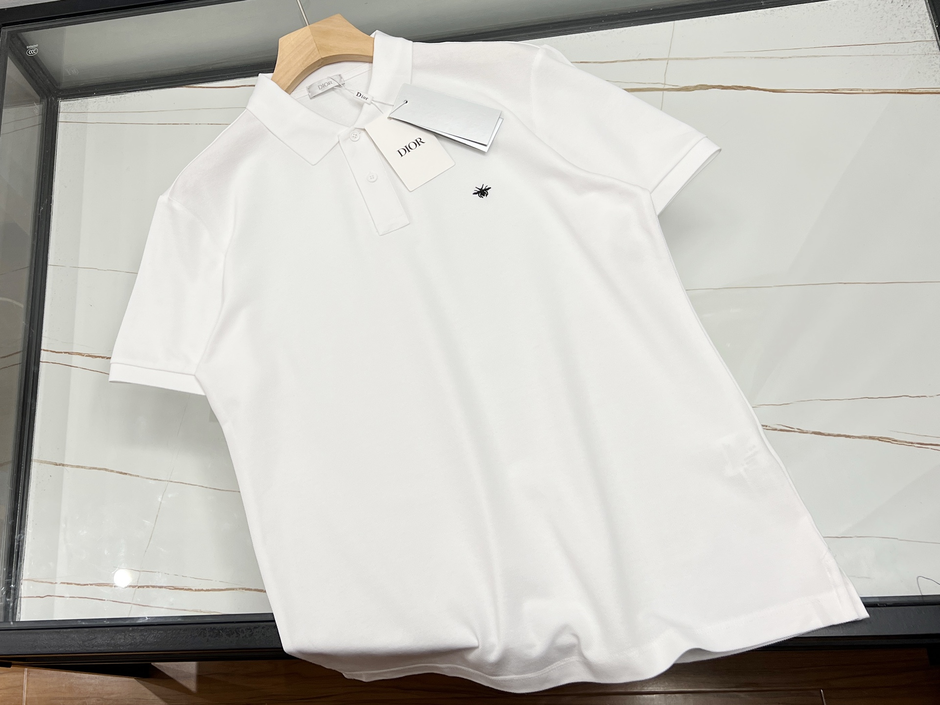 NO:775704,-26SS————Classic high-definition spring and summer new fashion micro-label bee beaded lapel men's classic short sleeves; classic bee lapel for men with missing chest; the official website is synchronized online with the best beaded cotton POLO in spring and summer. The plain front of the body is a new interpretation of the essence of fashion and high luxury style!  It is made of top-quality double-ply piqué cotton fabric supplied by customers. It feels soft, skin-friendly and breathable, and has excellent drape texture. The fabric is tough and elastic. The plain front and micro-marking match show a unique and personalized tone, showing a true luxury, low-key and noble style. 22SS is the most worth buying Polo!  Ready for sale black/white/white XS-XL, Dior-clothing, dior, T-shirt,19860909-26SS———经典高定春夏新款时尚微标蜜蜂珠迪翻领男男士经典短袖；男士胸缺前经典蜜蜂翻领；官网同步在线春夏季最好穿的珠迪棉质POLO,衣身前幅素净全新诠释时尚精粹高奢格调！ 客供顶级双股珠地棉质面料打造而成,手感柔软亲肤透气,质感垂坠出色,面料有韧性,弹性感十足,素净正面与微标彰搭配显出与众不同的个性腔调感展示出真正的高奢低调贵气风范22SS最值得入手的一款Polo！ 现货发售黑/白色/白色XS-XL,迪奥-服装,dior,T-shirt,,Women's clothing