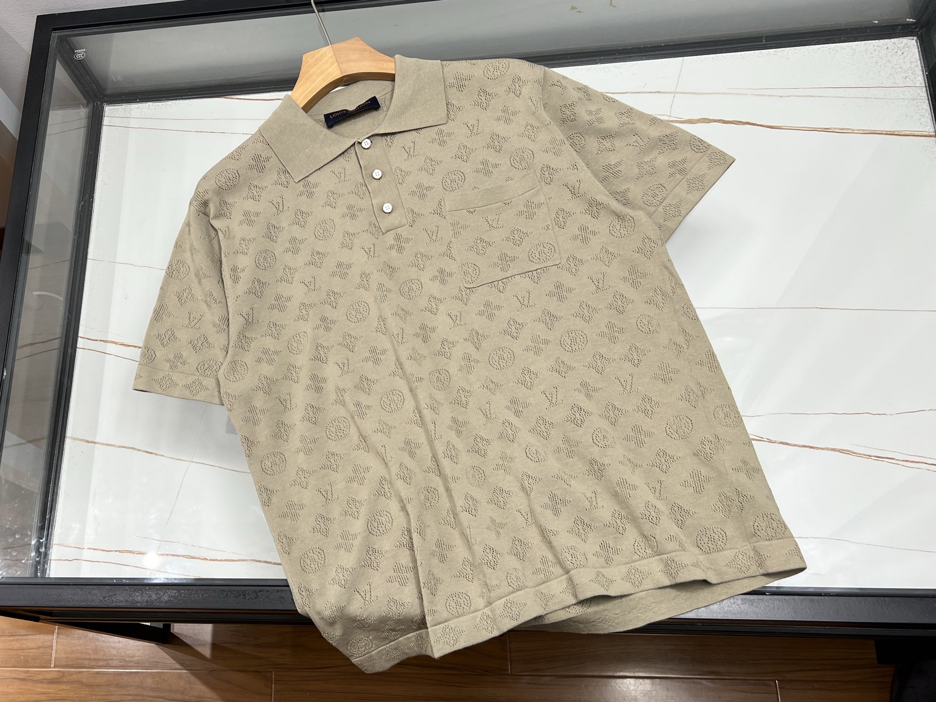 NO:775694,——The letter jacquard splicing lapel short sleeves break the convention with a unique design and highlight your individual attitude. The jacquard craftsmanship gives the letters a three-dimensional texture, which is cleverly spliced on the body, forming a visual collision with the solid color fabric, rich in layers without losing harmony. The classic lapel design modifies the neck line and adds a bit of smart temperament. Short-sleeved style  , refreshing and comfortable, suitable for spring and summer wear. Whether it is worn with casual pants to create a casual street style or with a skirt to create a sweet and cool girly look, it can be easily controlled. It is not only a piece of clothing, but also an expression of fashion attitude, allowing you to stand out from the crowd and become the center of attention, showing your unique charm and fashionable taste.  Available now in 4 colors S-XL, Louis Vuitton-clothing, Louis Vuitton, skirts, T-shirt,19860909——字母提花拼接翻领短袖,以独特设计打破常规,彰显个性态度.提花工艺赋予字母立体纹理,在衣身巧妙拼接,与纯色面料形成视觉碰撞,丰富层次又不失和谐.经典翻领设计,修饰颈部线条,增添几分干练气质.短袖款式,清爽自在,适合春夏穿着.无论是搭配休闲裤,打造随性街头风；还是配半身裙,营造甜酷少女感,都能轻松驾驭.它不仅是一件衣服,更是时尚态度的表达,让你在人群中脱颖而出,成为焦点所在,尽显独特魅力与时尚品味. 现货发售4色S-XL,路易威登-服装,louis vuitton,skirts,T-shirt,,Women's clothing