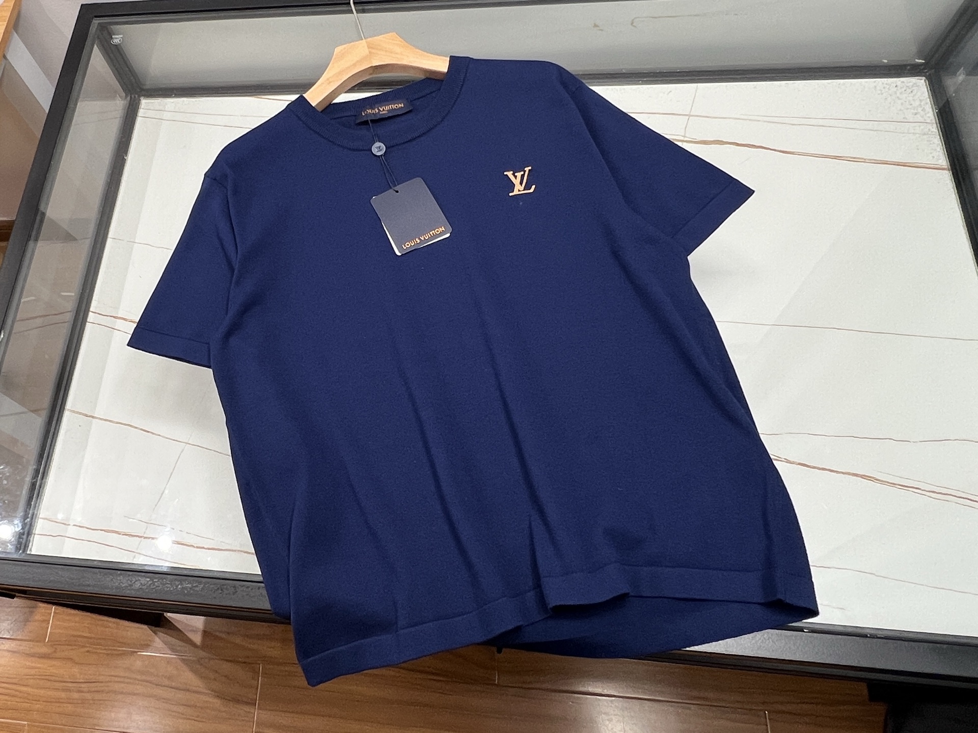 NO:775682,-26SS———— Letter dark pattern jacquard unisex knitting, unlocking new fashion trends. This dark pattern jacquard unisex knitted item is undoubtedly a treasure in the fashion industry. It uses unique dark pattern jacquard technology to outline exquisite patterns among the delicate knitted textures, showing a luxurious texture in a low-key manner, unobtrusive but with a high-end aura.  The ingenious design is suitable for both men and women. It has the right slimming effect without being too tight, making it comfortable to wear. Whether it is worn with jeans for daily outings or with suit pants for business occasions, it can be easily adapted to show the charm of different styles. The fabric is soft and skin-friendly, has good warmth retention, and provides warmth and care in the cold season. The design of the same style for men and women adds to the sweet atmosphere between couples. Wearing it together on the street is eye-catching and romantic.  Available now in three colors S-M-L-XL, Louis Vuitton-clothing, louis vuitton, jeans, business suit,19860909-26SS————字母暗纹提花男女同款针织,解锁时尚新风尚这款暗纹提花男女同款针织单品,无疑是时尚界的宝藏之选.它以独特暗纹提花工艺,于细腻针织纹理间勾勒出精致图案,低调中尽显奢华质感,不张扬却自带高级气场. 版型设计巧妙,男女皆宜,既有着恰到好处的修身效果,又不会过于紧绷,穿着舒适自在.无论是日常出街搭配牛仔裤,还是商务场合搭配西装裤,都能轻松适配,展现不同风格魅力.面料柔软亲肤,保暖性佳,在寒冷季节给予温暖呵护.男女同款的设计,更增添了情侣间的甜蜜氛围,一起穿着出街,吸睛又浪漫. 现货发售三色S-M-L-XL,路易威登-服装,louis vuitton,jeans,business suit,,Women's clothing