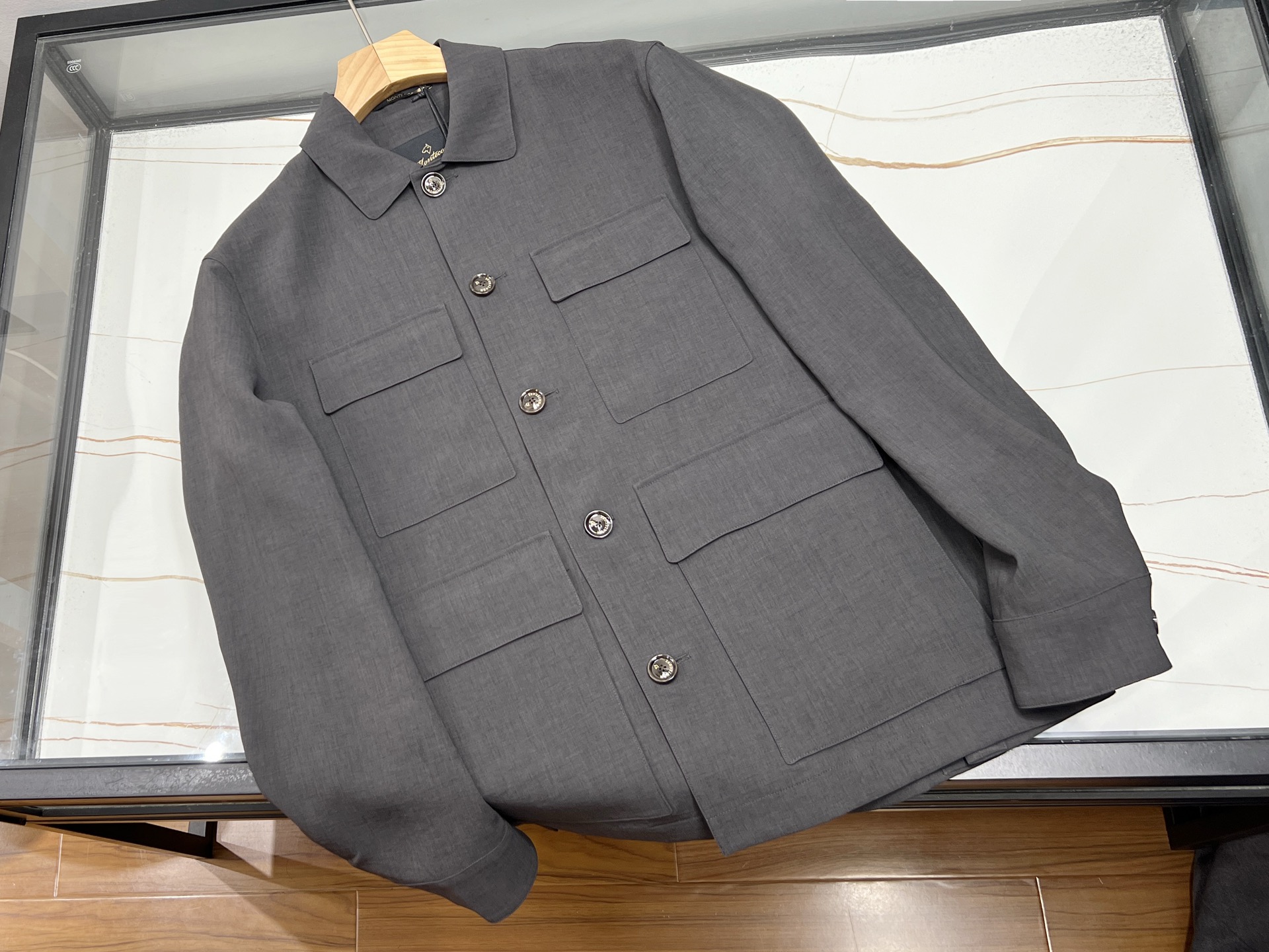 NO:776119,-26SS—Montecore’s authentic authorized sun protection clothing is made of high-tech nylon custom-made fabric imported from German GLS, which is both light and highly functional. This sun protection clothing weighs only about 200g, but has UPF50+ professional-grade sun protection performance, can block 99% of ultraviolet rays, and is windproof and rainproof. The nylon fabric feels as soft and breathable as a 'second skin'.  The design details highlight the high-end quality. The double zipper structure provides multiple ways to wear it. All hardware is engraved with the Montecore brand logo, and the sleeve embroidery label adopts original Italian craftsmanship. The lining is embedded with sensor chip technology, and the washed label undergoes special anti-counterfeiting treatment. It is available in classic colors such as black and nude pink. The short and slim version is suitable for daily commuting, while the mid-length version meets outdoor needs.  This series of sun protection clothing has passed the German TV antibacterial certification. The fabric has been treated with bubble lattice dense weaving and is combined with a physical sun protection coating to maintain the sun protection effect even if washed many times. As the same style as the counter, its three-dimensional tailoring can perfectly fit the Asian body shape, and the hidden side pockets are both practical and beautiful. Available now in three colors 48-54, men's clothing,19860909-26SS———Montecore正品授权防晒衣采用德国GLS进口高科技尼龙定制面料,兼具轻盈与强功能性.这款防晒衣重量仅200g左右,却拥有UPF50+专业级防晒性能,可阻挡99紫外线,同时具备防风防雨特性,尼龙面料触感如'第二层皮肤'般柔软透气. 设计细节彰显高端品质双拉链结构提供多种穿法,所有五金件均雕刻Montecore品牌logo,衣袖绣标采用意大利原版工艺.内衬植入感应芯片科技,水洗标经过特殊防伪处理.提供黑色、裸粉等经典色系,短款修身版型适合日常通勤,中长款则满足户外需求. 该系列防晒衣通过德国TV抗菌认证,面料经过泡泡格密织处理,配合物理防晒涂层,即使多次水洗仍保持防晒效果.作为专柜同款,其立体剪裁能完美贴合亚洲人身形,侧边隐形口袋兼顾实用性与美观度. 现货发售三色48-54,男装,,Women's clothing