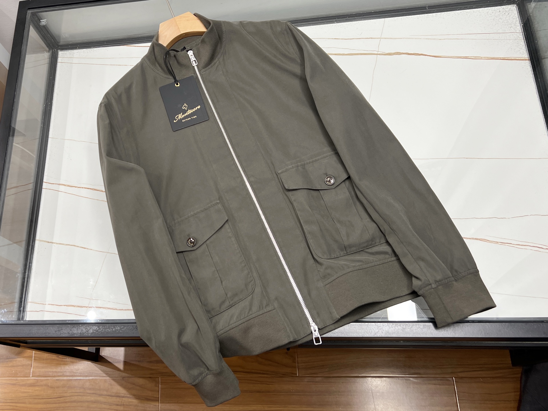 NO:776110,-26SS————The 2026 spring acetate super-soft luxury jacket launched by the authentic Italian Montecore zipper model uses 87 acetate fiber and 13 polyester fiber blended fabric as the core to create a unique texture with a delicate metallic micro-gloss. The brand has been around since 2006 Founded in the Marche region, it is famous for its fusion of tailoring craftsmanship and sports style. This jacket continues the essence of the brand and adopts a stand-up collar and dropped shoulder design. It not only retains the crispness of business occasions, but also adapts to casual matching such as jeans through a slightly wider cut, realizing the practical value of 'one garment for multiple wear'. In terms of fabric properties, acetate fiber gives the clothes a natural drape and breathability, while polyester fiber enhances wear resistance. With the brand's iconic hidden stowable hood design, the style can be flexibly adjusted according to the weather or occasion. The Italian craftsmanship of rigorous zippers with snap double closure systems, patch pockets and flap pockets can be seen in the details, which not only improves practicality, but also highlights the sense of luxury through structural tailoring. Although the price of this jacket is three times higher than that of similar domestic products, thanks to LORO PIANA's homologous fabric supply chain and limited production strategy have made it the first choice for spring wear for consumers who pursue quality and uniqueness. Available now in three colors 48-54, men's clothing, loro piana, jeans, jackets & coats, hats,19860909-26SS———正品意大利Montecore拉链款推出的2026春季醋酸超柔奢华夹克,以87醋酸纤维与13聚酯纤维混纺面料为核心,打造出细腻金属微光泽的独特质感.该品牌自2006年创立于马尔凯地区,以裁缝工艺与运动风格融合著称,此款夹克延续品牌精髓,采用立领落肩版型设计,既保留商务场合的挺括感,又通过微阔剪裁适配牛仔裤等休闲搭配,实现“一衣多穿”的实用价值. 面料特性上,醋酸纤维赋予衣物天然垂坠感与透气性,聚酯纤维则强化耐磨性,配合品牌标志性的隐藏式可收纳风帽设计,可根据天气或场合灵活调整穿搭风格.细节处可见意大利工艺的严谨拉链配按扣双闭合系统、贴袋翻盖口袋等元素,既提升实用性,又通过结构感剪裁凸显高级感.该夹克定价虽高于国内同类产品3倍,但凭借LORO PIANA同源面料供应链及限量生产策略,成为追求品质与独特性的消费者的春日穿搭优选. 现货发售三色48-54,男装,loro piana,jeans,jackets & coats,hats,,Women's clothing