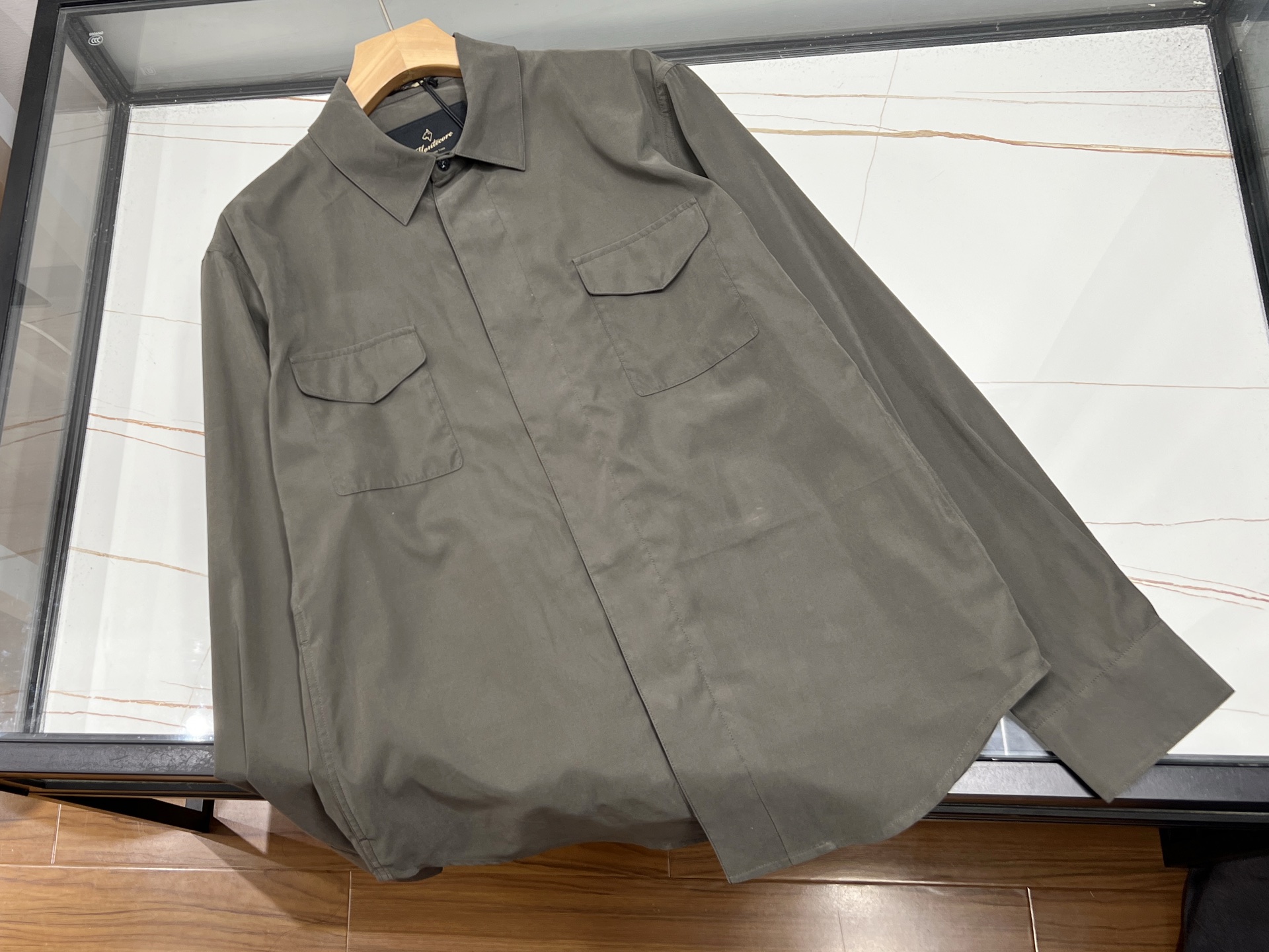 NO:776101,-26SS——The 2026 spring acetate super-soft luxury zipper jacket launched by Montecore, an authentic Italian shirt, uses 87 acetate fiber and 13 polyester fiber blended fabric as the core to create a unique texture with a delicate metallic micro-gloss. The brand has been around since 200 Founded in the Marche region in 6 years, it is famous for its fusion of tailoring craftsmanship and sports style. This jacket continues the essence of the brand and adopts a stand-up collar and dropped shoulder design. It not only retains the crispness of business occasions, but also adapts to casual matching such as jeans through a slightly wider cut, realizing the practical value of 'one garment for multiple wear'. In terms of fabric properties, acetate fiber gives the clothes a natural drape and breathability, while polyester fiber enhances wear resistance. With the brand's iconic hidden stowable hood design, the style can be flexibly adjusted according to the weather or occasion. The Italian craftsmanship of rigorous zippers with snap double closure systems, patch pockets and flap pockets can be seen in the details, which not only improves practicality, but also highlights the sense of luxury through structural tailoring. Although the price of this jacket is three times higher than that of similar domestic products, thanks to LORO PIANA's homologous fabric supply chain and limited production strategy have made it the spring outfit choice for consumers who pursue quality and uniqueness. Available in stock in three colors 48-54, men's clothing, loro piana, jeans, jackets & coats, shirts, hats,19860909-26SS———正品意大利衬衫款Montecore推出的2026春季醋酸超柔奢华拉链款夹克,以87醋酸纤维与13聚酯纤维混纺面料为核心,打造出细腻金属微光泽的独特质感.该品牌自2006年创立于马尔凯地区,以裁缝工艺与运动风格融合著称,此款夹克延续品牌精髓,采用立领落肩版型设计,既保留商务场合的挺括感,又通过微阔剪裁适配牛仔裤等休闲搭配,实现“一衣多穿”的实用价值. 面料特性上,醋酸纤维赋予衣物天然垂坠感与透气性,聚酯纤维则强化耐磨性,配合品牌标志性的隐藏式可收纳风帽设计,可根据天气或场合灵活调整穿搭风格.细节处可见意大利工艺的严谨拉链配按扣双闭合系统、贴袋翻盖口袋等元素,既提升实用性,又通过结构感剪裁凸显高级感.该夹克定价虽高于国内同类产品3倍,但凭借LORO PIANA同源面料供应链及限量生产策略,成为追求品质与独特性的消费者的春日穿搭优选. 现货发售三色48-54,男装,loro piana,jeans,jackets & coats,shirts,hats,,Women's clothing