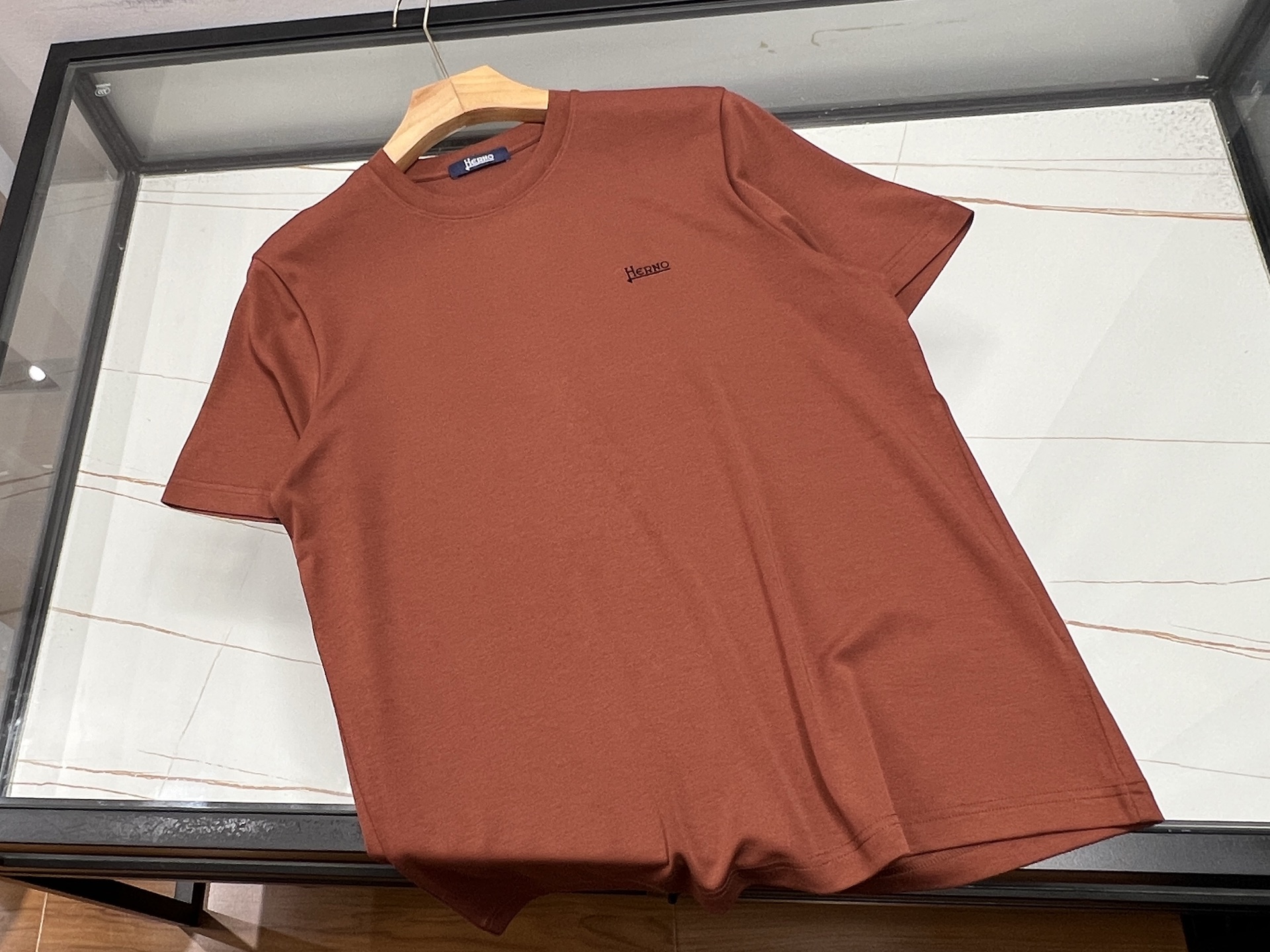 NO:776092,-26SS——her short sleeves with letter print on the chest, a perfect fusion of fashion and personality. Selected high-quality cotton material, soft and skin-friendly, breathable and sweat-absorbent, comfortable to wear. The unique letter print on the chest uses three-dimensional embroidery or exquisite printing technology, with bright colors and smooth lines, which not only shows the trendy attitude, but also maintains a simple style  .Whether it is paired with jeans or casual pants, it can be easily worn and show your unique charm. The letter design can be freely selected. Whether it is an English phrase expressing your attitude or a creative pattern combination, your short-sleeved shirt can become the focus of the street. This short-sleeved shirt is not only suitable for daily wear, but also a fashion item that shows your own style.  Ready for sale in six colors M-XXXL, men's clothing, jeans, T-shirt,19860909-26SS———her胸前字母印花设计短袖,是时尚与个性的完美融合.精选优质棉料,柔软亲肤,透气吸汗,穿着舒适自在.胸前独特的字母印花,采用立体刺绣或精致印花工艺,色彩鲜明,线条流畅,既彰显潮流态度,又不失简约格调.无论是搭配牛仔裤还是休闲裤,都能轻松驾驭,展现你的独特魅力.字母设计可自由选择,无论是表达态度的英文短句,还是富有创意的图案组合,都能让你的短袖成为街头焦点.这款短袖,不仅适合日常穿搭,更是展现自我风格的时尚单品. 现货发售六色M-XXXL,男装,jeans,T-shirt,,Women's clothing