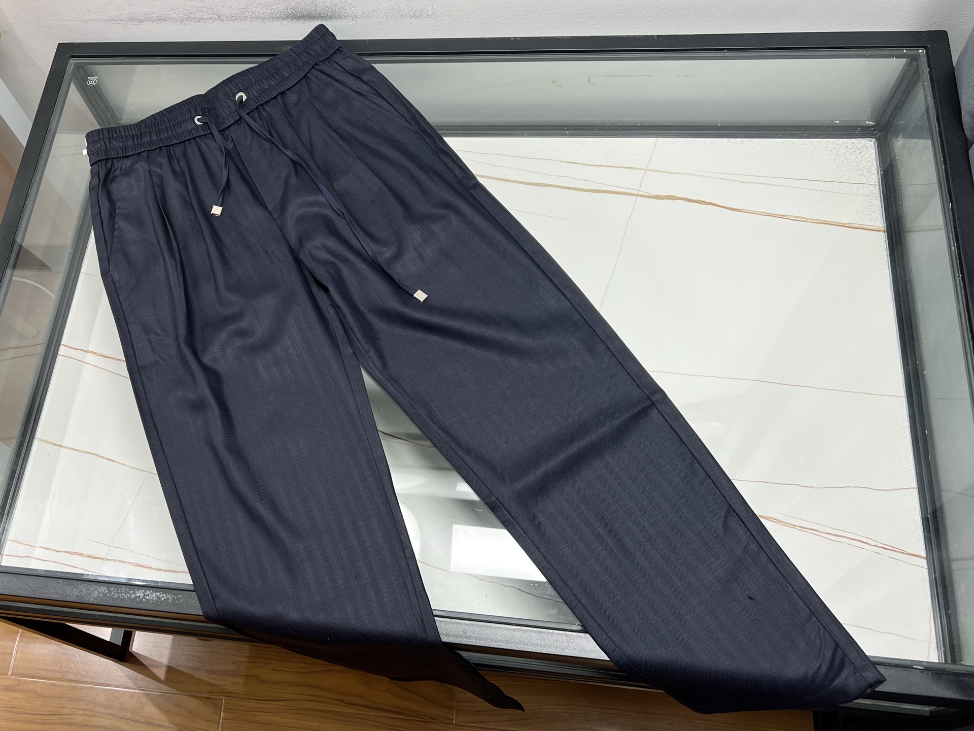 NO:776122,-26SS——BC Descendants Embroidered Casual Pants are the perfect fusion of tradition and fashion. Descendants Embroidered Casual Pants cleverly combine exquisite embroidery craftsmanship with modern casual style. On the trousers, the delicate embroidery patterns are lifelike, either as smart flowers and birds or as simple decorations. Every stitch and every thread is devoted to the efforts of the craftsmen, fully displaying the unique charm of traditional craftsmanship.  It is made of high-quality fabrics, soft and skin-friendly, has good breathability, and is comfortable to wear. The loose-fitting design makes it easy to control regardless of your body shape, whether it is daily outings, sports and fitness, or leisure at home. The embellishment of embroidery elements makes the pants get rid of the monotony and adds an artistic flavor and fashion sense. Wearing it, you can not only show your personal taste, but also inherit the traditional culture. It is a rare fashion item. Available now in blue 31-32-33-34-35-36, men's clothing,19860909-26SS———BC后代刺绣休闲裤传统与时尚的完美融合 后代刺绣休闲裤,将精湛刺绣工艺与现代休闲风格巧妙结合.裤身之上,细腻的刺绣图案栩栩如生,或为灵动花鸟,或为古朴纹饰,每一针每一线都倾注着匠人的心血,尽显传统工艺的独特魅力. 它选用优质面料,柔软亲肤,透气性佳,穿着舒适自在.宽松的版型设计,不挑身材,无论是日常出街、运动健身还是居家休闲,都能轻松驾驭.刺绣元素的点缀,让裤子摆脱单调,增添了一份艺术气息与时尚感,穿上它,既能展现个性品味,又能传承传统文化,实乃不可多得的时尚单品. 现货发售蓝色31-32-33-34-35-36,男装,,Women's clothing