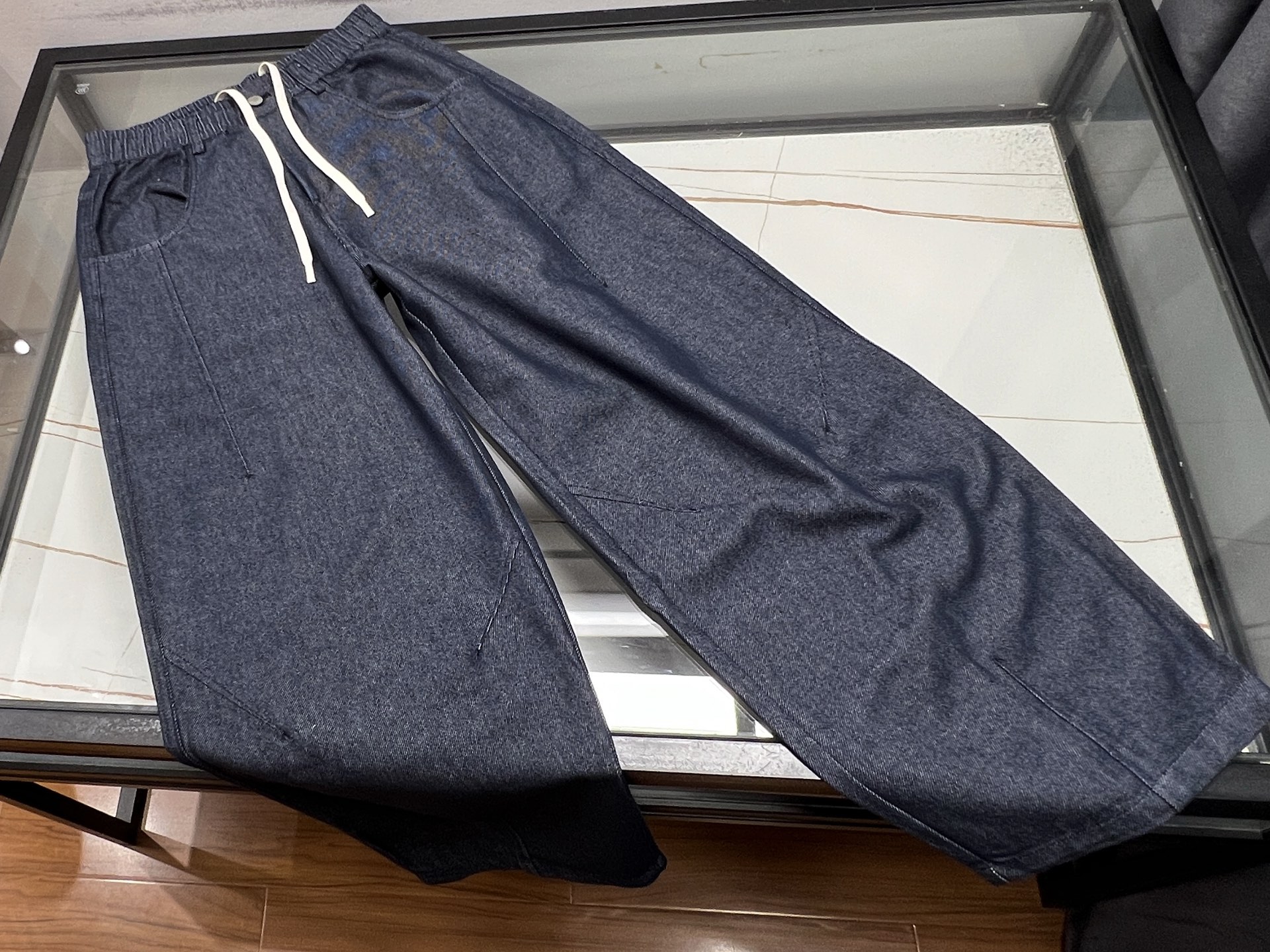 NO:776457,-26SS————ACE Descendants Embroidered Casual Pants are a perfect fusion of tradition and fashion. Descendants Embroidered Casual Pants cleverly combine exquisite embroidery craftsmanship with modern casual style. On the trousers, the delicate embroidery patterns are lifelike, either as smart flowers and birds, or as simple decorations. Every stitch and every thread is devoted to the efforts of the craftsmen, fully displaying the unique charm of traditional craftsmanship.  It is made of high-quality fabrics, soft and skin-friendly, has good breathability, and is comfortable to wear. The loose-fitting design does not pick on your body shape, and can be easily controlled whether it is daily outings, sports and fitness, or leisure at home. The embellishment of embroidery elements makes the pants get rid of the monotony, adding an artistic atmosphere and a sense of fashion. Wearing them, you can not only show your personal taste, but also inherit traditional culture. It is a rare fashion item.  Ready for sale blue 31-32-33-34-35-36, men's and women's clothing,19860909-26SS———ACE后代刺绣休闲裤传统与时尚的完美融合 后代刺绣休闲裤,将精湛刺绣工艺与现代休闲风格巧妙结合.裤身之上,细腻的刺绣图案栩栩如生,或为灵动花鸟,或为古朴纹饰,每一针每一线都倾注着匠人的心血,尽显传统工艺的独特魅力. 它选用优质面料,柔软亲肤,透气性佳,穿着舒适自在.宽松的版型设计,不挑身材,无论是日常出街、运动健身还是居家休闲,都能轻松驾驭.刺绣元素的点缀,让裤子摆脱单调,增添了一份艺术气息与时尚感,穿上它,既能展现个性品味,又能传承传统文化,实乃不可多得的时尚单品. 现货发售蓝色31-32-33-34-35-36,男装女装,,Women's clothing