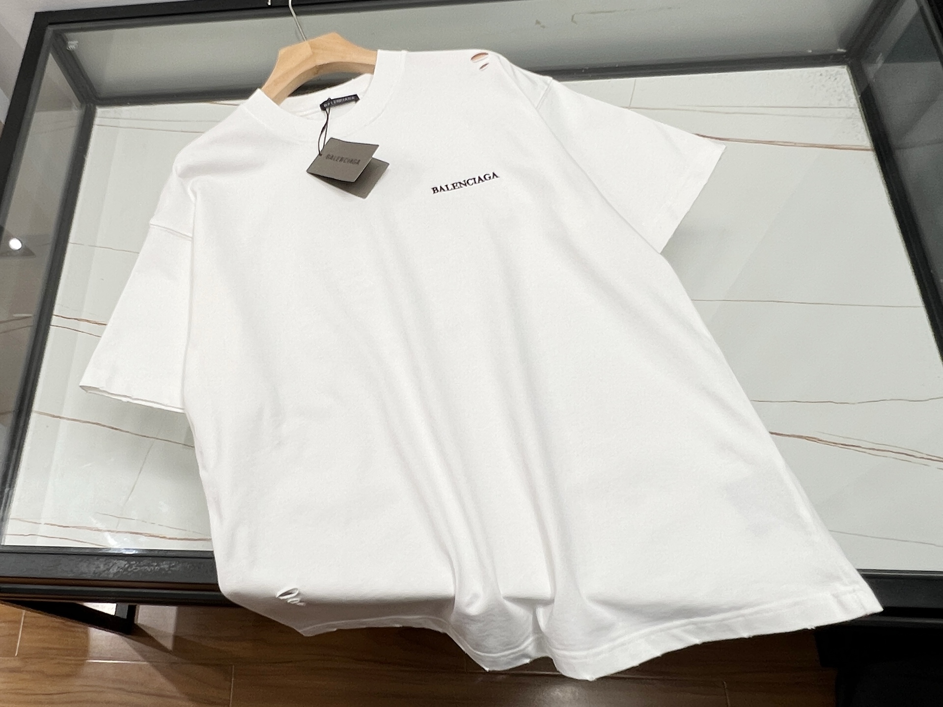 NO:776448,-26SS—ba pleated heavy-duty washed short-sleeves perfectly integrate retro craftsmanship with modern trends. They are made of 320g heavyweight pure cotton fabric and are treated with double washing processes to present a natural aged texture and soft touch. The iconic strip design adopts double-sided heavy-duty sewing technology, and the stripe spacing is precisely calculated, which can not only modify the body shape but also full of visual tension.  The details reflect the ingenuity of the three-needle reinforced neckline to ensure that it does not deform, the double-stitched cuffs improve durability, and the slightly dropped shoulder tailoring combines comfort and silhouette. The special washing process gives the clothes a retro charm while keeping the fabric stiff and not easily deformed. It is highly malleable in terms of matching, whether it is paired with overalls to create a street style, or combined with denim items to give an American retro feel, it can be easily controlled. The loose-fitting design is suitable for layering, and is a must-have item for trendy people who pursue texture and personality.  Available now in two colors S-XL, Balenciaga-clothing, balenciaga, T-shirt,19860909-26SS—ba折拼重工水洗短袖将复古工艺与现代潮流完美融合,采用320g重磅纯棉面料,经过双重水洗工艺处理,呈现出自然的做旧质感与柔软触感.标志性的间条设计采用双面重工缝制技术,条纹间距经过精密计算,既能修饰身形又充满视觉张力, 细节处体现匠心三本针加固领口确保不变形,双车线袖口提升耐用性,微落肩剪裁兼顾舒适与廓形感.特殊的水洗工艺使衣物自带复古韵味,同时保持面料挺括不易变形.搭配方面极具可塑性,无论是搭配工装裤打造街头风,还是与牛仔单品组合呈现美式复古感,都能轻松驾驭.宽松版型设计适合叠穿,是追求质感与个性的潮流人士必备单品. 现货发售二色S-XL,巴黎世家-服装,balenciaga,T-shirt,,Women's clothing