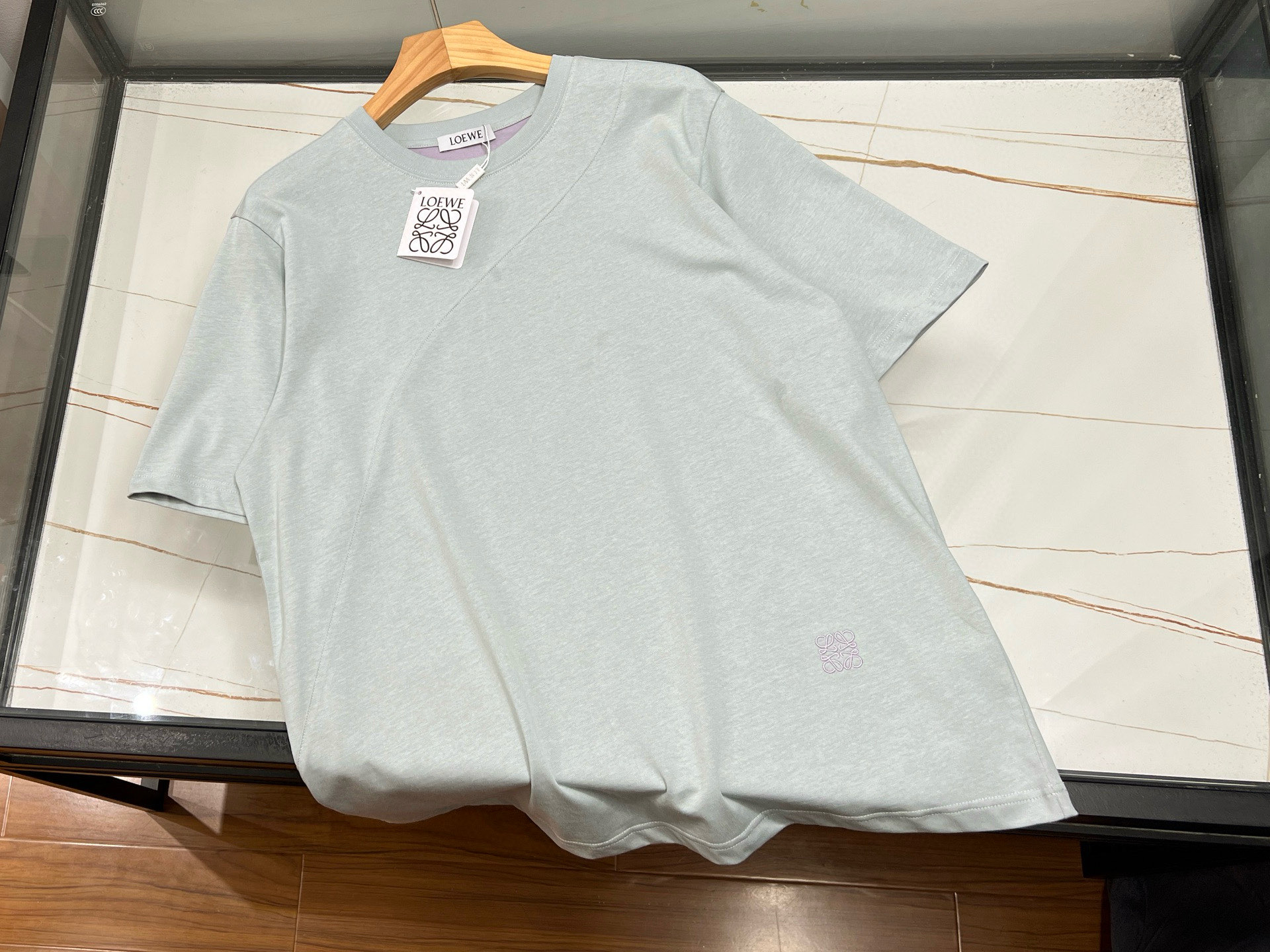 NO:776438,——Embroidered letter short sleeves, with its unique craftsmanship and fashionable design, have become the highlight of the summer wardrobe. This short sleeve is made of high-quality fabrics, soft and breathable, comfortable to wear, and suitable for various occasions. The exquisite embroidered letters not only show superb craftsmanship skills, but also give the clothes unique personality and charm. The letter patterns are diverse and can be selected according to personal preferences, whether it is  Simple-style capital letters or artistic pattern combinations can highlight the unique taste of the wearer. The short-sleeves are well-fitting and have smooth lines. Whether worn alone or as an inner layer, they can be easily worn and show a fashionable attitude. Whether it is for leisure travel or daily travel, short-sleeves with embroidered letters are a fashion item that you cannot miss, making your summer outfit more colorful.  Spot sale sky blue XS-S-M-L, Loewe-clothing, loewe, T-shirt,19860909———刺绣字母短袖,以其独特的工艺与时尚设计,成为夏日衣橱中的亮点.这款短袖采用优质面料,柔软透气,穿着舒适,适合各种场合搭配.精致的刺绣字母,不仅展现了高超的手工艺技巧,更赋予了衣物独特的个性与魅力.字母图案多样,可根据个人喜好选择,无论是简约风格的大写字母,还是富有艺术感的图案组合,都能彰显穿着者的独特品味.短袖剪裁合身,线条流畅,无论是单穿还是作为内搭,都能轻松驾驭,展现时尚态度.无论是休闲出游,还是日常出行,刺绣字母短袖都是你不容错过的时尚单品,让你的夏日穿搭更加丰富多彩. 现货发售天蓝XS-S-M-L,罗意威-服装,loewe,T-shirt,,Women's clothing