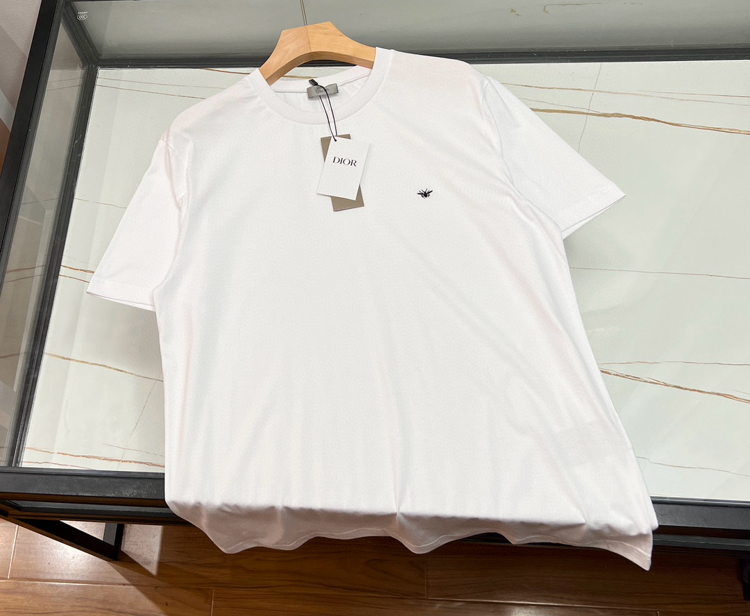 NO:776429,-26SS——Large element, small embroidery, white bee, classic embroidery letters, spring and summer new styles, bee embroidery on the chest, casual cotton round neck short sleeves; same styles for men and women, small letters on the chest, fashionable pullover round neck series pattern short sleeves. Imported cotton material, soft, smooth and delicate to the touch, and skin-friendly. The breathability and moisture absorption of the fabric is unparalleled, comfortable and advanced. The two merge with each other and complement each other, using irony and poetry to inject interesting details into the series!  Classic OS loose fit cut!  Ready for sale white/black XS-S-M-L, Dior-clothing, dior, T-shirt,19860909-26SS———大元素小刺绣白蜜蜂经典刺绣字母春夏新款胸前蜜蜂刺绣休闲棉质圆领短袖；男女同款胸前小字母时尚套头圆领系列图案短袖 客供进口全棉材质,手感柔和爽滑细腻,且富有亲肤感,其面料的透气吸湿性更是无与伦比的舒适高级,两者相互融合、相映成趣,用讽刺与诗歌为该系列注入值得玩味的细节！经典OS宽松版型裁剪！ 现货发售白色/黑色XS-S-M-L,迪奥-服装,dior,T-shirt,,Women's clothing