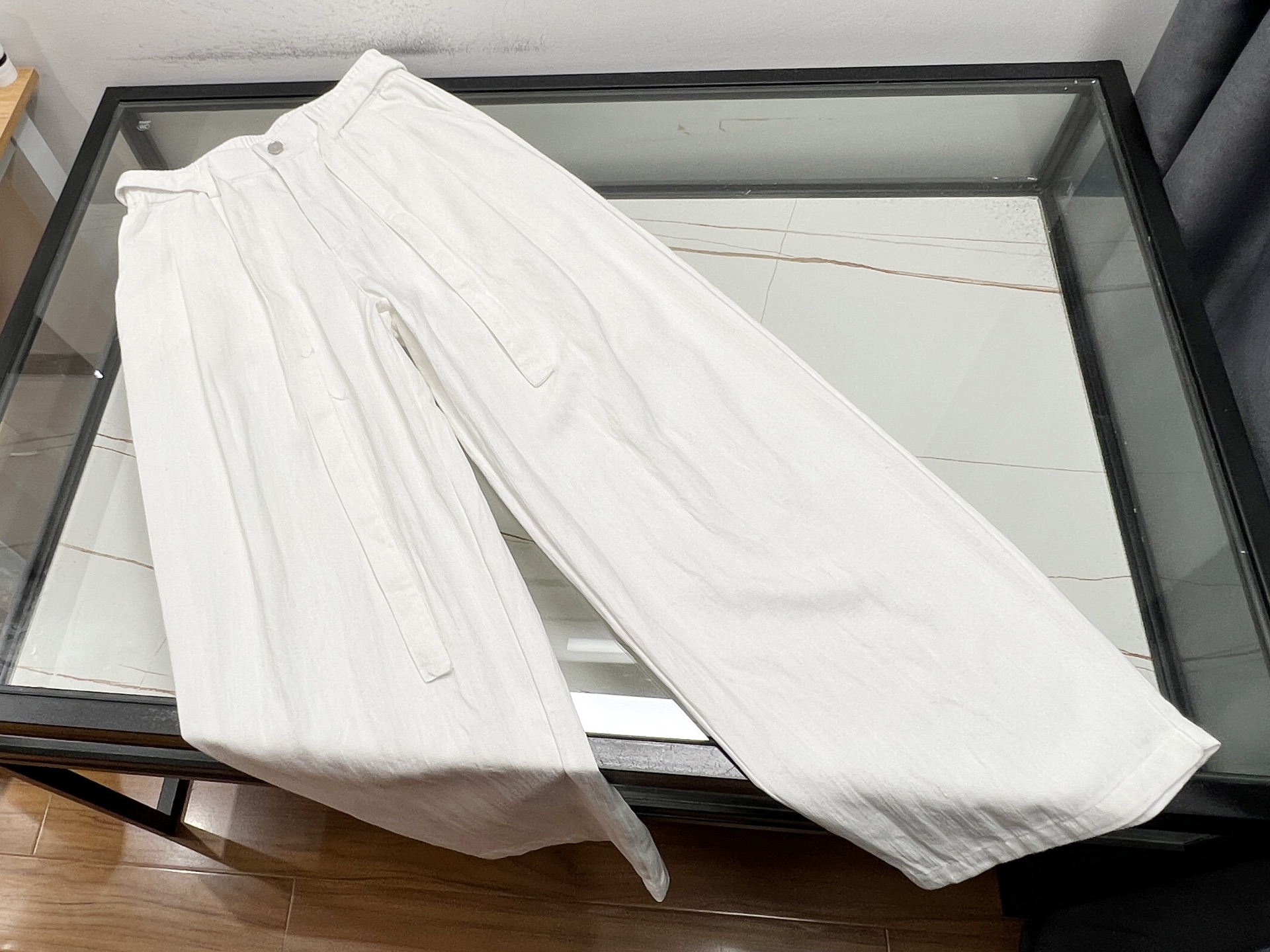 NO:776417,-26SS large element scimitar pants, fashionable loose casual pants, same style for men and women, fashionable sports casual pants, the latest casual sportswear minimalist design style with infinite power pants;  Loose fit cutting, super versatile upper body, simple and fashionable, eye-catching reflective stripes on the sides of the trousers, and three-dimensional relief images of laminated letters add a fashionable and eye-catching sense to the entire trousers. Simple but not simple style and status; Custom-woven cotton fabrics are provided, which are light, smooth, breathable, full of drape and not easy to wrinkle, and are versatile for daily commuting!  Ready for sale white/blue XS-S-M-L, men's clothing,19860909-26SS大元素弯刀裤子时尚宽松休闲裤男女同款时尚运动休闲裤子,最新休闲运动装极简的设计风格有着无穷的力量裤子； 宽松的版型裁剪,超百搭上身简约时髦,裤身侧边醒目反光条纹,压胶字母立体浮雕图片点缀为整条裤装平添了时尚醒目感简约而不简单的格调与身份地位；客供定织棉面料,轻薄爽滑透气,垂顺感十足且不易起皱,平日通勤百搭！ 现货发售白色/蓝色XS-S-M-L,男装,,Women's clothing