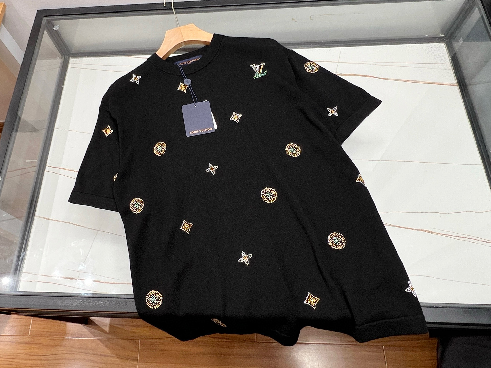 NO:776423,-26SS———— Letter flower perm letter jacquard unisex knitting, unlocking new fashion trends. This dark pattern jacquard unisex knitted item is undoubtedly a treasure of the fashion industry. It uses unique dark pattern jacquard technology to outline exquisite patterns among the delicate knitted textures, showing a luxurious texture in a low-key manner, unobtrusive but with a high-end aura.  The clever design is suitable for both men and women. It has the right slimming effect without being too tight, and is comfortable and comfortable to wear. Whether it is worn with jeans for daily outings or with suit pants for business occasions, it can be easily adapted to show the charm of different styles. The fabric is soft and skin-friendly, has good warmth retention, and provides warmth and care in cold seasons. The design of the same style for men and women adds to the sweet atmosphere between couples. Wearing it together on the street is eye-catching and romantic. Black S-M-L- available now  XL,Louis Vuitton-clothing,louis vuitton,jeans,business suit,19860909-26SS———字母花卉烫字母提花男女同款针织,解锁时尚新风尚这款暗纹提花男女同款针织单品,无疑是时尚界的宝藏之选.它以独特暗纹提花工艺,于细腻针织纹理间勾勒出精致图案,低调中尽显奢华质感,不张扬却自带高级气场. 版型设计巧妙,男女皆宜,既有着恰到好处的修身效果,又不会过于紧绷,穿着舒适自在.无论是日常出街搭配牛仔裤,还是商务场合搭配西装裤,都能轻松适配,展现不同风格魅力.面料柔软亲肤,保暖性佳,在寒冷季节给予温暖呵护.男女同款的设计,更增添了情侣间的甜蜜氛围,一起穿着出街,吸睛又浪漫. 现货发售黑色S-M-L- XL,路易威登-服装,louis vuitton,jeans,business suit,,Women's clothing